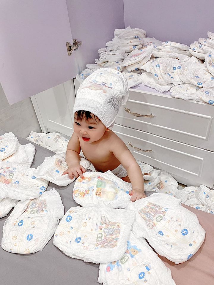 Khi mà mọi người đang tìm mua khẩu trang 😷 thì nhà tớ đây chẳng có gì ngoài bỉm tã các cậu ạ 🤣