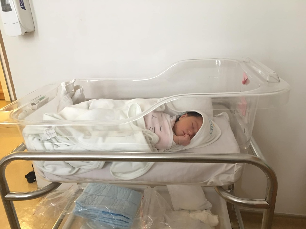 REVIEW COMBO ĐAU ĐẺ THƯỜNG & ĐẺ MỔ TẠI VINMEC TIMECITY

Hôm nay là hơn 4 tháng sau khi sinh bé rồi mình mới có thời gian ngồi viết lại review chi tiết cho chị em (vì nhiều ce hỏi quá mình ko trả lời hết và cặn kẽ được), cũng coi như kỉ niệm đi sinh bé Pi 
 Trước sinh: 
* Mình mua Gói sinh thường 36w trực tiếp của Vinmec Timecity, mua tại hội thảo được giảm 2tr, còn 35tr.
Mua gói 36w thì được khám từ w34, lần đầu mình khám đặt bác sĩ Dung, bác nữ, trẻ, nhẹ nhàng, siêu nhiệt tình, cho cả sđt để về alo khi có vấn đề bất thường vì mình trong nhóm nguy cơ tiểu đường thai kì và nhà thì ở xa Timecity. Những lần sau mình khám các bác khác tuỳ theo lịch vợ chồng mình rảnh, bác Thái nữ, bác Thái nam, bác Tuấn, ... Tóm lại thì bác nào cũng chuyên môn cao, nhiệt tình và nhẹ nhàng cả 
* Mình dự sinh ngày 15, ngày 13 thấy lo lo nên đi khám, 2 vợ chồng vác cả va li đi vì nghĩ sẽ đẻ thôi, khám xong bác sĩ bảo chưa đẻ đâu, lại về :))). Ngày 16, đau bụng nhẹ và ra ít huyết nâu, xách vali đi đẻ tiếp, bác sĩ bảo không sao, về đi. 1h sáng ngày 17, đau bụng theo cơn, đau từ 9h tối ngày 16 rồi, 2 vợ chồng lại xách vali đi đẻ, đến nơi gần 2h. Xe đến nơi, 2 y tá ra đón, ngồi xe đẩy đẩy vô phòng chờ sinh cũng là phòng sinh luôn. Hành trình đi đẻ thực sự bắt đầu 
- Đau dữ dội theo cơn, có y tá, hộ lý vào, sau đó có bác sĩ vào, đúng ca bác Dung nên bác nhận ra mình ngay. Bắt đầu nằm đo monitor, sau đó khám trong. Nằm gần tiếng, y tá hay hộ lý gì đó vào kiểm tra liên tục mà bảo không có cơn co, không mở phân nào cả. Mình thì vẫn đau, bà hộ lý take care trực tiếp mình thật sự quá quắt: “Đau thế bình thường, chưa mở đâu, cũng không có cơn co, có người đau thế này cả tuần mới đi đẻ, chắc em nằm tí nữa rồi về thôi!” Mình vẫn bảo em đau lắm, bà í đi ra, mình bảo chồng mình ra báo bác sĩ Dung và bên quản lý để người khác care trường hợp của mình. Sau 3 lần chồng mình ra gọi thì bác Dung vào (vì đêm đó ít bác trực quá nên mn khá bận), bác khám cẩn thận cho mình rồi bảo mở 1 phân rồi, tiến hành các công tác chuyển dạ thôi, em yên tâm nhé! Thấy yên tâm hẳn huhu. Thật sự đến giờ nhắc đến Vin và chuyện đi đẻ thì chỉ không hài lòng bà hộ lý đó thôi :))). 
- Sau đó thì có người vào sắp xếp đồ để mình chuẩn bị sinh. Y tá đặt ống thụt cho, được một lúc thì đau bụng và đi vệ sinh, thốn đến tận óc, vật vã luôn. Rồi cả đi làm vệ sinh cá nhân, tắm rửa. Và sau đó, đau, rất đau, chắc do mình chịu đau kém, mình bảo bác sĩ tiêm giảm đau suốt nhưng các bác động viên nên tiêm sau mở 3p sẽ tốt cho cuộc chuyển dạ hơn. Vì ca của mình kêu đau thảm thiết quá nên tận 3 bác luân phiên vào care, nhưng vẫn mở rất chậm. Hành trình mở từ 1 phân đến 3 phân của mình mất khoảng 10 tiếng tính từ 2h đêm hôm trước, đau dữ dội khi cơn co đến, lại còn khám trong liên tục, hic. Hôm sau là bác Vũ Duy Thái tiếp nhận ca của mình, bác Thái nam cũng là bác sĩ mình khám tuần cuối cùng trước khi đi sinh, may là bác vẫn nhớ mặt, bác động viên và siêu nhẹ nhàng. Tầm 12h trưa hôm sau, mở đc 3p nên mình được gây tê màng cứng, do bác Vũ Anh (nếu mình nhớ không nhầm) chọc đến lần thứ 2 mới gây tê xong, lúc làm thì hơi đau và sợ nhưng làm xong tầm 30’ thì cuộc đời lên tiên luôn. Hết đau, mình được ngủ lấy sức, bác và một phụ tá làm giảm đau dặn, nếu thấy đau, thường là khi mở đến 7-8p là đau nhất thì bấm cho thuốc xuống. Chị phụ tá bảo, cứ yên tâm bấm để thuốc xuống, không lo hết thuốc vì bọn chị tiếp thuốc liên tục nhé, không phải chịu đau. Cứ hơi đau là mình lại bấm, và lại hết đau ngay khi cơn co đến. Đúng là giảm đau thần thánh luôn, từ đấy hết đau các bác ạ :))). Sau đó, mở phân vẫn rất chậm, vẫn 3p mà gần 12 tiếng trôi qua rồi, bác Thái truyền kích đẻ cho mình. Đến tầm 3h chiều, mình mở được 8p, thấy đau nhiều hơn chút xíu. Đến 5h, vẫn 8p, bác Thái và bác Anh Thơ vào hỏi thăm, bác Thơ khám trong cho, cùng lúc í bắt đầu có dấu hiệu tim thai bị suy khi cơn co đến. Lúc đấy mình lo phát khóc luôn, chỉ thầm mong con nhanh chào đời bình an thôi. Bác Thơ bảo chuyển dạ lâu quá, xong bàn gì đó với bác Thái, bác Thơ bảo bấm ối nếu trong thì đợi mở đủ 10p. Một lúc sau, cả ekip vào tiếp, mình thì vẫn đau và vẫn 8p, bác Thái và bác Thơ hướng dẫn mình dặn, nhưng không được. Khám trong đầu em bé vẫn cao, không có dấu hiệu xuống thấp. Tim thai suy dần. Hai bác quay ra họp bàn tầm 1’, vào bảo: 2 vợ chồng chuẩn bị tinh thần mổ cấp cứu ngay nhé! Người nhà ra kí giấy mổ. Mình bật khóc nức nở luôn, vì lo cho con, vì không thể sinh thường, vì tiếc công chịu đau suốt gần 18 tiếng. Cứ khóc là tim thai lại suy, mọi người động viên mãi. Rồi mọi người chạy cả đi lo mổ, còn một y tá ở lại với mình. Mình bảo y tá gọi giúo bác Thái vào nói chuyện riêng, bày tỏ tâm tư nguyện vọng cố sinh thường, nhưng bác cũng bảo: “Không thể được, phải mổ cấp cứu ngay không ảnh hưởng em bé, ưu tiên cho mẹ nhưng cũng phải ưu tiên bé em ạ.”  Bác Thơ thấy vậy cũng vào bảo: “Cháu đợi đủ 10p, đầu bé xuống cũng được nhưng ít nhất là 2 tiếng nữa, mà trong thời gian đấy không ai đảm bảo được đầu bé có xuống không và tim thai có thể mất bất cứ lúc nào vì bé yếu dần rồi. Gia đình sẽ phải tự chịu trách nhiệm nếu bé gặp nguy cơ ảnh hưởng não”. Mình chỉ biết khóc vì sợ con bị làm sao. Các bác sĩ, hộ lý với y tá vào động viên mãi mới nín đi lúc hic :((. Sau 5’ từ lúc bác sĩ bảo mổ, chồng kí giấy xong cái là mình được đẩy ngay vào phòng mổ, nhanh như một cơn gió nên mình càng sợ, vì thấy ánh mắt các bác cũng lo lắm í, nghĩ chắc là nguy hiểm quá rồi nên ngươig ta mới đẩy mình đi mổ nhanh thế. Vào đến phòng mổ thì mình nhớ là được tiêm thêm thuốc giảm đau gì đó thì phải, sau đó thì chân tay lạnh cóng, phần dưới không cảm giác. Mình bắt đầu khó thở do khóc nhiều, rồi cả nôn suốt. Bác Vũ Duy Thái mổ cho mình, các y tá trong ekip mổ cũng siêu tận tình chăm sóc và tình cảm luôn. Thật sự lúc bác Thái và các bác khác nói chuyện với mình trong phòng mổ, động viên mình, đến giờ mình còn cảm động. Bác mổ, rồi lấy bé ra mình đều cảm nhận được, thấy sợ vô cùng, cả dấm dứt nữa, chứ không đau. Chỉ đến khi nghe thấy “oe oe oe” tháng thót từ Pi, lúc đấy mình mới hết sợ. Mọi người thì cười và thở phào. Mình hỏi ngay: Con em ổn chứ ạ? Con gái chứ ạ? Chị y tá đưa bé lại gần cho mình nhìn, bé gái chuẩn rồi nhé, cảm xúc lạ lắm, hạnh phúc vô cùng. Rồi bé được vệ sinh, mặc đồ, cân (3435 gram ạ), được tiêm/uống viatmin K (lúc đấy quá mệt nên mình không nhớ rõ), xong xuôi thủ tục là ra phòng sơ sinh, được ba đón luôn. Mình mổ xin tiếp da với con không được nên chồng mình tiếp da với con. Kiệt sức vì chuyển dạ lâu, rồi ảnh hưởng tâm lý sợ mổ làm mình kiệt sức ngay sau khi mổ, mình lịm đi ngay khi được đẩy ra khỏi phòng mổ. Tỉnh dậy là đang ở phòng hồi sức. Các bác thi thoảng lại vào kiểm tra và hỏi thăm sức khoẻ. Mình sinh Pi khoảng 17h thì 20h tối mình tỉnh, bắt đầu được gây tê cơ vuông, bằng máy siêu âm nhé, mình vẫn đau nên phải làm lại mấy lần. Một lúc sau ổn, mình bảo bác sĩ cho gặp chồng, nhìn thấy ổng là mình tủi thân lại khóc, suýt thì bác sĩ bảo chồng ra ngoài vì mình kiệt sức quá, khóc nữa ảnh hưởng vết mổ . Cố nín để nghe ổng khoe tình hình con gái rồi ổng phải đi ra. Mình lại mơ màng thiếp đi, lúc sau tỉnh, báo bác sĩ là em vẫn đau lắm, bác lại vào làm gì đó (mình mơ màng không có nhớ kĩ), hỏi bác tình hình con, bác bảo: “con ổn nhé! Mẹ nghỉ ngơi một lúc nữa cho lại sức, từ đêm qua đên giờ mất sức quá nên vậy thôi. Mẹ cố gắng mau khoẻ, các bác vào kiểm tra sức khoẻ ổn để còn được về với con nhé! Con sinh từ 5r chiều đến giờ xa mẹ gần 4 tiếng rồi, về sớm cho con đỡ mong nhé!” Mình nhớ mãi câu của bác luôn, rớt nước mắt vì thương con í, thế là 9h kém, mình xin kiểm tra sức khoẻ để về với con, mẹ khoẻ, về với con được rồi! 
=> Kinh nghiệm: không biết đâu mà lần, không cố được đẻ thường thì các mom cứ mạnh dạn xin mổ ngay sẽ rất nhàn, đừng như mình. Nghĩ lại thấy đau đẻ thường lâu và kinh dị, chứ em quyết mổ ngay từ đầu thì mát. Với trường hợp của em lúc khám mấy tuần cuối bs cũng bảo bé 3,4kg, lưỡng đỉnh 99, đầu bé cao, nguy cơ sinh thường khó rồi mà em vẫn hi vọng , cuối cùng cố cũng đâu có được. 
 Sau sinh:
* Về phòng riêng, được y tá chăm sóc chu đáo, dặn dò sử dụng giường, nút bấm gọi khi cần giúp đỡ. Các chị y tá trẻ trung mà tận tình, chu đáo, nhẹ nhàng lắm. Hướng dẫn mẹ bế con sao, tư thế bế, cho bé ti đúng khớp ngậm, thay bỉm, cách dỗ con, tín hiệu của con, cách kích sữa... Lần đầu làm mẹ nên mình thấy có ích vô cùng. Mới bế bé con mà trộm vía tỉ lần sữa non về luôn. Phòng ốc nhỏ hơn mình nghĩ nhưng đầy đủ tiện ích, như một phòng khách sạn nhỏ, có phòng tắm riêng cho bé nữa. Y tá thì nửa đêm gọi cũng nhiệt tình vào giúp, bé quấy quá các cô còn bảo mang ra ngoài các cô trông cho. Nhà mình toàn người không có kinh nghiệm nên còn không biết cả thay bỉm cho con, các cô hướng dẫn tận tình, còn vào thay hộ suốt mà vẫn rất vui vẻ. Đặc biệt có chị Huyền, siêu nhiệt tình, biết vợ chồng mình ít kinh nghiệm nên dặn dò nhiều điều hay lắm, trước hôm ra viện mình chỉ kịp chào với cảm ơn miệng với chị.
- Mẹ thì mổ lúc 5r chiều hôm trước, tối 9h ăn cháo được luôn, 10h sáng hôm sau tự dậy tập đi được, sau 2 hôm tự đi lại được nhẹ nhàng. Vết mổ không rát, chỉ hơi đau chút, uống thêm thuốc giảm đau theo giờ bs mang cho là ok. Đau co dạ con gấp nhiều lần so với đau vết mổ nhé! À, vết mổ siêu mảnh và đẹp nhé, nhưng khi về mình chăm sóc không được cẩn thận lắm nên giờ hơi lồi một tẹo thôi :)))
- Bé được tiêm Vitamin B, lấy máu xét nghiệm sàng lọc sơ sinh (cái này không phải lấy máu gót chân nhé)
* Lưu trú: sinh mổ 4 ngày (48h kể từ khi về phòng riêng)
- Đồ dùng cho mẹ và bé được cấp khá đủ rồi, mẹ nào sinh mổ nhớ mang thêm ít bỉm cho bé thôi.
- Bộ quà tặng đồ cho mẹ và bé sinh mổ gồm: 8 bộ nous gồm cả mũ, bao tay bao chân- 8 chăn ủ - mấy chục chiếc khăn sữa, bỉm merries cho bé, bỉm cho mẹ, quần lót giấy, 3 gói khăn ướt, 1 lọ Betadine, 1c sữa tắm arau ...
- Bé và mẹ được vệ sinh cho hằng ngày, mẹ được y tá vệ sinh vết mổ, bé được các cô tắm cho
- Mẹ và bé được bác sĩ qua khám và hỏi thăm đều đều. Mình được bác Tời care, đúng là ở Vin, bác nào cũng chuyên môn cao và nhẹ nhàng hết :)))
- Cơm ngày 2 bữa trưa-tối, cháo 2 bữa sáng-đêm. Ăn ngon, thực đơn đa dạng
- Về giường cho người nhà: tầm 300k/ đêm 9h tối-6h sáng thôi nên khuyên mn nếu đẻ thường ở 1 ngày thì thuê, mổ thì mua cái giường gập mang đến cho rẻ 
- Bên ngoài sảnh có đủ đồ dùng: sữa công thức cho bé, máy hút sữa, đồ rửa, máy tiệt trùng, giá úp bình,... 
Gần như là đi đẻ tay không í, à quên mẹ cần mang: chứng minh thư, sổ hộ khẩu, bảo hiểm của mẹ, bình sữa cho bé, nên mang máy hút sữa cho mẹ (vì nếu sinh mổ mẹ phải ra ngoài phòng hút sữa thì mệt lắm, và máy ở viện thì có 1-2 bộ thôi nên toàn full), và cả tiền nữa nhé 
* Chi phí phát sinh:
- Chuyển mổ cấp cứu: đóng thêm tầm 15tr
- Tiền thuốc mua thêm: khoảng 1,5tr (có thể mua hoặc tự mua bên ngoài)
Chia sẻ cá nhân: Mình thấy sinh ở Vinmec hay khám thì chung quy lại chất lượng đều tốt, chất lượng dịch vụ ok, bác sĩ chuyên môn cao, nhẹ nhàng, các nhân viên khác cũng rất lịch sự và nhiệt tình, hi hữu vẫn xảy ra một vài lúc nhân viên có không tận tâm cho lắm. Nếu có lần đẻ sau chắc em cũng sẽ chọn Vin thôi ạ 
Mẹ con nhà Pi đã có những ngày đầu đời của Pi tại Vin cực nhiều cảm xúc nhưng cũng rất hạnh phúc. Chúc các mom mẹ tròn con vuông nhé!

Nguồn: Mẹ Pi