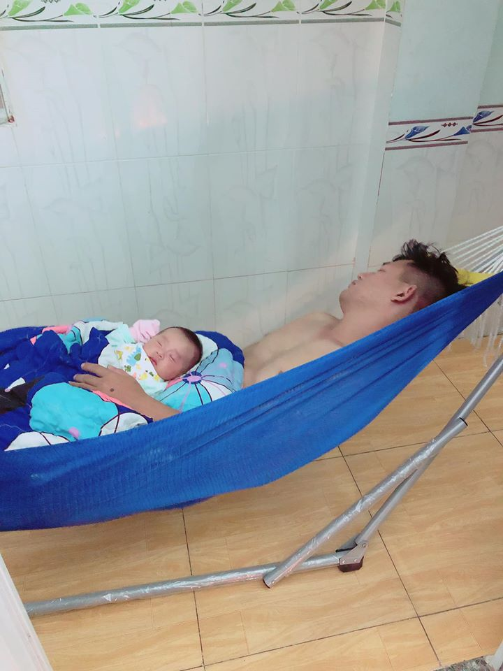 Viết cho anh- người chồng đã bao dung yêu thương che chở.
Em đã trải qua những giây phút khó khăn , hoảng loạn nhất. Nếu không có anh. Có lẽ e đã không vượt qua được.
Mang thai 19 tuần- thiểu ối nặng.
Bao nhiêu nguy cơ ...
Xuống tới Từ Dũ bác sĩ cũng kết luận như vậy.
Rất nguy hiểm vì thiểu ối ở những tuần giữa thai kì.
Khảo sát không thấy thận phải trên siêu âm hình thái học.
Bs nói giữ được đến lúc nào thì giữ.
E và a về mà nặng trĩu...
Em đã khóc biết bao nhiêu. Thì thương a bấy nhiêu.
Em còn nhớ tay phải a bị thương. Vì đã đặt lịch nên vẫn đưa e đi. Em biết a thương e thương con nhiều đến thế nào.
Bao nhiêu đêm trực là bấy nhiêu đêm a vào tiếp sức cho mẹ con e. E biết a vất vả rất nhiều...
Cứ mỗi lần đi khám thai là 1 vấn đề. Thiểu ối, thai chậm tăng trưởng trong tử cung...
Và a cứ lặng lẽ tìm những món ăn tốt nhất cho e...
E biết a là người có trách nhiệm với công việc rất nhiều. A về trễ. E tủi thân... Xin lỗi những lúc đấy đã không hiểu cho a.
Và rồi 35 tuần ... vỡ ối!
Em hiểu vỡ ối là em bé sẽ sanh non.
Còn anh vẫn ngơ ngác. Ừ sanh non a ạ. Dặn dò đủ việc từ giấc tờ, đồ đạc rồi tiền bạc.
Trên siêu âm ngay lúc đó bs nói em bé chỉ có 1k9.
E thật sự rất sợ. Điều mà lúc đấy e không giám nói nói với anh.
Rồi em vào phòng mổ. Lúc đó e đã hiểu cảm giác của những chị sản phụ dù em may mắn hơn.
Huyết áp em lên cao. Và ơn trời bác sĩ bắt bé ra được 2k4. Khóc to.
Và bé non tháng chuyển qua bệnh viện nhi. Chỉ một mình a lo liệu. Em đã khóc rất nhiều.
Và em- hậu phẫu mổ lấy thai ngày 3 qua bên bv với con và anh. Chỉ những đêm 2 vợ chồng bên nhau chăm con. Chỉ những lúc sợ cùng cực. E mới biết thật sự a quan trọng đến thế nào...
10 ngày ròng rã ở bệnh viện. Anh mệt, e cũng mệt.
Về anh lo cho e từ nồi nước xông, từ củ nghệ xay sẵn cho e uống, từ muối rang chườm bụng, từ những món ăn để không mất sữa. Cảm ơn anh!
Người ta bảo muốn biết người đàn ông thương vợ như thế nào thì hãy đến khoa sản.
Em làm việc tại khoa sản. Từng ngày chứng kiến bao nhiêu người đàn ông chăm vợ đẻ. Đã có những lúc thật mất niềm tin.
Và cảm ơn anh đã cho em tìm lại được niềm tin ấy.
Nguồn: Huyền Trang