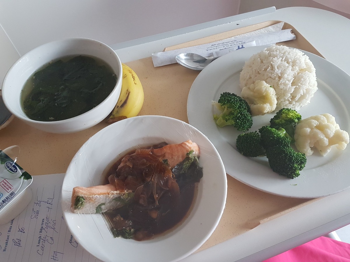 ”Em nhất định phải đến Việt Pháp đẻ”
Đó là điều mình vẫn nói với anh chồng từ khi kết hôn.
Nhân dịp có nhiều chị em nhờ chia sẻ kinh nghiệm sinh nở tại Việt Pháp (VP), mình quyết định vượt lười sau 5 tháng để tổng hợp trải nghiệm của bản thân cho mọi người tiện tham khảo nha. Chi tiết thì mình sẽ ghi ở caption của từng ảnh nhé.
1. Cơ sở vật chất: 9/10
Từ 5/2019 thì viện bắt đầu chuyển sang tòa nhà mới, tất cả cơ sở vật chất đều được đầu tư xây mới tinh tươm. Đặc biệt là khoa sản được sơn toàn màu hồng mình thích nên phê lắm các bạn ạ. 
Cho 9/10 vì hầm để xe quá bé =))
2. Đội ngũ y bác sỹ: 10/10
Các bác sỹ ở đây đều là các bác sỹ có chuyên môn cao, có trình độ ngoại ngữ (tối thiểu là tiếng Anh), từng công tác nhiều năm tại Khoa sản các bệnh viện uy tín như Sản TW. Vào website của viện là tìm được profile đầy đủ ảnh, số năm công tác và chuyên môn của các bác sỹ. Đặc biệt là các bác đều thuộc biên chế cứng của bệnh viện, công tác cố định tại VP chứ không phải là bác sỹ hợp đồng như một số bệnh viện tư khác nên mình vô cùng yên tâm khi lựa chọn VP luôn.
3. Các gói thai sản: 8/10
VP có các gói tùy theo tuần thai gồm 12w, 22w, 32w và gói chuyển dạ. Mình may mắn có bố chồng làm bác sỹ siêu âm, nhà có máy siêu âm luôn nên lúc nào cần kiểm tra là nhờ bố (1’ quảng cáo cho Phòng khám Bác sỹ Sơn, chuyên khoa Nhi và Siêu âm). Vậy nên mình chỉ mua gói 32w để các bác sỹ tại VP theo dõi em bé 2 tháng trước khi chuyển dạ.
Gói thai sản sẽ bao gồm tất cả chi phí khám, xét nghiệm, chăm sóc mẹ và bé trong và sau khi sinh nha các bạn. Cụ thể thì các bạn nên tham gia Hội thảo thai sản được VP tổ chức định kỳ hàng tháng để được tư vấn trực tiếp, tham quan cơ sở vật chất và nhận voucher giảm giá nha. Như mình là được giảm 4tr, còn 32tr cho gói 32w.
4. Thăm khám trước sinh: 9/10
Mình sẽ được đăng ký khám với bác sỹ mình thích (với điều kiện bác sỹ còn trống lịch). Trước ngày khám 1 ngày bệnh viện sẽ nhắn tin để nhắc lịch nha. Khi đến khám thì hầu như lần lâu nhất là mình phải đợi tầm 30’, phòng khám vô cùng sạch sẽ rộng rãi, bác sỹ nhiệt tình nhẹ nhàng nhé ạ.
Mình có thể nhờ trước với bác sỹ mình theo khám để đỡ cho mình khi sinh hem bé nếu mình sinh trong giờ hành chính. Còn nếu ngoài giờ thì vào ca trực của bác nào, bác đó sẽ phụ trách nha.
Mình hoàn toàn không phải đưa phong bì bồi dưỡng nhờ vả gì đâu, mà có đưa các bác ý cũng sẽ nhất định không nhận vì chi phí đã nằm hết trong gói rồi.
5. Vượt cạn: 10/10
Khi có dấu hiệu chuyển dạ, vào bệnh viện mình lên Khoa sản để các cô nữ hộ sinh kiểm tra, sau đó dẫn lên phòng đẻ của mình (vâng mình sẽ được nằm riêng 1 phòng đến khi sinh luôn) để gây tê màng cứng (đã nằm trong gói) rồi ngủ vài giấc chờ sinh vì gây tê xong sẽ ko đau đớn gì nữa nhé ạ. Trong quá trình chờ sinh sẽ có 1 người thân được vào, như mình là anh chồng được vào từ đầu đến lúc anh được tự tay cắt dây rốn cho con luôn 
VP rất khuyến khích hỗ trợ các mẹ sinh thường, chỉ trong trường hợp bất khả kháng hoặc mẹ nào có nhu cầu mới sinh mổ thôi ạ. Em bé sinh tại đây sẽ được cắt dây rốn chậm, da kề da với mẹ/ bố, bố sẽ cắt dây rốn cho con nếu bố không quá sợ :)) Như mình được Hoa hậu thân thiện của viện là bác sỹ Nghị đỡ cho, bác siêu tuyệt luôn ý ai mà đẻ ở VP hãy cố gắng book bác Nghị nhé ạ.
6. Chăm sóc mẹ và bé sau sinh: 9/10
Những ngày sau khi Nho chào đời có lẽ là những ngày mình thấy việc mình sinh tại VP có giá trị nhất. Bởi người chăm sóc mình sau sinh chính là các cô nữ hộ sinh, aka những người có chuyên môn cao nhất, thậm chí có thể đỡ đẻ thay bác sỹ luôn ý ạ. Gần 1 tuần ở viện mình cần gì chỉ cần bấm chuông là các cô đến luôn, không biết gì cũng được giải đáp, từ thay bỉm, cho em bé bú đến tắm bé, kích sữa… Về nhà chăm em là mình thấy tự tin hơn hẳn luôn 
TÓM TẮT: Nếu có đẻ đứa thứ n, mình sẽ lại vào Việt Pháp các mẹ nhé hihi.