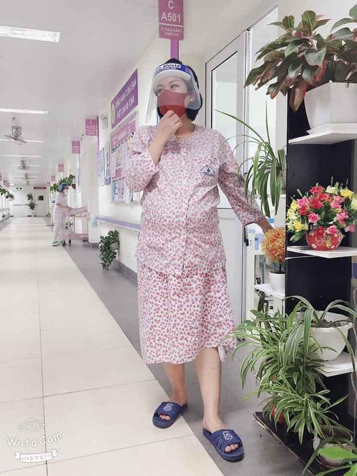 Hôm nay em mới có time để kể cho các mẹ nghe hành trình vượt cạn của em đầy gian nan cùng sự hỗ trợ siêu có tâm và chuyên môn cao vô cùng của đội ngũ y bác sĩ bên khoa Sản 2 bệnh viện Thanh Nhàn! Em tiểu sử sinh con to nên lần này khi thai ở 38w4d siêu âm bé đã 4kg mà không thấy 1 cơn gò nào! Mong muốn của em là muốn được đẻ thường rất sợ mổ! Nên em có được Bác Sĩ Bác Sỹ Ngọc Bích tư vấn về việc e đã đủ tuổi thai phát triển tốt và đủ điều kiện lẫn cân nặng thai khi sinh ở thời điểm này! Cô cho em phương án là Đặt Bóng kích Sinh! Ban đầu thì nghe ghê ghê vì em vốn dát sợ đau lắm! Nhưng khi tìm hiểu và được tư vấn thì e yên tâm khi mình sinh con dạ cơ hội đặt bóng kích sinh thành công là rất cao so với con so! Và thế là về nhà tắm giặt chuẩn bị hành trang. 9h sáng 31/3 em làm thủ tục nhập viện và được Bác sĩ Quyết đặt bóng cho! Ban đầu tưởng đau lắm nhưng không phải vậy! Bác sĩ hỏi dăm ba câu trò chuyện cùng thì bóng đã đặt xong lúc nào e cũng k hay, nói chung rất nhẹ nhàng và rất có tâm! E bắt đầu chờ để mềm tử cung từ khoảng 9h30 cho tới gần 2h thì phải! Và bs tháo bóng và nói tử cung nở tốt rồi lọt 2 ngón tay và tiến hành truyền kích sinh cho em! Và điều gì đến cũng đến! Cơn chuyển dạ thì nhìn thấy 10 ông mặt trời rồi  Nhưng tất cả đội ngũ y bs đều động viên e cố lên sắp găp con rồi. Và từ luc truyền tới khi sinh cỡ 2 tiếng là 5h25” e bé của e cất tiếng khoc chào đời với cân nặng 3,8kg và bsi k cần rạch tsm của e. Chỉ hơi rạn tí tẹo khâu 1 xíu là xong. Và thế mẹ con em được da kề da vỡ oà trong hp! Sau sinh em có chiếu tia plasma vết khâu 2 lần và e ngồi lên đi lại k có tí cảm giác đau, còn chẳng biết mình khâu góc nào nữa! Và thế là quá trình đẻ chỉ huy của em vỏn vẹn có từ sáng tới chiều là ôm con về phòng! Thật lòng mà nói sự lựa chọn đến Sản 2 ban đầu e cứ nghĩ bệnh viện nhà nước sẽ chẳng đc bằng bv tư đâu! Nhưng sau khi sinh rồi mới thấy mình thật sáng suốt khi chọn nơi đây! Ở đây cái gì cũng có Auto sang chảnh như bv quốc tế! Chỉ có điều Quát mắng bệnh nhân là chẳng thấy có ở nơi này!!! Đau thấy 10 ông trời kêu khóc thì cũng nhận đc sự động viên cổ vũ nhiệt tình từ các bsi! ! Giờ e sinh đc 1 tuần rồi nhưng vẫn lưu luyến nơi này lắm !!! Vậy nên các mẹ còn đắn đo thì cứ tự tin xách đồ lên thẳng Sản 2 1 lần trong đời cho bõ cái công đau đẻ nhá! Em bé của em sinh xong được đốt rốn lazer và khô cong về nhà k hề rỉ máu chút nào e vệ sinh cho con rất nhẹ nhàng. Điểm trừ duy nhất là k có giấy vệ sinh thui  nên khi đi sinh các mẹ nhớ mang theo giấy! Vậy là hành trình của mẹ con em khép lại với bao cảm xúc và hạnh phúc khi chia tay các bác sĩ mà mẹ con em vẫn nghẹn ngào và lưu luyến mãi ! 1 lần nữa Cháu, em xin cám ơn chân thành tới tất cả các Bs đã có mặt hỗ trợ mẹ con cháu trong suốt cả quá trình lưu viện và cho mẹ cháu đầy những trải nghiệm cảm xúc 
_Mẹ Phạm Ngọc Bảo Linh_