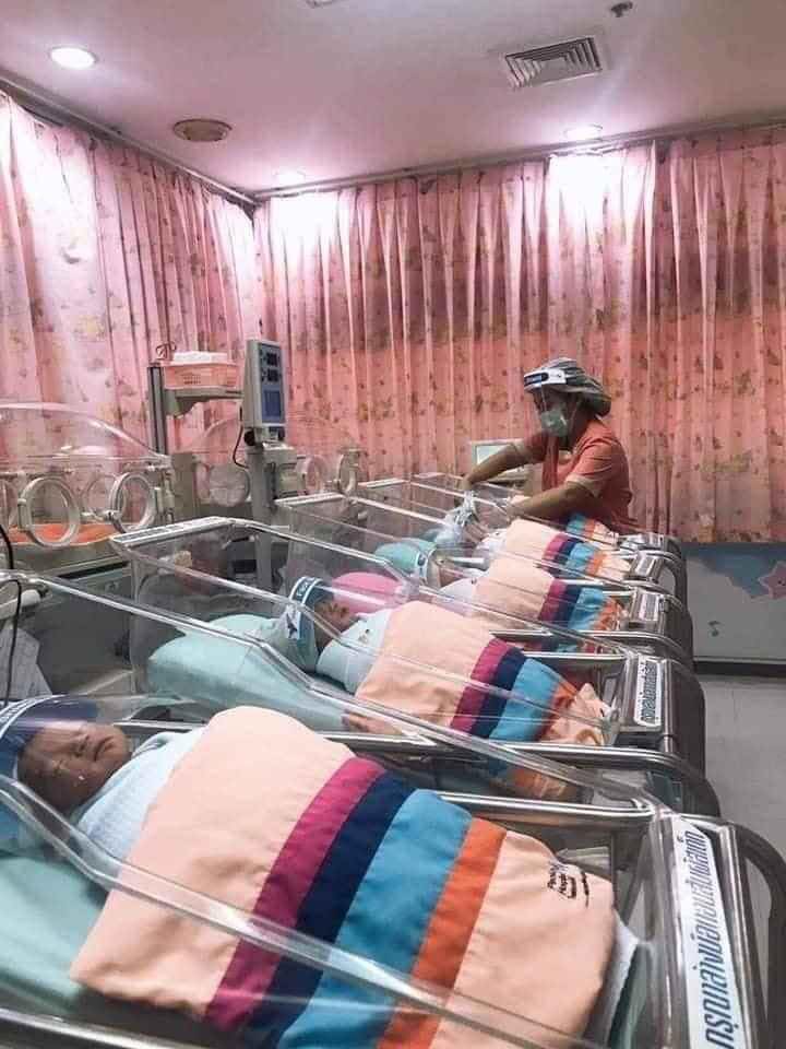 Các con sinh ra trong thời Covid! 
Yêu thế này cơ chứ