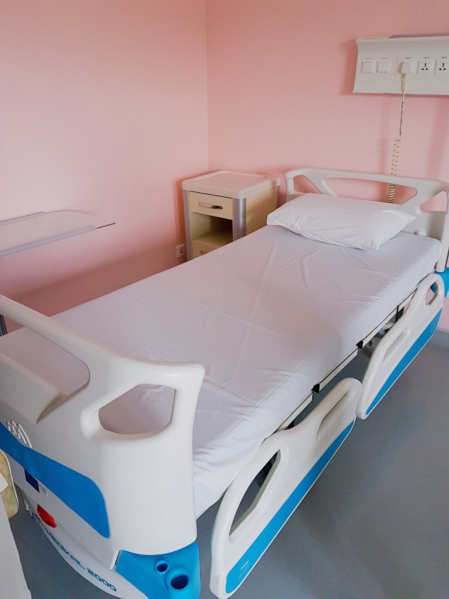 ”Em nhất định phải đến Việt Pháp đẻ”
Đó là điều mình vẫn nói với anh chồng từ khi kết hôn.
Nhân dịp có nhiều chị em nhờ chia sẻ kinh nghiệm sinh nở tại Việt Pháp (VP), mình quyết định vượt lười sau 5 tháng để tổng hợp trải nghiệm của bản thân cho mọi người tiện tham khảo nha. Chi tiết thì mình sẽ ghi ở caption của từng ảnh nhé.
1. Cơ sở vật chất: 9/10
Từ 5/2019 thì viện bắt đầu chuyển sang tòa nhà mới, tất cả cơ sở vật chất đều được đầu tư xây mới tinh tươm. Đặc biệt là khoa sản được sơn toàn màu hồng mình thích nên phê lắm các bạn ạ. 
Cho 9/10 vì hầm để xe quá bé =))
2. Đội ngũ y bác sỹ: 10/10
Các bác sỹ ở đây đều là các bác sỹ có chuyên môn cao, có trình độ ngoại ngữ (tối thiểu là tiếng Anh), từng công tác nhiều năm tại Khoa sản các bệnh viện uy tín như Sản TW. Vào website của viện là tìm được profile đầy đủ ảnh, số năm công tác và chuyên môn của các bác sỹ. Đặc biệt là các bác đều thuộc biên chế cứng của bệnh viện, công tác cố định tại VP chứ không phải là bác sỹ hợp đồng như một số bệnh viện tư khác nên mình vô cùng yên tâm khi lựa chọn VP luôn.
3. Các gói thai sản: 8/10
VP có các gói tùy theo tuần thai gồm 12w, 22w, 32w và gói chuyển dạ. Mình may mắn có bố chồng làm bác sỹ siêu âm, nhà có máy siêu âm luôn nên lúc nào cần kiểm tra là nhờ bố (1’ quảng cáo cho Phòng khám Bác sỹ Sơn, chuyên khoa Nhi và Siêu âm). Vậy nên mình chỉ mua gói 32w để các bác sỹ tại VP theo dõi em bé 2 tháng trước khi chuyển dạ.
Gói thai sản sẽ bao gồm tất cả chi phí khám, xét nghiệm, chăm sóc mẹ và bé trong và sau khi sinh nha các bạn. Cụ thể thì các bạn nên tham gia Hội thảo thai sản được VP tổ chức định kỳ hàng tháng để được tư vấn trực tiếp, tham quan cơ sở vật chất và nhận voucher giảm giá nha. Như mình là được giảm 4tr, còn 32tr cho gói 32w.
4. Thăm khám trước sinh: 9/10
Mình sẽ được đăng ký khám với bác sỹ mình thích (với điều kiện bác sỹ còn trống lịch). Trước ngày khám 1 ngày bệnh viện sẽ nhắn tin để nhắc lịch nha. Khi đến khám thì hầu như lần lâu nhất là mình phải đợi tầm 30’, phòng khám vô cùng sạch sẽ rộng rãi, bác sỹ nhiệt tình nhẹ nhàng nhé ạ.
Mình có thể nhờ trước với bác sỹ mình theo khám để đỡ cho mình khi sinh hem bé nếu mình sinh trong giờ hành chính. Còn nếu ngoài giờ thì vào ca trực của bác nào, bác đó sẽ phụ trách nha.
Mình hoàn toàn không phải đưa phong bì bồi dưỡng nhờ vả gì đâu, mà có đưa các bác ý cũng sẽ nhất định không nhận vì chi phí đã nằm hết trong gói rồi.
5. Vượt cạn: 10/10
Khi có dấu hiệu chuyển dạ, vào bệnh viện mình lên Khoa sản để các cô nữ hộ sinh kiểm tra, sau đó dẫn lên phòng đẻ của mình (vâng mình sẽ được nằm riêng 1 phòng đến khi sinh luôn) để gây tê màng cứng (đã nằm trong gói) rồi ngủ vài giấc chờ sinh vì gây tê xong sẽ ko đau đớn gì nữa nhé ạ. Trong quá trình chờ sinh sẽ có 1 người thân được vào, như mình là anh chồng được vào từ đầu đến lúc anh được tự tay cắt dây rốn cho con luôn 
VP rất khuyến khích hỗ trợ các mẹ sinh thường, chỉ trong trường hợp bất khả kháng hoặc mẹ nào có nhu cầu mới sinh mổ thôi ạ. Em bé sinh tại đây sẽ được cắt dây rốn chậm, da kề da với mẹ/ bố, bố sẽ cắt dây rốn cho con nếu bố không quá sợ :)) Như mình được Hoa hậu thân thiện của viện là bác sỹ Nghị đỡ cho, bác siêu tuyệt luôn ý ai mà đẻ ở VP hãy cố gắng book bác Nghị nhé ạ.
6. Chăm sóc mẹ và bé sau sinh: 9/10
Những ngày sau khi Nho chào đời có lẽ là những ngày mình thấy việc mình sinh tại VP có giá trị nhất. Bởi người chăm sóc mình sau sinh chính là các cô nữ hộ sinh, aka những người có chuyên môn cao nhất, thậm chí có thể đỡ đẻ thay bác sỹ luôn ý ạ. Gần 1 tuần ở viện mình cần gì chỉ cần bấm chuông là các cô đến luôn, không biết gì cũng được giải đáp, từ thay bỉm, cho em bé bú đến tắm bé, kích sữa… Về nhà chăm em là mình thấy tự tin hơn hẳn luôn 
TÓM TẮT: Nếu có đẻ đứa thứ n, mình sẽ lại vào Việt Pháp các mẹ nhé hihi.