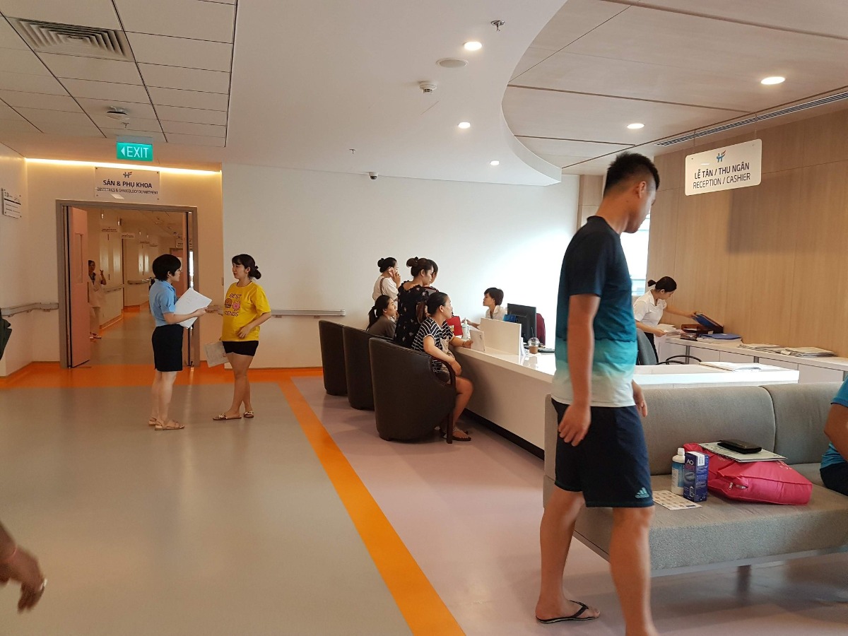 ”Em nhất định phải đến Việt Pháp đẻ”
Đó là điều mình vẫn nói với anh chồng từ khi kết hôn.
Nhân dịp có nhiều chị em nhờ chia sẻ kinh nghiệm sinh nở tại Việt Pháp (VP), mình quyết định vượt lười sau 5 tháng để tổng hợp trải nghiệm của bản thân cho mọi người tiện tham khảo nha. Chi tiết thì mình sẽ ghi ở caption của từng ảnh nhé.
1. Cơ sở vật chất: 9/10
Từ 5/2019 thì viện bắt đầu chuyển sang tòa nhà mới, tất cả cơ sở vật chất đều được đầu tư xây mới tinh tươm. Đặc biệt là khoa sản được sơn toàn màu hồng mình thích nên phê lắm các bạn ạ. 
Cho 9/10 vì hầm để xe quá bé =))
2. Đội ngũ y bác sỹ: 10/10
Các bác sỹ ở đây đều là các bác sỹ có chuyên môn cao, có trình độ ngoại ngữ (tối thiểu là tiếng Anh), từng công tác nhiều năm tại Khoa sản các bệnh viện uy tín như Sản TW. Vào website của viện là tìm được profile đầy đủ ảnh, số năm công tác và chuyên môn của các bác sỹ. Đặc biệt là các bác đều thuộc biên chế cứng của bệnh viện, công tác cố định tại VP chứ không phải là bác sỹ hợp đồng như một số bệnh viện tư khác nên mình vô cùng yên tâm khi lựa chọn VP luôn.
3. Các gói thai sản: 8/10
VP có các gói tùy theo tuần thai gồm 12w, 22w, 32w và gói chuyển dạ. Mình may mắn có bố chồng làm bác sỹ siêu âm, nhà có máy siêu âm luôn nên lúc nào cần kiểm tra là nhờ bố (1’ quảng cáo cho Phòng khám Bác sỹ Sơn, chuyên khoa Nhi và Siêu âm). Vậy nên mình chỉ mua gói 32w để các bác sỹ tại VP theo dõi em bé 2 tháng trước khi chuyển dạ.
Gói thai sản sẽ bao gồm tất cả chi phí khám, xét nghiệm, chăm sóc mẹ và bé trong và sau khi sinh nha các bạn. Cụ thể thì các bạn nên tham gia Hội thảo thai sản được VP tổ chức định kỳ hàng tháng để được tư vấn trực tiếp, tham quan cơ sở vật chất và nhận voucher giảm giá nha. Như mình là được giảm 4tr, còn 32tr cho gói 32w.
4. Thăm khám trước sinh: 9/10
Mình sẽ được đăng ký khám với bác sỹ mình thích (với điều kiện bác sỹ còn trống lịch). Trước ngày khám 1 ngày bệnh viện sẽ nhắn tin để nhắc lịch nha. Khi đến khám thì hầu như lần lâu nhất là mình phải đợi tầm 30’, phòng khám vô cùng sạch sẽ rộng rãi, bác sỹ nhiệt tình nhẹ nhàng nhé ạ.
Mình có thể nhờ trước với bác sỹ mình theo khám để đỡ cho mình khi sinh hem bé nếu mình sinh trong giờ hành chính. Còn nếu ngoài giờ thì vào ca trực của bác nào, bác đó sẽ phụ trách nha.
Mình hoàn toàn không phải đưa phong bì bồi dưỡng nhờ vả gì đâu, mà có đưa các bác ý cũng sẽ nhất định không nhận vì chi phí đã nằm hết trong gói rồi.
5. Vượt cạn: 10/10
Khi có dấu hiệu chuyển dạ, vào bệnh viện mình lên Khoa sản để các cô nữ hộ sinh kiểm tra, sau đó dẫn lên phòng đẻ của mình (vâng mình sẽ được nằm riêng 1 phòng đến khi sinh luôn) để gây tê màng cứng (đã nằm trong gói) rồi ngủ vài giấc chờ sinh vì gây tê xong sẽ ko đau đớn gì nữa nhé ạ. Trong quá trình chờ sinh sẽ có 1 người thân được vào, như mình là anh chồng được vào từ đầu đến lúc anh được tự tay cắt dây rốn cho con luôn 
VP rất khuyến khích hỗ trợ các mẹ sinh thường, chỉ trong trường hợp bất khả kháng hoặc mẹ nào có nhu cầu mới sinh mổ thôi ạ. Em bé sinh tại đây sẽ được cắt dây rốn chậm, da kề da với mẹ/ bố, bố sẽ cắt dây rốn cho con nếu bố không quá sợ :)) Như mình được Hoa hậu thân thiện của viện là bác sỹ Nghị đỡ cho, bác siêu tuyệt luôn ý ai mà đẻ ở VP hãy cố gắng book bác Nghị nhé ạ.
6. Chăm sóc mẹ và bé sau sinh: 9/10
Những ngày sau khi Nho chào đời có lẽ là những ngày mình thấy việc mình sinh tại VP có giá trị nhất. Bởi người chăm sóc mình sau sinh chính là các cô nữ hộ sinh, aka những người có chuyên môn cao nhất, thậm chí có thể đỡ đẻ thay bác sỹ luôn ý ạ. Gần 1 tuần ở viện mình cần gì chỉ cần bấm chuông là các cô đến luôn, không biết gì cũng được giải đáp, từ thay bỉm, cho em bé bú đến tắm bé, kích sữa… Về nhà chăm em là mình thấy tự tin hơn hẳn luôn 
TÓM TẮT: Nếu có đẻ đứa thứ n, mình sẽ lại vào Việt Pháp các mẹ nhé hihi.
