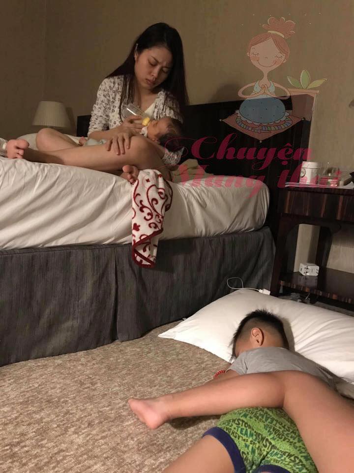 Nhiều lúc ngồi xem lại ảnh thấy thương vợ mình nhiều quá, nhất là những lúc con còn nhỏ!
Ảnh này chụp lúc trời gần về sáng, nó là đứa thứ 3 sau này còn đứa thứ 4 và bây giờ đang mang bầu đứa thứ 5... (đứa thứ 4 là đứa mà tôi bị ăn vả)
Chăm con sơ sinh nó là một cái j đó thật đáng sợ, thời gian đầu mình cũng sốc lắm... đêm dậy ko biết bao nhiêu lần và lần nào cũng ngáo ngơ chân vắt sổ. Hồi chưa có máy pha sữa thì rót nước sôi vào tay là quá bình thường.
Có đêm đang ngủ mở mắt ra thấy mẹ nó ngồi một góc ôm con lẩm bẩm nói chuyện cũng thấy... ớn nhưng kệ ngủ tiếp... (cũng tầm 3-4 đêm gì đó như vậy)
Rồi chuyện j đến cũng phải đến...
Không biết ở đây có cụ nào đang ngủ mà bị ăn vả chưa ạ? Mà vả thật, vả như con luôn, đau vcđ...
Tôi là tôi ăn một phát rồi mà lần đầu tiên trong đời đang ngủ ăn một phát bật dậy như lò so (mở mắt ra ngồi thần như  ị, từ đầu như nào???)
Ánh mắt tôi lúc đấy như muốn nói vs vợ là: anh đây, a có ngủ đâu? Con cần gì ah =))))))
Nhưng đếch phải, con tôi đếch cần gì cả, nó đang ngủ rồi chắc là vừa mới ăn xong...
Vợ tôi vẫn ngồi im trong ánh sáng mờ ảo, tóc hơi xoã và đếch nói j. Cảnh tượng thật kinh dị..
Xem đồng hồ mời biết đêm đấy vợ tôi ko được ngủ, vết mổ vẫn còn rất đau...
Vợ tôi đôi khi giao tiếp theo cách lạ lùng như vậy đấy, nhưng mà tôi thì vẫn thích có gì nói chuyện với nhau hơn
Kể từ đêm đó tôi ko còn ngủ... quên nữa và tôi biết ko phải cô ấy ko tự làm được mà cô ấy muốn được chia sẻ mọi thứ vs tôi. Cũng kể từ đêm đó vợ khẽ gọi là tôi bật dậy. Sau đêm đó cũng sắp xếp quy trình chuẩn chỉ để có ngáo ntn vẫn có thể làm tốt.
Ví dụ như chuẩn bị nước, sữa cho máy pha sữa, bình, bỉm... đầy đủ và trong tầm với.
Giờ con lớn hơn chút, ngủ cả đêm rồi những vợ vẫn duy trì thói quen đấy cho tôi (chắc sợ tôi quên việc vì đứa thứ 5 đang trong bụng rồi)
Khi đã lên giường rồi nằm ngủ rồi thì... anh tắt bớt quạt đi, cho quay ra chỗ khác đi... tắt bớt đèn đi... đổ nước máy hút ẩm đi... lấy cho em quận giấy... cho em cái tai nghe... e đói... mà đếch phải bảo 1 lần đâu các cụ ạ phải chờ nằm ấm chỗ rồi cơ. (Quái thai thế đấy)
Mà ở đây có cụ nào nghe tiếng máy vắt sữa lại dễ ngủ ko nhỉ, tôi bị nghiện mới chết trong khi các bà thì kêu sợ vs ám ảnh :))
Tôi chia sẻ một chút để hi vọng ko ông nào ăn bị ăn vả như tôi, phụ nữ chửa đẻ khổ lắm ko phải khổ vừa đâu...
Nguồn: Tiến Dũng Nguyễn