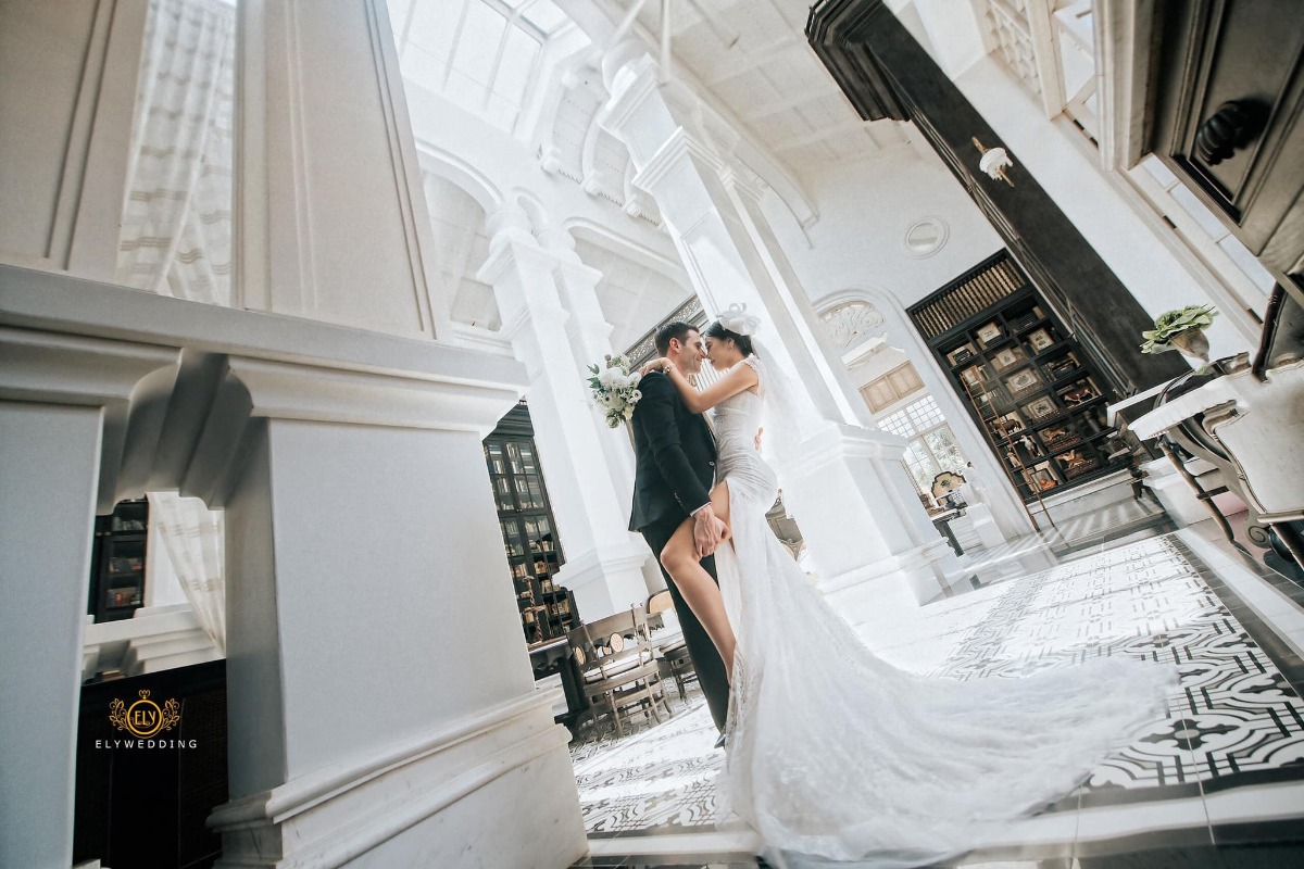 Chuyện tình Việt - Mỹ

Vợ chồng với nhau là duyên số, là định mệnh, có ai tin điều đó ko?

Em đã từng chủ động huỷ hôn vào phút chót, dù đám cưới sắp diễn ra. Lúc đó em đã 33 tuổi. Không nhiều người có đủ dũng cảm để chia tay bạn trai ở cái tuổi đó. Áp lực từ phía gia đình, từ xã hội, ai cũng mong đợi đám cưới ấy diễn ra. Bạn trai cũ của em là người Pháp, có công việc tốt, thu nhập ổn. Hai đứa nhìn đẹp đôi, ai cũng bảo vậy (anh ta cao trên 1,9m, còn em 1,73m). Tuy nhiên càng ngày em càng nhận ra hai đứa có sự khác biệt rất lớn về tính cách và cách sống. Em là người luôn vui vẻ thân thiện với mọi người còn anh ta rất hay phàn nàn và rất dễ nóng giận. Em là người hào phóng, chi tiêu rộng rãi còn anh ta thì lại rất chặt chẽ theo đúng kiểu đàn ông châu Âu. Khi em nói chia tay, anh ta khóc lóc, đau khổ, đêm nào cũng đến đứng trc cửa nhà em tới 2-3 giờ sáng, dù em ko mở cửa, còn đạp xe cả trăm cây số về tận quê em để chứng tỏ tấm chân tình, ngày nào cũng cả trăm tin nhắn, cuộc gọi để năn nỉ...Thế nhưng tính em vốn quyết đoán, đã nói là làm, muốn giũ thì phải phũ. Em nhận ra e k yêu anh ta nhiều. Nếu vẫn cố đám cưới, gia đình em sẽ vui nhưng đổi lại, em k thấy hạnh phúc. Nếu không cưới thì thấy có lỗi với gia đình. Còn cưới thì thấy có lỗi với bản thân. Rồi em cũng quyết định 1 lần dám sống vì bản thân. Vài tháng năn nỉ em quay lại k đc thì cuối cùng anh ta cũng từ bỏ. Cũng nhờ dám bỏ anh ta vào phút chót như vậy, định mệnh đã đưa em gặp chồng em bây giờ, một người đàn ông thành đạt, hào phóng và hết sức yêu chiều vợ.

Càng ngày càng tin vào số phận, mọi thứ như sự sắp đặt của ông trời vậy. Cả anh và em đều ko thích cs hôn nhân. Trc khi gặp nhau, anh vẫn bảo, anh k thích kết hôn, công việc của anh quá bận rộn và anh thấy con cái thật là phiền phức. Lần đầu gặp, hai đứa nói chuyện với nhau quá hợp, cười như ma làm. Đến lúc phải về, bỗng dưng anh hỏi “sau này nếu có kết hôn thì em muốn tổ chức đám cưới ở đâu”. Em chỉ bảo “Marriott Phú Quốc” rồi đi về. Đến lần gặp thứ 2, ăn tối xong, anh tỏ ra cực kì nghiêm túc “anh nghĩ là anh đã sẵn sàng cho cs gia đình. Em có sẵn sàng làm mẹ những đứa con của anh ko?”. Trời ơi, ta nói fast and furious đúng kiểu phim Mỹ. Lúc ấy shock quá, với lại nhanh quá nên bảo cho em thêm thời gian đi. Lúc tiễn anh ra máy bay về lại châu Âu, anh lại bảo “anh muốn được sống cùng em phần đời còn lại. Bất cứ khi nào em muốn sang Ireland thăm anh, hãy nói với anh, anh sẽ mua vé cho em”. Rồi anh đi, vừa qua cửa an ninh, đã thấy tin nhắn của anh. Anh nói anh muốn khóc vì lần đầu tiên anh cảm thấy hụt hẫng vì phải xa 1 người, “anh nhận ra anh cần em biết bao nhiêu”. Rồi từ đó, hai đứa bắt đầu yêu xa. Anh người Mỹ nhưng đag làm dự án ở châu Âu. Giáng sinh vừa rồi, anh muốn đưa em về ra mắt bố mẹ. Tuy nhiên, phút chót, em bị từ chối visa Mỹ mặc dù lịch sử du lịch tốt (hộ chiếu đi 26 nước), tài chính tốt. Tới lúc đó, cay cú quá mới bảo “thôi mình cưới đi”. Thế là anh mừng lắm, anh bảo “cả gia đình anh và bạn bè đều quá shock khi biết anh sắp kết hôn”. Giờ lại thấy cần phải cảm ơn cô viên chức Mỹ vì đã đánh trượt visa, nếu ko sẽ chẳng có động lực để kết hôn đâu.

Cho tới giờ, đôi lúc vẫn ngỡ ngàng, ko nghĩ sẽ có ngày trở thành cô dâu. Mọi người thường bảo, mọi cô gái đều mong muốn khoác lên mình chiếc áo cưới, có lẽ điều này k đúng lắm với em. Người thân hay bạn bè thân thiết với em đều hiểu em là đứa rất sợ cs hôn nhân và gần như trong đầu k hề có ý tưởng sẽ lấy chồng.Em vẫn từng nói, nếu có ngày em cưới, thì đó k phải là điều e muốn mà đơn giản chỉ là muốn cho bố mẹ e vui. Em là đứa có tính cách ngông cuồng, luôn làm điều mình muốn, luôn đi ngược định kiến và những giá trị xã hội đã lỗi thời. Thế nhưng có 1 điều k thể làm đc, đó là: Ko thể làm bố mẹ buồn. Người ta nói “dao sắc k gọt đc chuôi” là vậy. Cuộc đời con người chỉ có 2 món nợ lớn nhất: 1 là với người sinh ra mình, 2 là với người mình sinh ra. Chừng nào em còn chưa lập gđ, khi ấy bố mẹ e còn chưa yên tâm, dù rằng cs vật chất và tinh thần của e đều đầy đủ. Rồi bỗng 1 ngày, con bạn thân kể về sự ra đi đột ngột của bố bạn ấy, bỗng chợt nghĩ “bố mẹ mình cũng già rồi, chẳng biết họ còn sống đv bao lâu nữa, nếu có thể làm cho họ vui thì tại sao lại ko cố gắng”. Vậy là đồng ý cưới. Đc cái anh chồng cũng hiểu tính nên rất chiều, mọi giấy tờ anh tự tìm hiểu và tự chuẩn bị mọi thứ. Chừng nào em vẫn chưa kí vào giấy là anh vẫn lo em sẽ đổi ý. Cuối cùng thì sau gần 2 tháng lo giấy tờ, thủ tục, hai đứa cũng có đc giấy đăng kí kết hôn và giờ em đang mang bầu đứa con đầu lòng ở tuổi 34.

Thế nên phụ nữ cứ đẹp, tự tin và kiêu hãnh lên nhé. Ở đâu đó luôn có 1 người đang chờ đợi chúng ta. “Standing alone doesn’t mean that i’m alone. It means i’m strong enough to handle everything by myself”. Đúng người, đúng thời điểm mới là quan trọng. Và đừng ngại bắt đầu lại khi thấy mối quan hệ đó ko ổn. Suy cho cùng, đích đến của chúng ta là HẠNH PHÚC. Trong một mối quan hệ, bất cứ khi nào bạn thấy không ổn có nghĩa rằng nó không ổn. Hãy tin vào cảm giác của mình.

P/s: Đây là hình cưới của bọn em chụp tại Ireland và Phú Quốc. Hôm chụp ở Ireland, thời tiết ngoài trời là 2oC (feel like -2oC) nên chỉ chụp vội đc vài tấm, lạnh cóng k cười nổi luôn.
Em 34, anh 44, cả hai đều kết hôn lần đầu.

Nguồn: Lyly Ha Nguyễn