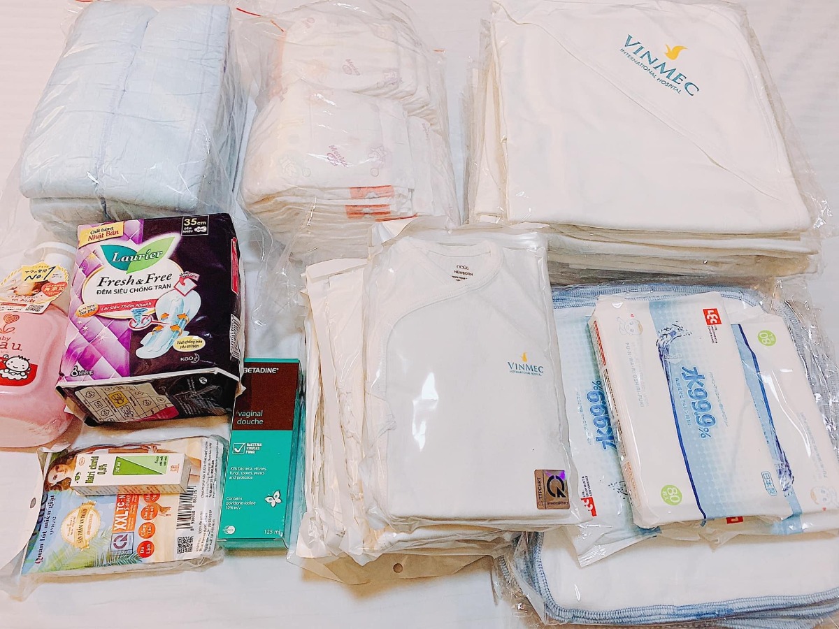 REVIEW COMBO ĐAU ĐẺ THƯỜNG & ĐẺ MỔ TẠI VINMEC TIMECITY

Hôm nay là hơn 4 tháng sau khi sinh bé rồi mình mới có thời gian ngồi viết lại review chi tiết cho chị em (vì nhiều ce hỏi quá mình ko trả lời hết và cặn kẽ được), cũng coi như kỉ niệm đi sinh bé Pi 
 Trước sinh: 
* Mình mua Gói sinh thường 36w trực tiếp của Vinmec Timecity, mua tại hội thảo được giảm 2tr, còn 35tr.
Mua gói 36w thì được khám từ w34, lần đầu mình khám đặt bác sĩ Dung, bác nữ, trẻ, nhẹ nhàng, siêu nhiệt tình, cho cả sđt để về alo khi có vấn đề bất thường vì mình trong nhóm nguy cơ tiểu đường thai kì và nhà thì ở xa Timecity. Những lần sau mình khám các bác khác tuỳ theo lịch vợ chồng mình rảnh, bác Thái nữ, bác Thái nam, bác Tuấn, ... Tóm lại thì bác nào cũng chuyên môn cao, nhiệt tình và nhẹ nhàng cả 
* Mình dự sinh ngày 15, ngày 13 thấy lo lo nên đi khám, 2 vợ chồng vác cả va li đi vì nghĩ sẽ đẻ thôi, khám xong bác sĩ bảo chưa đẻ đâu, lại về :))). Ngày 16, đau bụng nhẹ và ra ít huyết nâu, xách vali đi đẻ tiếp, bác sĩ bảo không sao, về đi. 1h sáng ngày 17, đau bụng theo cơn, đau từ 9h tối ngày 16 rồi, 2 vợ chồng lại xách vali đi đẻ, đến nơi gần 2h. Xe đến nơi, 2 y tá ra đón, ngồi xe đẩy đẩy vô phòng chờ sinh cũng là phòng sinh luôn. Hành trình đi đẻ thực sự bắt đầu 
- Đau dữ dội theo cơn, có y tá, hộ lý vào, sau đó có bác sĩ vào, đúng ca bác Dung nên bác nhận ra mình ngay. Bắt đầu nằm đo monitor, sau đó khám trong. Nằm gần tiếng, y tá hay hộ lý gì đó vào kiểm tra liên tục mà bảo không có cơn co, không mở phân nào cả. Mình thì vẫn đau, bà hộ lý take care trực tiếp mình thật sự quá quắt: “Đau thế bình thường, chưa mở đâu, cũng không có cơn co, có người đau thế này cả tuần mới đi đẻ, chắc em nằm tí nữa rồi về thôi!” Mình vẫn bảo em đau lắm, bà í đi ra, mình bảo chồng mình ra báo bác sĩ Dung và bên quản lý để người khác care trường hợp của mình. Sau 3 lần chồng mình ra gọi thì bác Dung vào (vì đêm đó ít bác trực quá nên mn khá bận), bác khám cẩn thận cho mình rồi bảo mở 1 phân rồi, tiến hành các công tác chuyển dạ thôi, em yên tâm nhé! Thấy yên tâm hẳn huhu. Thật sự đến giờ nhắc đến Vin và chuyện đi đẻ thì chỉ không hài lòng bà hộ lý đó thôi :))). 
- Sau đó thì có người vào sắp xếp đồ để mình chuẩn bị sinh. Y tá đặt ống thụt cho, được một lúc thì đau bụng và đi vệ sinh, thốn đến tận óc, vật vã luôn. Rồi cả đi làm vệ sinh cá nhân, tắm rửa. Và sau đó, đau, rất đau, chắc do mình chịu đau kém, mình bảo bác sĩ tiêm giảm đau suốt nhưng các bác động viên nên tiêm sau mở 3p sẽ tốt cho cuộc chuyển dạ hơn. Vì ca của mình kêu đau thảm thiết quá nên tận 3 bác luân phiên vào care, nhưng vẫn mở rất chậm. Hành trình mở từ 1 phân đến 3 phân của mình mất khoảng 10 tiếng tính từ 2h đêm hôm trước, đau dữ dội khi cơn co đến, lại còn khám trong liên tục, hic. Hôm sau là bác Vũ Duy Thái tiếp nhận ca của mình, bác Thái nam cũng là bác sĩ mình khám tuần cuối cùng trước khi đi sinh, may là bác vẫn nhớ mặt, bác động viên và siêu nhẹ nhàng. Tầm 12h trưa hôm sau, mở đc 3p nên mình được gây tê màng cứng, do bác Vũ Anh (nếu mình nhớ không nhầm) chọc đến lần thứ 2 mới gây tê xong, lúc làm thì hơi đau và sợ nhưng làm xong tầm 30’ thì cuộc đời lên tiên luôn. Hết đau, mình được ngủ lấy sức, bác và một phụ tá làm giảm đau dặn, nếu thấy đau, thường là khi mở đến 7-8p là đau nhất thì bấm cho thuốc xuống. Chị phụ tá bảo, cứ yên tâm bấm để thuốc xuống, không lo hết thuốc vì bọn chị tiếp thuốc liên tục nhé, không phải chịu đau. Cứ hơi đau là mình lại bấm, và lại hết đau ngay khi cơn co đến. Đúng là giảm đau thần thánh luôn, từ đấy hết đau các bác ạ :))). Sau đó, mở phân vẫn rất chậm, vẫn 3p mà gần 12 tiếng trôi qua rồi, bác Thái truyền kích đẻ cho mình. Đến tầm 3h chiều, mình mở được 8p, thấy đau nhiều hơn chút xíu. Đến 5h, vẫn 8p, bác Thái và bác Anh Thơ vào hỏi thăm, bác Thơ khám trong cho, cùng lúc í bắt đầu có dấu hiệu tim thai bị suy khi cơn co đến. Lúc đấy mình lo phát khóc luôn, chỉ thầm mong con nhanh chào đời bình an thôi. Bác Thơ bảo chuyển dạ lâu quá, xong bàn gì đó với bác Thái, bác Thơ bảo bấm ối nếu trong thì đợi mở đủ 10p. Một lúc sau, cả ekip vào tiếp, mình thì vẫn đau và vẫn 8p, bác Thái và bác Thơ hướng dẫn mình dặn, nhưng không được. Khám trong đầu em bé vẫn cao, không có dấu hiệu xuống thấp. Tim thai suy dần. Hai bác quay ra họp bàn tầm 1’, vào bảo: 2 vợ chồng chuẩn bị tinh thần mổ cấp cứu ngay nhé! Người nhà ra kí giấy mổ. Mình bật khóc nức nở luôn, vì lo cho con, vì không thể sinh thường, vì tiếc công chịu đau suốt gần 18 tiếng. Cứ khóc là tim thai lại suy, mọi người động viên mãi. Rồi mọi người chạy cả đi lo mổ, còn một y tá ở lại với mình. Mình bảo y tá gọi giúo bác Thái vào nói chuyện riêng, bày tỏ tâm tư nguyện vọng cố sinh thường, nhưng bác cũng bảo: “Không thể được, phải mổ cấp cứu ngay không ảnh hưởng em bé, ưu tiên cho mẹ nhưng cũng phải ưu tiên bé em ạ.”  Bác Thơ thấy vậy cũng vào bảo: “Cháu đợi đủ 10p, đầu bé xuống cũng được nhưng ít nhất là 2 tiếng nữa, mà trong thời gian đấy không ai đảm bảo được đầu bé có xuống không và tim thai có thể mất bất cứ lúc nào vì bé yếu dần rồi. Gia đình sẽ phải tự chịu trách nhiệm nếu bé gặp nguy cơ ảnh hưởng não”. Mình chỉ biết khóc vì sợ con bị làm sao. Các bác sĩ, hộ lý với y tá vào động viên mãi mới nín đi lúc hic :((. Sau 5’ từ lúc bác sĩ bảo mổ, chồng kí giấy xong cái là mình được đẩy ngay vào phòng mổ, nhanh như một cơn gió nên mình càng sợ, vì thấy ánh mắt các bác cũng lo lắm í, nghĩ chắc là nguy hiểm quá rồi nên ngươig ta mới đẩy mình đi mổ nhanh thế. Vào đến phòng mổ thì mình nhớ là được tiêm thêm thuốc giảm đau gì đó thì phải, sau đó thì chân tay lạnh cóng, phần dưới không cảm giác. Mình bắt đầu khó thở do khóc nhiều, rồi cả nôn suốt. Bác Vũ Duy Thái mổ cho mình, các y tá trong ekip mổ cũng siêu tận tình chăm sóc và tình cảm luôn. Thật sự lúc bác Thái và các bác khác nói chuyện với mình trong phòng mổ, động viên mình, đến giờ mình còn cảm động. Bác mổ, rồi lấy bé ra mình đều cảm nhận được, thấy sợ vô cùng, cả dấm dứt nữa, chứ không đau. Chỉ đến khi nghe thấy “oe oe oe” tháng thót từ Pi, lúc đấy mình mới hết sợ. Mọi người thì cười và thở phào. Mình hỏi ngay: Con em ổn chứ ạ? Con gái chứ ạ? Chị y tá đưa bé lại gần cho mình nhìn, bé gái chuẩn rồi nhé, cảm xúc lạ lắm, hạnh phúc vô cùng. Rồi bé được vệ sinh, mặc đồ, cân (3435 gram ạ), được tiêm/uống viatmin K (lúc đấy quá mệt nên mình không nhớ rõ), xong xuôi thủ tục là ra phòng sơ sinh, được ba đón luôn. Mình mổ xin tiếp da với con không được nên chồng mình tiếp da với con. Kiệt sức vì chuyển dạ lâu, rồi ảnh hưởng tâm lý sợ mổ làm mình kiệt sức ngay sau khi mổ, mình lịm đi ngay khi được đẩy ra khỏi phòng mổ. Tỉnh dậy là đang ở phòng hồi sức. Các bác thi thoảng lại vào kiểm tra và hỏi thăm sức khoẻ. Mình sinh Pi khoảng 17h thì 20h tối mình tỉnh, bắt đầu được gây tê cơ vuông, bằng máy siêu âm nhé, mình vẫn đau nên phải làm lại mấy lần. Một lúc sau ổn, mình bảo bác sĩ cho gặp chồng, nhìn thấy ổng là mình tủi thân lại khóc, suýt thì bác sĩ bảo chồng ra ngoài vì mình kiệt sức quá, khóc nữa ảnh hưởng vết mổ . Cố nín để nghe ổng khoe tình hình con gái rồi ổng phải đi ra. Mình lại mơ màng thiếp đi, lúc sau tỉnh, báo bác sĩ là em vẫn đau lắm, bác lại vào làm gì đó (mình mơ màng không có nhớ kĩ), hỏi bác tình hình con, bác bảo: “con ổn nhé! Mẹ nghỉ ngơi một lúc nữa cho lại sức, từ đêm qua đên giờ mất sức quá nên vậy thôi. Mẹ cố gắng mau khoẻ, các bác vào kiểm tra sức khoẻ ổn để còn được về với con nhé! Con sinh từ 5r chiều đến giờ xa mẹ gần 4 tiếng rồi, về sớm cho con đỡ mong nhé!” Mình nhớ mãi câu của bác luôn, rớt nước mắt vì thương con í, thế là 9h kém, mình xin kiểm tra sức khoẻ để về với con, mẹ khoẻ, về với con được rồi! 
=> Kinh nghiệm: không biết đâu mà lần, không cố được đẻ thường thì các mom cứ mạnh dạn xin mổ ngay sẽ rất nhàn, đừng như mình. Nghĩ lại thấy đau đẻ thường lâu và kinh dị, chứ em quyết mổ ngay từ đầu thì mát. Với trường hợp của em lúc khám mấy tuần cuối bs cũng bảo bé 3,4kg, lưỡng đỉnh 99, đầu bé cao, nguy cơ sinh thường khó rồi mà em vẫn hi vọng , cuối cùng cố cũng đâu có được. 
 Sau sinh:
* Về phòng riêng, được y tá chăm sóc chu đáo, dặn dò sử dụng giường, nút bấm gọi khi cần giúp đỡ. Các chị y tá trẻ trung mà tận tình, chu đáo, nhẹ nhàng lắm. Hướng dẫn mẹ bế con sao, tư thế bế, cho bé ti đúng khớp ngậm, thay bỉm, cách dỗ con, tín hiệu của con, cách kích sữa... Lần đầu làm mẹ nên mình thấy có ích vô cùng. Mới bế bé con mà trộm vía tỉ lần sữa non về luôn. Phòng ốc nhỏ hơn mình nghĩ nhưng đầy đủ tiện ích, như một phòng khách sạn nhỏ, có phòng tắm riêng cho bé nữa. Y tá thì nửa đêm gọi cũng nhiệt tình vào giúp, bé quấy quá các cô còn bảo mang ra ngoài các cô trông cho. Nhà mình toàn người không có kinh nghiệm nên còn không biết cả thay bỉm cho con, các cô hướng dẫn tận tình, còn vào thay hộ suốt mà vẫn rất vui vẻ. Đặc biệt có chị Huyền, siêu nhiệt tình, biết vợ chồng mình ít kinh nghiệm nên dặn dò nhiều điều hay lắm, trước hôm ra viện mình chỉ kịp chào với cảm ơn miệng với chị.
- Mẹ thì mổ lúc 5r chiều hôm trước, tối 9h ăn cháo được luôn, 10h sáng hôm sau tự dậy tập đi được, sau 2 hôm tự đi lại được nhẹ nhàng. Vết mổ không rát, chỉ hơi đau chút, uống thêm thuốc giảm đau theo giờ bs mang cho là ok. Đau co dạ con gấp nhiều lần so với đau vết mổ nhé! À, vết mổ siêu mảnh và đẹp nhé, nhưng khi về mình chăm sóc không được cẩn thận lắm nên giờ hơi lồi một tẹo thôi :)))
- Bé được tiêm Vitamin B, lấy máu xét nghiệm sàng lọc sơ sinh (cái này không phải lấy máu gót chân nhé)
* Lưu trú: sinh mổ 4 ngày (48h kể từ khi về phòng riêng)
- Đồ dùng cho mẹ và bé được cấp khá đủ rồi, mẹ nào sinh mổ nhớ mang thêm ít bỉm cho bé thôi.
- Bộ quà tặng đồ cho mẹ và bé sinh mổ gồm: 8 bộ nous gồm cả mũ, bao tay bao chân- 8 chăn ủ - mấy chục chiếc khăn sữa, bỉm merries cho bé, bỉm cho mẹ, quần lót giấy, 3 gói khăn ướt, 1 lọ Betadine, 1c sữa tắm arau ...
- Bé và mẹ được vệ sinh cho hằng ngày, mẹ được y tá vệ sinh vết mổ, bé được các cô tắm cho
- Mẹ và bé được bác sĩ qua khám và hỏi thăm đều đều. Mình được bác Tời care, đúng là ở Vin, bác nào cũng chuyên môn cao và nhẹ nhàng hết :)))
- Cơm ngày 2 bữa trưa-tối, cháo 2 bữa sáng-đêm. Ăn ngon, thực đơn đa dạng
- Về giường cho người nhà: tầm 300k/ đêm 9h tối-6h sáng thôi nên khuyên mn nếu đẻ thường ở 1 ngày thì thuê, mổ thì mua cái giường gập mang đến cho rẻ 
- Bên ngoài sảnh có đủ đồ dùng: sữa công thức cho bé, máy hút sữa, đồ rửa, máy tiệt trùng, giá úp bình,... 
Gần như là đi đẻ tay không í, à quên mẹ cần mang: chứng minh thư, sổ hộ khẩu, bảo hiểm của mẹ, bình sữa cho bé, nên mang máy hút sữa cho mẹ (vì nếu sinh mổ mẹ phải ra ngoài phòng hút sữa thì mệt lắm, và máy ở viện thì có 1-2 bộ thôi nên toàn full), và cả tiền nữa nhé 
* Chi phí phát sinh:
- Chuyển mổ cấp cứu: đóng thêm tầm 15tr
- Tiền thuốc mua thêm: khoảng 1,5tr (có thể mua hoặc tự mua bên ngoài)
Chia sẻ cá nhân: Mình thấy sinh ở Vinmec hay khám thì chung quy lại chất lượng đều tốt, chất lượng dịch vụ ok, bác sĩ chuyên môn cao, nhẹ nhàng, các nhân viên khác cũng rất lịch sự và nhiệt tình, hi hữu vẫn xảy ra một vài lúc nhân viên có không tận tâm cho lắm. Nếu có lần đẻ sau chắc em cũng sẽ chọn Vin thôi ạ 
Mẹ con nhà Pi đã có những ngày đầu đời của Pi tại Vin cực nhiều cảm xúc nhưng cũng rất hạnh phúc. Chúc các mom mẹ tròn con vuông nhé!

Nguồn: Mẹ Pi