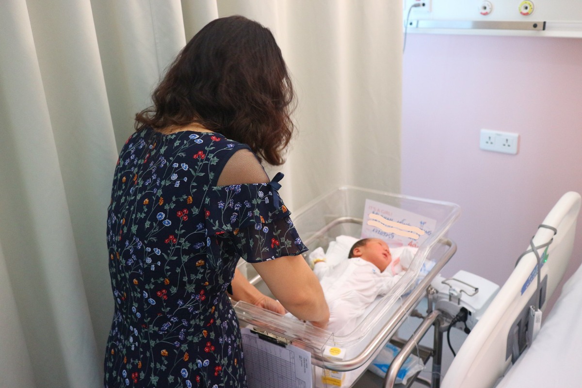 ”Em nhất định phải đến Việt Pháp đẻ”
Đó là điều mình vẫn nói với anh chồng từ khi kết hôn.
Nhân dịp có nhiều chị em nhờ chia sẻ kinh nghiệm sinh nở tại Việt Pháp (VP), mình quyết định vượt lười sau 5 tháng để tổng hợp trải nghiệm của bản thân cho mọi người tiện tham khảo nha. Chi tiết thì mình sẽ ghi ở caption của từng ảnh nhé.
1. Cơ sở vật chất: 9/10
Từ 5/2019 thì viện bắt đầu chuyển sang tòa nhà mới, tất cả cơ sở vật chất đều được đầu tư xây mới tinh tươm. Đặc biệt là khoa sản được sơn toàn màu hồng mình thích nên phê lắm các bạn ạ. 
Cho 9/10 vì hầm để xe quá bé =))
2. Đội ngũ y bác sỹ: 10/10
Các bác sỹ ở đây đều là các bác sỹ có chuyên môn cao, có trình độ ngoại ngữ (tối thiểu là tiếng Anh), từng công tác nhiều năm tại Khoa sản các bệnh viện uy tín như Sản TW. Vào website của viện là tìm được profile đầy đủ ảnh, số năm công tác và chuyên môn của các bác sỹ. Đặc biệt là các bác đều thuộc biên chế cứng của bệnh viện, công tác cố định tại VP chứ không phải là bác sỹ hợp đồng như một số bệnh viện tư khác nên mình vô cùng yên tâm khi lựa chọn VP luôn.
3. Các gói thai sản: 8/10
VP có các gói tùy theo tuần thai gồm 12w, 22w, 32w và gói chuyển dạ. Mình may mắn có bố chồng làm bác sỹ siêu âm, nhà có máy siêu âm luôn nên lúc nào cần kiểm tra là nhờ bố (1’ quảng cáo cho Phòng khám Bác sỹ Sơn, chuyên khoa Nhi và Siêu âm). Vậy nên mình chỉ mua gói 32w để các bác sỹ tại VP theo dõi em bé 2 tháng trước khi chuyển dạ.
Gói thai sản sẽ bao gồm tất cả chi phí khám, xét nghiệm, chăm sóc mẹ và bé trong và sau khi sinh nha các bạn. Cụ thể thì các bạn nên tham gia Hội thảo thai sản được VP tổ chức định kỳ hàng tháng để được tư vấn trực tiếp, tham quan cơ sở vật chất và nhận voucher giảm giá nha. Như mình là được giảm 4tr, còn 32tr cho gói 32w.
4. Thăm khám trước sinh: 9/10
Mình sẽ được đăng ký khám với bác sỹ mình thích (với điều kiện bác sỹ còn trống lịch). Trước ngày khám 1 ngày bệnh viện sẽ nhắn tin để nhắc lịch nha. Khi đến khám thì hầu như lần lâu nhất là mình phải đợi tầm 30’, phòng khám vô cùng sạch sẽ rộng rãi, bác sỹ nhiệt tình nhẹ nhàng nhé ạ.
Mình có thể nhờ trước với bác sỹ mình theo khám để đỡ cho mình khi sinh hem bé nếu mình sinh trong giờ hành chính. Còn nếu ngoài giờ thì vào ca trực của bác nào, bác đó sẽ phụ trách nha.
Mình hoàn toàn không phải đưa phong bì bồi dưỡng nhờ vả gì đâu, mà có đưa các bác ý cũng sẽ nhất định không nhận vì chi phí đã nằm hết trong gói rồi.
5. Vượt cạn: 10/10
Khi có dấu hiệu chuyển dạ, vào bệnh viện mình lên Khoa sản để các cô nữ hộ sinh kiểm tra, sau đó dẫn lên phòng đẻ của mình (vâng mình sẽ được nằm riêng 1 phòng đến khi sinh luôn) để gây tê màng cứng (đã nằm trong gói) rồi ngủ vài giấc chờ sinh vì gây tê xong sẽ ko đau đớn gì nữa nhé ạ. Trong quá trình chờ sinh sẽ có 1 người thân được vào, như mình là anh chồng được vào từ đầu đến lúc anh được tự tay cắt dây rốn cho con luôn 
VP rất khuyến khích hỗ trợ các mẹ sinh thường, chỉ trong trường hợp bất khả kháng hoặc mẹ nào có nhu cầu mới sinh mổ thôi ạ. Em bé sinh tại đây sẽ được cắt dây rốn chậm, da kề da với mẹ/ bố, bố sẽ cắt dây rốn cho con nếu bố không quá sợ :)) Như mình được Hoa hậu thân thiện của viện là bác sỹ Nghị đỡ cho, bác siêu tuyệt luôn ý ai mà đẻ ở VP hãy cố gắng book bác Nghị nhé ạ.
6. Chăm sóc mẹ và bé sau sinh: 9/10
Những ngày sau khi Nho chào đời có lẽ là những ngày mình thấy việc mình sinh tại VP có giá trị nhất. Bởi người chăm sóc mình sau sinh chính là các cô nữ hộ sinh, aka những người có chuyên môn cao nhất, thậm chí có thể đỡ đẻ thay bác sỹ luôn ý ạ. Gần 1 tuần ở viện mình cần gì chỉ cần bấm chuông là các cô đến luôn, không biết gì cũng được giải đáp, từ thay bỉm, cho em bé bú đến tắm bé, kích sữa… Về nhà chăm em là mình thấy tự tin hơn hẳn luôn 
TÓM TẮT: Nếu có đẻ đứa thứ n, mình sẽ lại vào Việt Pháp các mẹ nhé hihi.