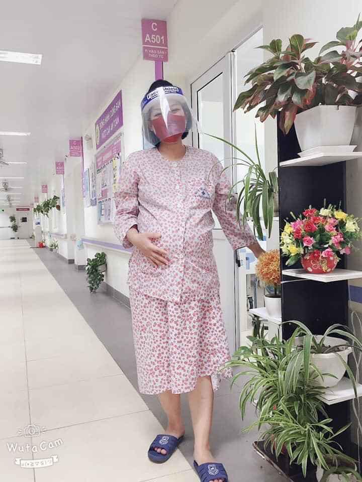 Hôm nay em mới có time để kể cho các mẹ nghe hành trình vượt cạn của em đầy gian nan cùng sự hỗ trợ siêu có tâm và chuyên môn cao vô cùng của đội ngũ y bác sĩ bên khoa Sản 2 bệnh viện Thanh Nhàn! Em tiểu sử sinh con to nên lần này khi thai ở 38w4d siêu âm bé đã 4kg mà không thấy 1 cơn gò nào! Mong muốn của em là muốn được đẻ thường rất sợ mổ! Nên em có được Bác Sĩ Bác Sỹ Ngọc Bích tư vấn về việc e đã đủ tuổi thai phát triển tốt và đủ điều kiện lẫn cân nặng thai khi sinh ở thời điểm này! Cô cho em phương án là Đặt Bóng kích Sinh! Ban đầu thì nghe ghê ghê vì em vốn dát sợ đau lắm! Nhưng khi tìm hiểu và được tư vấn thì e yên tâm khi mình sinh con dạ cơ hội đặt bóng kích sinh thành công là rất cao so với con so! Và thế là về nhà tắm giặt chuẩn bị hành trang. 9h sáng 31/3 em làm thủ tục nhập viện và được Bác sĩ Quyết đặt bóng cho! Ban đầu tưởng đau lắm nhưng không phải vậy! Bác sĩ hỏi dăm ba câu trò chuyện cùng thì bóng đã đặt xong lúc nào e cũng k hay, nói chung rất nhẹ nhàng và rất có tâm! E bắt đầu chờ để mềm tử cung từ khoảng 9h30 cho tới gần 2h thì phải! Và bs tháo bóng và nói tử cung nở tốt rồi lọt 2 ngón tay và tiến hành truyền kích sinh cho em! Và điều gì đến cũng đến! Cơn chuyển dạ thì nhìn thấy 10 ông mặt trời rồi  Nhưng tất cả đội ngũ y bs đều động viên e cố lên sắp găp con rồi. Và từ luc truyền tới khi sinh cỡ 2 tiếng là 5h25” e bé của e cất tiếng khoc chào đời với cân nặng 3,8kg và bsi k cần rạch tsm của e. Chỉ hơi rạn tí tẹo khâu 1 xíu là xong. Và thế mẹ con em được da kề da vỡ oà trong hp! Sau sinh em có chiếu tia plasma vết khâu 2 lần và e ngồi lên đi lại k có tí cảm giác đau, còn chẳng biết mình khâu góc nào nữa! Và thế là quá trình đẻ chỉ huy của em vỏn vẹn có từ sáng tới chiều là ôm con về phòng! Thật lòng mà nói sự lựa chọn đến Sản 2 ban đầu e cứ nghĩ bệnh viện nhà nước sẽ chẳng đc bằng bv tư đâu! Nhưng sau khi sinh rồi mới thấy mình thật sáng suốt khi chọn nơi đây! Ở đây cái gì cũng có Auto sang chảnh như bv quốc tế! Chỉ có điều Quát mắng bệnh nhân là chẳng thấy có ở nơi này!!! Đau thấy 10 ông trời kêu khóc thì cũng nhận đc sự động viên cổ vũ nhiệt tình từ các bsi! ! Giờ e sinh đc 1 tuần rồi nhưng vẫn lưu luyến nơi này lắm !!! Vậy nên các mẹ còn đắn đo thì cứ tự tin xách đồ lên thẳng Sản 2 1 lần trong đời cho bõ cái công đau đẻ nhá! Em bé của em sinh xong được đốt rốn lazer và khô cong về nhà k hề rỉ máu chút nào e vệ sinh cho con rất nhẹ nhàng. Điểm trừ duy nhất là k có giấy vệ sinh thui  nên khi đi sinh các mẹ nhớ mang theo giấy! Vậy là hành trình của mẹ con em khép lại với bao cảm xúc và hạnh phúc khi chia tay các bác sĩ mà mẹ con em vẫn nghẹn ngào và lưu luyến mãi ! 1 lần nữa Cháu, em xin cám ơn chân thành tới tất cả các Bs đã có mặt hỗ trợ mẹ con cháu trong suốt cả quá trình lưu viện và cho mẹ cháu đầy những trải nghiệm cảm xúc 
_Mẹ Phạm Ngọc Bảo Linh_