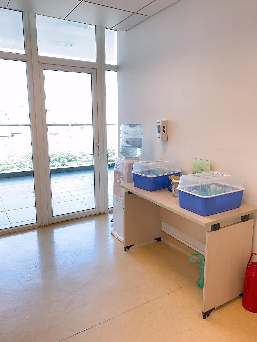 REVIEW COMBO ĐAU ĐẺ THƯỜNG & ĐẺ MỔ TẠI VINMEC TIMECITY

Hôm nay là hơn 4 tháng sau khi sinh bé rồi mình mới có thời gian ngồi viết lại review chi tiết cho chị em (vì nhiều ce hỏi quá mình ko trả lời hết và cặn kẽ được), cũng coi như kỉ niệm đi sinh bé Pi 
 Trước sinh: 
* Mình mua Gói sinh thường 36w trực tiếp của Vinmec Timecity, mua tại hội thảo được giảm 2tr, còn 35tr.
Mua gói 36w thì được khám từ w34, lần đầu mình khám đặt bác sĩ Dung, bác nữ, trẻ, nhẹ nhàng, siêu nhiệt tình, cho cả sđt để về alo khi có vấn đề bất thường vì mình trong nhóm nguy cơ tiểu đường thai kì và nhà thì ở xa Timecity. Những lần sau mình khám các bác khác tuỳ theo lịch vợ chồng mình rảnh, bác Thái nữ, bác Thái nam, bác Tuấn, ... Tóm lại thì bác nào cũng chuyên môn cao, nhiệt tình và nhẹ nhàng cả 
* Mình dự sinh ngày 15, ngày 13 thấy lo lo nên đi khám, 2 vợ chồng vác cả va li đi vì nghĩ sẽ đẻ thôi, khám xong bác sĩ bảo chưa đẻ đâu, lại về :))). Ngày 16, đau bụng nhẹ và ra ít huyết nâu, xách vali đi đẻ tiếp, bác sĩ bảo không sao, về đi. 1h sáng ngày 17, đau bụng theo cơn, đau từ 9h tối ngày 16 rồi, 2 vợ chồng lại xách vali đi đẻ, đến nơi gần 2h. Xe đến nơi, 2 y tá ra đón, ngồi xe đẩy đẩy vô phòng chờ sinh cũng là phòng sinh luôn. Hành trình đi đẻ thực sự bắt đầu 
- Đau dữ dội theo cơn, có y tá, hộ lý vào, sau đó có bác sĩ vào, đúng ca bác Dung nên bác nhận ra mình ngay. Bắt đầu nằm đo monitor, sau đó khám trong. Nằm gần tiếng, y tá hay hộ lý gì đó vào kiểm tra liên tục mà bảo không có cơn co, không mở phân nào cả. Mình thì vẫn đau, bà hộ lý take care trực tiếp mình thật sự quá quắt: “Đau thế bình thường, chưa mở đâu, cũng không có cơn co, có người đau thế này cả tuần mới đi đẻ, chắc em nằm tí nữa rồi về thôi!” Mình vẫn bảo em đau lắm, bà í đi ra, mình bảo chồng mình ra báo bác sĩ Dung và bên quản lý để người khác care trường hợp của mình. Sau 3 lần chồng mình ra gọi thì bác Dung vào (vì đêm đó ít bác trực quá nên mn khá bận), bác khám cẩn thận cho mình rồi bảo mở 1 phân rồi, tiến hành các công tác chuyển dạ thôi, em yên tâm nhé! Thấy yên tâm hẳn huhu. Thật sự đến giờ nhắc đến Vin và chuyện đi đẻ thì chỉ không hài lòng bà hộ lý đó thôi :))). 
- Sau đó thì có người vào sắp xếp đồ để mình chuẩn bị sinh. Y tá đặt ống thụt cho, được một lúc thì đau bụng và đi vệ sinh, thốn đến tận óc, vật vã luôn. Rồi cả đi làm vệ sinh cá nhân, tắm rửa. Và sau đó, đau, rất đau, chắc do mình chịu đau kém, mình bảo bác sĩ tiêm giảm đau suốt nhưng các bác động viên nên tiêm sau mở 3p sẽ tốt cho cuộc chuyển dạ hơn. Vì ca của mình kêu đau thảm thiết quá nên tận 3 bác luân phiên vào care, nhưng vẫn mở rất chậm. Hành trình mở từ 1 phân đến 3 phân của mình mất khoảng 10 tiếng tính từ 2h đêm hôm trước, đau dữ dội khi cơn co đến, lại còn khám trong liên tục, hic. Hôm sau là bác Vũ Duy Thái tiếp nhận ca của mình, bác Thái nam cũng là bác sĩ mình khám tuần cuối cùng trước khi đi sinh, may là bác vẫn nhớ mặt, bác động viên và siêu nhẹ nhàng. Tầm 12h trưa hôm sau, mở đc 3p nên mình được gây tê màng cứng, do bác Vũ Anh (nếu mình nhớ không nhầm) chọc đến lần thứ 2 mới gây tê xong, lúc làm thì hơi đau và sợ nhưng làm xong tầm 30’ thì cuộc đời lên tiên luôn. Hết đau, mình được ngủ lấy sức, bác và một phụ tá làm giảm đau dặn, nếu thấy đau, thường là khi mở đến 7-8p là đau nhất thì bấm cho thuốc xuống. Chị phụ tá bảo, cứ yên tâm bấm để thuốc xuống, không lo hết thuốc vì bọn chị tiếp thuốc liên tục nhé, không phải chịu đau. Cứ hơi đau là mình lại bấm, và lại hết đau ngay khi cơn co đến. Đúng là giảm đau thần thánh luôn, từ đấy hết đau các bác ạ :))). Sau đó, mở phân vẫn rất chậm, vẫn 3p mà gần 12 tiếng trôi qua rồi, bác Thái truyền kích đẻ cho mình. Đến tầm 3h chiều, mình mở được 8p, thấy đau nhiều hơn chút xíu. Đến 5h, vẫn 8p, bác Thái và bác Anh Thơ vào hỏi thăm, bác Thơ khám trong cho, cùng lúc í bắt đầu có dấu hiệu tim thai bị suy khi cơn co đến. Lúc đấy mình lo phát khóc luôn, chỉ thầm mong con nhanh chào đời bình an thôi. Bác Thơ bảo chuyển dạ lâu quá, xong bàn gì đó với bác Thái, bác Thơ bảo bấm ối nếu trong thì đợi mở đủ 10p. Một lúc sau, cả ekip vào tiếp, mình thì vẫn đau và vẫn 8p, bác Thái và bác Thơ hướng dẫn mình dặn, nhưng không được. Khám trong đầu em bé vẫn cao, không có dấu hiệu xuống thấp. Tim thai suy dần. Hai bác quay ra họp bàn tầm 1’, vào bảo: 2 vợ chồng chuẩn bị tinh thần mổ cấp cứu ngay nhé! Người nhà ra kí giấy mổ. Mình bật khóc nức nở luôn, vì lo cho con, vì không thể sinh thường, vì tiếc công chịu đau suốt gần 18 tiếng. Cứ khóc là tim thai lại suy, mọi người động viên mãi. Rồi mọi người chạy cả đi lo mổ, còn một y tá ở lại với mình. Mình bảo y tá gọi giúo bác Thái vào nói chuyện riêng, bày tỏ tâm tư nguyện vọng cố sinh thường, nhưng bác cũng bảo: “Không thể được, phải mổ cấp cứu ngay không ảnh hưởng em bé, ưu tiên cho mẹ nhưng cũng phải ưu tiên bé em ạ.”  Bác Thơ thấy vậy cũng vào bảo: “Cháu đợi đủ 10p, đầu bé xuống cũng được nhưng ít nhất là 2 tiếng nữa, mà trong thời gian đấy không ai đảm bảo được đầu bé có xuống không và tim thai có thể mất bất cứ lúc nào vì bé yếu dần rồi. Gia đình sẽ phải tự chịu trách nhiệm nếu bé gặp nguy cơ ảnh hưởng não”. Mình chỉ biết khóc vì sợ con bị làm sao. Các bác sĩ, hộ lý với y tá vào động viên mãi mới nín đi lúc hic :((. Sau 5’ từ lúc bác sĩ bảo mổ, chồng kí giấy xong cái là mình được đẩy ngay vào phòng mổ, nhanh như một cơn gió nên mình càng sợ, vì thấy ánh mắt các bác cũng lo lắm í, nghĩ chắc là nguy hiểm quá rồi nên ngươig ta mới đẩy mình đi mổ nhanh thế. Vào đến phòng mổ thì mình nhớ là được tiêm thêm thuốc giảm đau gì đó thì phải, sau đó thì chân tay lạnh cóng, phần dưới không cảm giác. Mình bắt đầu khó thở do khóc nhiều, rồi cả nôn suốt. Bác Vũ Duy Thái mổ cho mình, các y tá trong ekip mổ cũng siêu tận tình chăm sóc và tình cảm luôn. Thật sự lúc bác Thái và các bác khác nói chuyện với mình trong phòng mổ, động viên mình, đến giờ mình còn cảm động. Bác mổ, rồi lấy bé ra mình đều cảm nhận được, thấy sợ vô cùng, cả dấm dứt nữa, chứ không đau. Chỉ đến khi nghe thấy “oe oe oe” tháng thót từ Pi, lúc đấy mình mới hết sợ. Mọi người thì cười và thở phào. Mình hỏi ngay: Con em ổn chứ ạ? Con gái chứ ạ? Chị y tá đưa bé lại gần cho mình nhìn, bé gái chuẩn rồi nhé, cảm xúc lạ lắm, hạnh phúc vô cùng. Rồi bé được vệ sinh, mặc đồ, cân (3435 gram ạ), được tiêm/uống viatmin K (lúc đấy quá mệt nên mình không nhớ rõ), xong xuôi thủ tục là ra phòng sơ sinh, được ba đón luôn. Mình mổ xin tiếp da với con không được nên chồng mình tiếp da với con. Kiệt sức vì chuyển dạ lâu, rồi ảnh hưởng tâm lý sợ mổ làm mình kiệt sức ngay sau khi mổ, mình lịm đi ngay khi được đẩy ra khỏi phòng mổ. Tỉnh dậy là đang ở phòng hồi sức. Các bác thi thoảng lại vào kiểm tra và hỏi thăm sức khoẻ. Mình sinh Pi khoảng 17h thì 20h tối mình tỉnh, bắt đầu được gây tê cơ vuông, bằng máy siêu âm nhé, mình vẫn đau nên phải làm lại mấy lần. Một lúc sau ổn, mình bảo bác sĩ cho gặp chồng, nhìn thấy ổng là mình tủi thân lại khóc, suýt thì bác sĩ bảo chồng ra ngoài vì mình kiệt sức quá, khóc nữa ảnh hưởng vết mổ . Cố nín để nghe ổng khoe tình hình con gái rồi ổng phải đi ra. Mình lại mơ màng thiếp đi, lúc sau tỉnh, báo bác sĩ là em vẫn đau lắm, bác lại vào làm gì đó (mình mơ màng không có nhớ kĩ), hỏi bác tình hình con, bác bảo: “con ổn nhé! Mẹ nghỉ ngơi một lúc nữa cho lại sức, từ đêm qua đên giờ mất sức quá nên vậy thôi. Mẹ cố gắng mau khoẻ, các bác vào kiểm tra sức khoẻ ổn để còn được về với con nhé! Con sinh từ 5r chiều đến giờ xa mẹ gần 4 tiếng rồi, về sớm cho con đỡ mong nhé!” Mình nhớ mãi câu của bác luôn, rớt nước mắt vì thương con í, thế là 9h kém, mình xin kiểm tra sức khoẻ để về với con, mẹ khoẻ, về với con được rồi! 
=> Kinh nghiệm: không biết đâu mà lần, không cố được đẻ thường thì các mom cứ mạnh dạn xin mổ ngay sẽ rất nhàn, đừng như mình. Nghĩ lại thấy đau đẻ thường lâu và kinh dị, chứ em quyết mổ ngay từ đầu thì mát. Với trường hợp của em lúc khám mấy tuần cuối bs cũng bảo bé 3,4kg, lưỡng đỉnh 99, đầu bé cao, nguy cơ sinh thường khó rồi mà em vẫn hi vọng , cuối cùng cố cũng đâu có được. 
 Sau sinh:
* Về phòng riêng, được y tá chăm sóc chu đáo, dặn dò sử dụng giường, nút bấm gọi khi cần giúp đỡ. Các chị y tá trẻ trung mà tận tình, chu đáo, nhẹ nhàng lắm. Hướng dẫn mẹ bế con sao, tư thế bế, cho bé ti đúng khớp ngậm, thay bỉm, cách dỗ con, tín hiệu của con, cách kích sữa... Lần đầu làm mẹ nên mình thấy có ích vô cùng. Mới bế bé con mà trộm vía tỉ lần sữa non về luôn. Phòng ốc nhỏ hơn mình nghĩ nhưng đầy đủ tiện ích, như một phòng khách sạn nhỏ, có phòng tắm riêng cho bé nữa. Y tá thì nửa đêm gọi cũng nhiệt tình vào giúp, bé quấy quá các cô còn bảo mang ra ngoài các cô trông cho. Nhà mình toàn người không có kinh nghiệm nên còn không biết cả thay bỉm cho con, các cô hướng dẫn tận tình, còn vào thay hộ suốt mà vẫn rất vui vẻ. Đặc biệt có chị Huyền, siêu nhiệt tình, biết vợ chồng mình ít kinh nghiệm nên dặn dò nhiều điều hay lắm, trước hôm ra viện mình chỉ kịp chào với cảm ơn miệng với chị.
- Mẹ thì mổ lúc 5r chiều hôm trước, tối 9h ăn cháo được luôn, 10h sáng hôm sau tự dậy tập đi được, sau 2 hôm tự đi lại được nhẹ nhàng. Vết mổ không rát, chỉ hơi đau chút, uống thêm thuốc giảm đau theo giờ bs mang cho là ok. Đau co dạ con gấp nhiều lần so với đau vết mổ nhé! À, vết mổ siêu mảnh và đẹp nhé, nhưng khi về mình chăm sóc không được cẩn thận lắm nên giờ hơi lồi một tẹo thôi :)))
- Bé được tiêm Vitamin B, lấy máu xét nghiệm sàng lọc sơ sinh (cái này không phải lấy máu gót chân nhé)
* Lưu trú: sinh mổ 4 ngày (48h kể từ khi về phòng riêng)
- Đồ dùng cho mẹ và bé được cấp khá đủ rồi, mẹ nào sinh mổ nhớ mang thêm ít bỉm cho bé thôi.
- Bộ quà tặng đồ cho mẹ và bé sinh mổ gồm: 8 bộ nous gồm cả mũ, bao tay bao chân- 8 chăn ủ - mấy chục chiếc khăn sữa, bỉm merries cho bé, bỉm cho mẹ, quần lót giấy, 3 gói khăn ướt, 1 lọ Betadine, 1c sữa tắm arau ...
- Bé và mẹ được vệ sinh cho hằng ngày, mẹ được y tá vệ sinh vết mổ, bé được các cô tắm cho
- Mẹ và bé được bác sĩ qua khám và hỏi thăm đều đều. Mình được bác Tời care, đúng là ở Vin, bác nào cũng chuyên môn cao và nhẹ nhàng hết :)))
- Cơm ngày 2 bữa trưa-tối, cháo 2 bữa sáng-đêm. Ăn ngon, thực đơn đa dạng
- Về giường cho người nhà: tầm 300k/ đêm 9h tối-6h sáng thôi nên khuyên mn nếu đẻ thường ở 1 ngày thì thuê, mổ thì mua cái giường gập mang đến cho rẻ 
- Bên ngoài sảnh có đủ đồ dùng: sữa công thức cho bé, máy hút sữa, đồ rửa, máy tiệt trùng, giá úp bình,... 
Gần như là đi đẻ tay không í, à quên mẹ cần mang: chứng minh thư, sổ hộ khẩu, bảo hiểm của mẹ, bình sữa cho bé, nên mang máy hút sữa cho mẹ (vì nếu sinh mổ mẹ phải ra ngoài phòng hút sữa thì mệt lắm, và máy ở viện thì có 1-2 bộ thôi nên toàn full), và cả tiền nữa nhé 
* Chi phí phát sinh:
- Chuyển mổ cấp cứu: đóng thêm tầm 15tr
- Tiền thuốc mua thêm: khoảng 1,5tr (có thể mua hoặc tự mua bên ngoài)
Chia sẻ cá nhân: Mình thấy sinh ở Vinmec hay khám thì chung quy lại chất lượng đều tốt, chất lượng dịch vụ ok, bác sĩ chuyên môn cao, nhẹ nhàng, các nhân viên khác cũng rất lịch sự và nhiệt tình, hi hữu vẫn xảy ra một vài lúc nhân viên có không tận tâm cho lắm. Nếu có lần đẻ sau chắc em cũng sẽ chọn Vin thôi ạ 
Mẹ con nhà Pi đã có những ngày đầu đời của Pi tại Vin cực nhiều cảm xúc nhưng cũng rất hạnh phúc. Chúc các mom mẹ tròn con vuông nhé!

Nguồn: Mẹ Pi