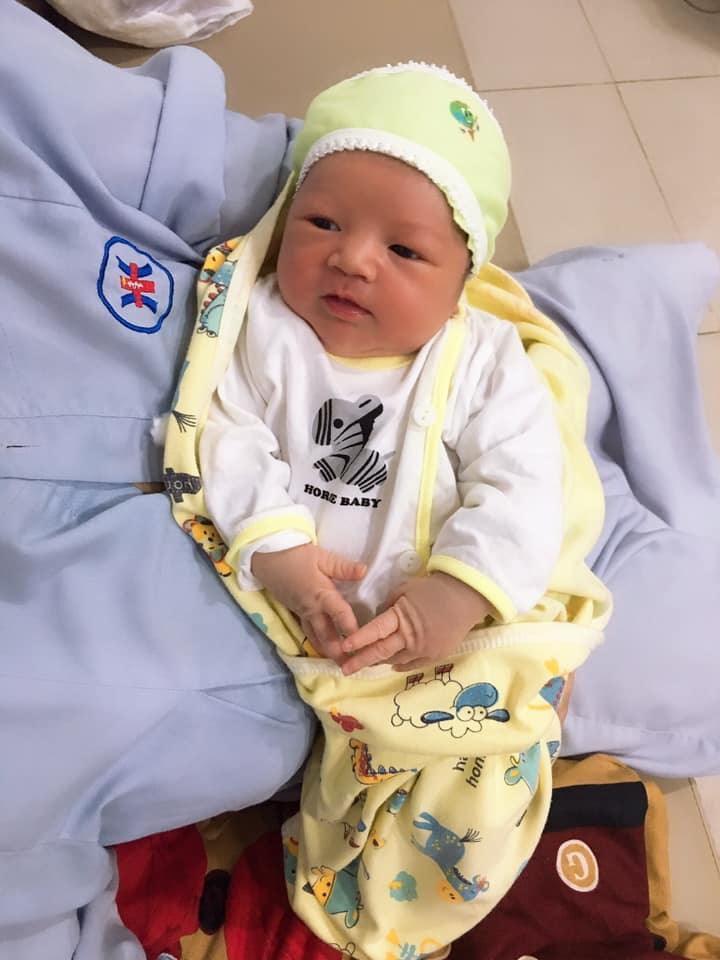 Khi đó mình học cuối lớp 11 thì quen anh. A ấy là bạn của thầy, tình cờ chụp ảnh với thầy giáo dạy toán ở lớp thì anh cmt ảnh rồi vào tin nhắn làm quen 😁.

Rồi 1 ngày cũng nhận làm người yêu của anh , nhà xa 15 km nhưng hôm nào a cũng xuống nhà sớm lai đi học rồi mới đi làm, rồi đi học về đã thấy a đợi ở cổng trường để lai về rồi a mới về nhà . A là người sống rất tình cảm , hôm đấy hai đứa cãi nhau to và lúc đó mình có bầu nhưng k biết . Hai tuần sau thử thai thì hai vạch đậm luôn rồi. Và thế rồi chúng mình cưới nhao ....

Hơn 18 tuổi mang bầu , 19 tuổi sinh được 1 cục con quý tử . Từ lúc sinh con ra , mọi thứ tốt đẹp anh luôn dành cho vợ con như hồi mới yêu , từ cách quan tâm , chăm sóc 😬 . Từ hành động chăm con, đêm dậy pha sữa , ru con , nấu cháo , giặt quần áo ,.... Anh là người cực kì khéo nói nên chẳng bao giờ giận nhau nổi 1 ngày .

Hễ có ai rủ đi chơi là phải có vợ đi cùng , nếu vợ k đi sẽ ở nhà với vợ . 😊 Hiện tại mình rất mãn nguyện khi lấy được người chồng như anh . Chẳng muốn giàu có cao sang , chỉ muốn bình yên bên anh hạnh phúc ❤️