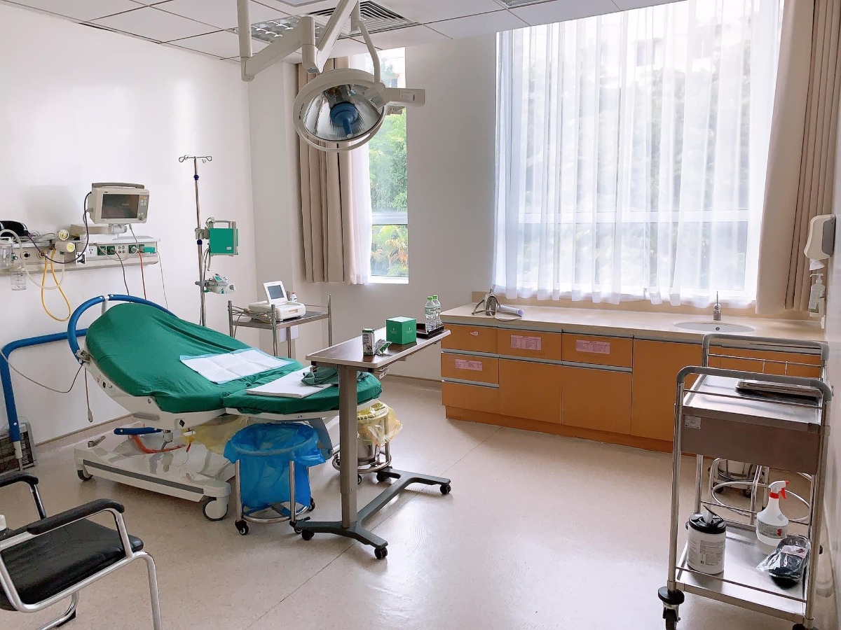 REVIEW COMBO ĐAU ĐẺ THƯỜNG & ĐẺ MỔ TẠI VINMEC TIMECITY

Hôm nay là hơn 4 tháng sau khi sinh bé rồi mình mới có thời gian ngồi viết lại review chi tiết cho chị em (vì nhiều ce hỏi quá mình ko trả lời hết và cặn kẽ được), cũng coi như kỉ niệm đi sinh bé Pi 
 Trước sinh: 
* Mình mua Gói sinh thường 36w trực tiếp của Vinmec Timecity, mua tại hội thảo được giảm 2tr, còn 35tr.
Mua gói 36w thì được khám từ w34, lần đầu mình khám đặt bác sĩ Dung, bác nữ, trẻ, nhẹ nhàng, siêu nhiệt tình, cho cả sđt để về alo khi có vấn đề bất thường vì mình trong nhóm nguy cơ tiểu đường thai kì và nhà thì ở xa Timecity. Những lần sau mình khám các bác khác tuỳ theo lịch vợ chồng mình rảnh, bác Thái nữ, bác Thái nam, bác Tuấn, ... Tóm lại thì bác nào cũng chuyên môn cao, nhiệt tình và nhẹ nhàng cả 
* Mình dự sinh ngày 15, ngày 13 thấy lo lo nên đi khám, 2 vợ chồng vác cả va li đi vì nghĩ sẽ đẻ thôi, khám xong bác sĩ bảo chưa đẻ đâu, lại về :))). Ngày 16, đau bụng nhẹ và ra ít huyết nâu, xách vali đi đẻ tiếp, bác sĩ bảo không sao, về đi. 1h sáng ngày 17, đau bụng theo cơn, đau từ 9h tối ngày 16 rồi, 2 vợ chồng lại xách vali đi đẻ, đến nơi gần 2h. Xe đến nơi, 2 y tá ra đón, ngồi xe đẩy đẩy vô phòng chờ sinh cũng là phòng sinh luôn. Hành trình đi đẻ thực sự bắt đầu 
- Đau dữ dội theo cơn, có y tá, hộ lý vào, sau đó có bác sĩ vào, đúng ca bác Dung nên bác nhận ra mình ngay. Bắt đầu nằm đo monitor, sau đó khám trong. Nằm gần tiếng, y tá hay hộ lý gì đó vào kiểm tra liên tục mà bảo không có cơn co, không mở phân nào cả. Mình thì vẫn đau, bà hộ lý take care trực tiếp mình thật sự quá quắt: “Đau thế bình thường, chưa mở đâu, cũng không có cơn co, có người đau thế này cả tuần mới đi đẻ, chắc em nằm tí nữa rồi về thôi!” Mình vẫn bảo em đau lắm, bà í đi ra, mình bảo chồng mình ra báo bác sĩ Dung và bên quản lý để người khác care trường hợp của mình. Sau 3 lần chồng mình ra gọi thì bác Dung vào (vì đêm đó ít bác trực quá nên mn khá bận), bác khám cẩn thận cho mình rồi bảo mở 1 phân rồi, tiến hành các công tác chuyển dạ thôi, em yên tâm nhé! Thấy yên tâm hẳn huhu. Thật sự đến giờ nhắc đến Vin và chuyện đi đẻ thì chỉ không hài lòng bà hộ lý đó thôi :))). 
- Sau đó thì có người vào sắp xếp đồ để mình chuẩn bị sinh. Y tá đặt ống thụt cho, được một lúc thì đau bụng và đi vệ sinh, thốn đến tận óc, vật vã luôn. Rồi cả đi làm vệ sinh cá nhân, tắm rửa. Và sau đó, đau, rất đau, chắc do mình chịu đau kém, mình bảo bác sĩ tiêm giảm đau suốt nhưng các bác động viên nên tiêm sau mở 3p sẽ tốt cho cuộc chuyển dạ hơn. Vì ca của mình kêu đau thảm thiết quá nên tận 3 bác luân phiên vào care, nhưng vẫn mở rất chậm. Hành trình mở từ 1 phân đến 3 phân của mình mất khoảng 10 tiếng tính từ 2h đêm hôm trước, đau dữ dội khi cơn co đến, lại còn khám trong liên tục, hic. Hôm sau là bác Vũ Duy Thái tiếp nhận ca của mình, bác Thái nam cũng là bác sĩ mình khám tuần cuối cùng trước khi đi sinh, may là bác vẫn nhớ mặt, bác động viên và siêu nhẹ nhàng. Tầm 12h trưa hôm sau, mở đc 3p nên mình được gây tê màng cứng, do bác Vũ Anh (nếu mình nhớ không nhầm) chọc đến lần thứ 2 mới gây tê xong, lúc làm thì hơi đau và sợ nhưng làm xong tầm 30’ thì cuộc đời lên tiên luôn. Hết đau, mình được ngủ lấy sức, bác và một phụ tá làm giảm đau dặn, nếu thấy đau, thường là khi mở đến 7-8p là đau nhất thì bấm cho thuốc xuống. Chị phụ tá bảo, cứ yên tâm bấm để thuốc xuống, không lo hết thuốc vì bọn chị tiếp thuốc liên tục nhé, không phải chịu đau. Cứ hơi đau là mình lại bấm, và lại hết đau ngay khi cơn co đến. Đúng là giảm đau thần thánh luôn, từ đấy hết đau các bác ạ :))). Sau đó, mở phân vẫn rất chậm, vẫn 3p mà gần 12 tiếng trôi qua rồi, bác Thái truyền kích đẻ cho mình. Đến tầm 3h chiều, mình mở được 8p, thấy đau nhiều hơn chút xíu. Đến 5h, vẫn 8p, bác Thái và bác Anh Thơ vào hỏi thăm, bác Thơ khám trong cho, cùng lúc í bắt đầu có dấu hiệu tim thai bị suy khi cơn co đến. Lúc đấy mình lo phát khóc luôn, chỉ thầm mong con nhanh chào đời bình an thôi. Bác Thơ bảo chuyển dạ lâu quá, xong bàn gì đó với bác Thái, bác Thơ bảo bấm ối nếu trong thì đợi mở đủ 10p. Một lúc sau, cả ekip vào tiếp, mình thì vẫn đau và vẫn 8p, bác Thái và bác Thơ hướng dẫn mình dặn, nhưng không được. Khám trong đầu em bé vẫn cao, không có dấu hiệu xuống thấp. Tim thai suy dần. Hai bác quay ra họp bàn tầm 1’, vào bảo: 2 vợ chồng chuẩn bị tinh thần mổ cấp cứu ngay nhé! Người nhà ra kí giấy mổ. Mình bật khóc nức nở luôn, vì lo cho con, vì không thể sinh thường, vì tiếc công chịu đau suốt gần 18 tiếng. Cứ khóc là tim thai lại suy, mọi người động viên mãi. Rồi mọi người chạy cả đi lo mổ, còn một y tá ở lại với mình. Mình bảo y tá gọi giúo bác Thái vào nói chuyện riêng, bày tỏ tâm tư nguyện vọng cố sinh thường, nhưng bác cũng bảo: “Không thể được, phải mổ cấp cứu ngay không ảnh hưởng em bé, ưu tiên cho mẹ nhưng cũng phải ưu tiên bé em ạ.”  Bác Thơ thấy vậy cũng vào bảo: “Cháu đợi đủ 10p, đầu bé xuống cũng được nhưng ít nhất là 2 tiếng nữa, mà trong thời gian đấy không ai đảm bảo được đầu bé có xuống không và tim thai có thể mất bất cứ lúc nào vì bé yếu dần rồi. Gia đình sẽ phải tự chịu trách nhiệm nếu bé gặp nguy cơ ảnh hưởng não”. Mình chỉ biết khóc vì sợ con bị làm sao. Các bác sĩ, hộ lý với y tá vào động viên mãi mới nín đi lúc hic :((. Sau 5’ từ lúc bác sĩ bảo mổ, chồng kí giấy xong cái là mình được đẩy ngay vào phòng mổ, nhanh như một cơn gió nên mình càng sợ, vì thấy ánh mắt các bác cũng lo lắm í, nghĩ chắc là nguy hiểm quá rồi nên ngươig ta mới đẩy mình đi mổ nhanh thế. Vào đến phòng mổ thì mình nhớ là được tiêm thêm thuốc giảm đau gì đó thì phải, sau đó thì chân tay lạnh cóng, phần dưới không cảm giác. Mình bắt đầu khó thở do khóc nhiều, rồi cả nôn suốt. Bác Vũ Duy Thái mổ cho mình, các y tá trong ekip mổ cũng siêu tận tình chăm sóc và tình cảm luôn. Thật sự lúc bác Thái và các bác khác nói chuyện với mình trong phòng mổ, động viên mình, đến giờ mình còn cảm động. Bác mổ, rồi lấy bé ra mình đều cảm nhận được, thấy sợ vô cùng, cả dấm dứt nữa, chứ không đau. Chỉ đến khi nghe thấy “oe oe oe” tháng thót từ Pi, lúc đấy mình mới hết sợ. Mọi người thì cười và thở phào. Mình hỏi ngay: Con em ổn chứ ạ? Con gái chứ ạ? Chị y tá đưa bé lại gần cho mình nhìn, bé gái chuẩn rồi nhé, cảm xúc lạ lắm, hạnh phúc vô cùng. Rồi bé được vệ sinh, mặc đồ, cân (3435 gram ạ), được tiêm/uống viatmin K (lúc đấy quá mệt nên mình không nhớ rõ), xong xuôi thủ tục là ra phòng sơ sinh, được ba đón luôn. Mình mổ xin tiếp da với con không được nên chồng mình tiếp da với con. Kiệt sức vì chuyển dạ lâu, rồi ảnh hưởng tâm lý sợ mổ làm mình kiệt sức ngay sau khi mổ, mình lịm đi ngay khi được đẩy ra khỏi phòng mổ. Tỉnh dậy là đang ở phòng hồi sức. Các bác thi thoảng lại vào kiểm tra và hỏi thăm sức khoẻ. Mình sinh Pi khoảng 17h thì 20h tối mình tỉnh, bắt đầu được gây tê cơ vuông, bằng máy siêu âm nhé, mình vẫn đau nên phải làm lại mấy lần. Một lúc sau ổn, mình bảo bác sĩ cho gặp chồng, nhìn thấy ổng là mình tủi thân lại khóc, suýt thì bác sĩ bảo chồng ra ngoài vì mình kiệt sức quá, khóc nữa ảnh hưởng vết mổ . Cố nín để nghe ổng khoe tình hình con gái rồi ổng phải đi ra. Mình lại mơ màng thiếp đi, lúc sau tỉnh, báo bác sĩ là em vẫn đau lắm, bác lại vào làm gì đó (mình mơ màng không có nhớ kĩ), hỏi bác tình hình con, bác bảo: “con ổn nhé! Mẹ nghỉ ngơi một lúc nữa cho lại sức, từ đêm qua đên giờ mất sức quá nên vậy thôi. Mẹ cố gắng mau khoẻ, các bác vào kiểm tra sức khoẻ ổn để còn được về với con nhé! Con sinh từ 5r chiều đến giờ xa mẹ gần 4 tiếng rồi, về sớm cho con đỡ mong nhé!” Mình nhớ mãi câu của bác luôn, rớt nước mắt vì thương con í, thế là 9h kém, mình xin kiểm tra sức khoẻ để về với con, mẹ khoẻ, về với con được rồi! 
=> Kinh nghiệm: không biết đâu mà lần, không cố được đẻ thường thì các mom cứ mạnh dạn xin mổ ngay sẽ rất nhàn, đừng như mình. Nghĩ lại thấy đau đẻ thường lâu và kinh dị, chứ em quyết mổ ngay từ đầu thì mát. Với trường hợp của em lúc khám mấy tuần cuối bs cũng bảo bé 3,4kg, lưỡng đỉnh 99, đầu bé cao, nguy cơ sinh thường khó rồi mà em vẫn hi vọng , cuối cùng cố cũng đâu có được. 
 Sau sinh:
* Về phòng riêng, được y tá chăm sóc chu đáo, dặn dò sử dụng giường, nút bấm gọi khi cần giúp đỡ. Các chị y tá trẻ trung mà tận tình, chu đáo, nhẹ nhàng lắm. Hướng dẫn mẹ bế con sao, tư thế bế, cho bé ti đúng khớp ngậm, thay bỉm, cách dỗ con, tín hiệu của con, cách kích sữa... Lần đầu làm mẹ nên mình thấy có ích vô cùng. Mới bế bé con mà trộm vía tỉ lần sữa non về luôn. Phòng ốc nhỏ hơn mình nghĩ nhưng đầy đủ tiện ích, như một phòng khách sạn nhỏ, có phòng tắm riêng cho bé nữa. Y tá thì nửa đêm gọi cũng nhiệt tình vào giúp, bé quấy quá các cô còn bảo mang ra ngoài các cô trông cho. Nhà mình toàn người không có kinh nghiệm nên còn không biết cả thay bỉm cho con, các cô hướng dẫn tận tình, còn vào thay hộ suốt mà vẫn rất vui vẻ. Đặc biệt có chị Huyền, siêu nhiệt tình, biết vợ chồng mình ít kinh nghiệm nên dặn dò nhiều điều hay lắm, trước hôm ra viện mình chỉ kịp chào với cảm ơn miệng với chị.
- Mẹ thì mổ lúc 5r chiều hôm trước, tối 9h ăn cháo được luôn, 10h sáng hôm sau tự dậy tập đi được, sau 2 hôm tự đi lại được nhẹ nhàng. Vết mổ không rát, chỉ hơi đau chút, uống thêm thuốc giảm đau theo giờ bs mang cho là ok. Đau co dạ con gấp nhiều lần so với đau vết mổ nhé! À, vết mổ siêu mảnh và đẹp nhé, nhưng khi về mình chăm sóc không được cẩn thận lắm nên giờ hơi lồi một tẹo thôi :)))
- Bé được tiêm Vitamin B, lấy máu xét nghiệm sàng lọc sơ sinh (cái này không phải lấy máu gót chân nhé)
* Lưu trú: sinh mổ 4 ngày (48h kể từ khi về phòng riêng)
- Đồ dùng cho mẹ và bé được cấp khá đủ rồi, mẹ nào sinh mổ nhớ mang thêm ít bỉm cho bé thôi.
- Bộ quà tặng đồ cho mẹ và bé sinh mổ gồm: 8 bộ nous gồm cả mũ, bao tay bao chân- 8 chăn ủ - mấy chục chiếc khăn sữa, bỉm merries cho bé, bỉm cho mẹ, quần lót giấy, 3 gói khăn ướt, 1 lọ Betadine, 1c sữa tắm arau ...
- Bé và mẹ được vệ sinh cho hằng ngày, mẹ được y tá vệ sinh vết mổ, bé được các cô tắm cho
- Mẹ và bé được bác sĩ qua khám và hỏi thăm đều đều. Mình được bác Tời care, đúng là ở Vin, bác nào cũng chuyên môn cao và nhẹ nhàng hết :)))
- Cơm ngày 2 bữa trưa-tối, cháo 2 bữa sáng-đêm. Ăn ngon, thực đơn đa dạng
- Về giường cho người nhà: tầm 300k/ đêm 9h tối-6h sáng thôi nên khuyên mn nếu đẻ thường ở 1 ngày thì thuê, mổ thì mua cái giường gập mang đến cho rẻ 
- Bên ngoài sảnh có đủ đồ dùng: sữa công thức cho bé, máy hút sữa, đồ rửa, máy tiệt trùng, giá úp bình,... 
Gần như là đi đẻ tay không í, à quên mẹ cần mang: chứng minh thư, sổ hộ khẩu, bảo hiểm của mẹ, bình sữa cho bé, nên mang máy hút sữa cho mẹ (vì nếu sinh mổ mẹ phải ra ngoài phòng hút sữa thì mệt lắm, và máy ở viện thì có 1-2 bộ thôi nên toàn full), và cả tiền nữa nhé 
* Chi phí phát sinh:
- Chuyển mổ cấp cứu: đóng thêm tầm 15tr
- Tiền thuốc mua thêm: khoảng 1,5tr (có thể mua hoặc tự mua bên ngoài)
Chia sẻ cá nhân: Mình thấy sinh ở Vinmec hay khám thì chung quy lại chất lượng đều tốt, chất lượng dịch vụ ok, bác sĩ chuyên môn cao, nhẹ nhàng, các nhân viên khác cũng rất lịch sự và nhiệt tình, hi hữu vẫn xảy ra một vài lúc nhân viên có không tận tâm cho lắm. Nếu có lần đẻ sau chắc em cũng sẽ chọn Vin thôi ạ 
Mẹ con nhà Pi đã có những ngày đầu đời của Pi tại Vin cực nhiều cảm xúc nhưng cũng rất hạnh phúc. Chúc các mom mẹ tròn con vuông nhé!

Nguồn: Mẹ Pi