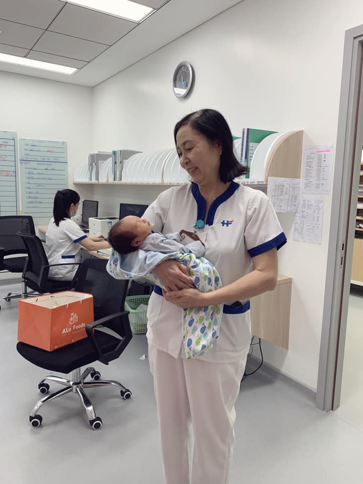 REVIEW SINH TẠI BỆNH VIỆN VIỆT PHÁP

Chào cả nhà ạ, hôm nay em xuất viện sau 5 ngày đẻ mổ. Em sinh lần 1 lúc 39w1, em mở 1p sau đó đặt kích sinh các thứ nhưng chỉ mở đc 3p và rất đau, theo dõi thấy 1 nhịp tim thai trùng xuống nên là đc bê đi mổ. E review ngắn gọn thôi ạ.

1. Bác sĩ khám - Dr. Nghị

Em k kén bác sĩ, bệnh viện xếp và em khám luôn bác từ 32w. Vì trong thai kì em tvia k có nhiều vấn đề lắm nên em chưa biết rõ cái tài của bác. Nhưng bác rất nhiệt tình và tỉ mỉ như là luôn đỡ mình khi mình nằm khám và lau gel trên bụng.

2. Bác sĩ mổ - Armando

Ca bác trực nên bác mổ luôn, tvia vết mổ khô nhanh. Em được truyền giảm đau liên tục nên ngày rưỡi e đi lại bình thường r ạ.

3. Y tá, nữ hộ sinh

Đây mới là điều nổi bật các mẹ ạ. Sẵn sàng đáp ứng yêu cầu của các mẹ mọi lúc mọi nơi dù đêm hay ngày, rất nhiệt tình và chu đáo ạ.

Bác Mến giúp e có sữa ở ngày thứ 2 dù sinh mổ. Bác Ninh vào tận phòng động viên e khi thấy e hơi stress sau sinh. Bác này tư vấn sữa mẹ cho hotmom Hằng Túi đó ạ.

4. Điểm chê

Có 1 cô nữ hộ sinh khám trong cho e, đặt kích sinh và MÓNG TAY CÔ Í DÀI ạ, huhu, thực sự khó chịu.

Em được trải nhiệm cả đau thường lẫn mổ nên e thấy mổ nhẹ nhàng hơn các mẹ ạ. Đau đẻ thường e đau chảy nước mắt luôn. Cuối cùng em chúc all các mẹ đều mẹ tròn con vuông nhé