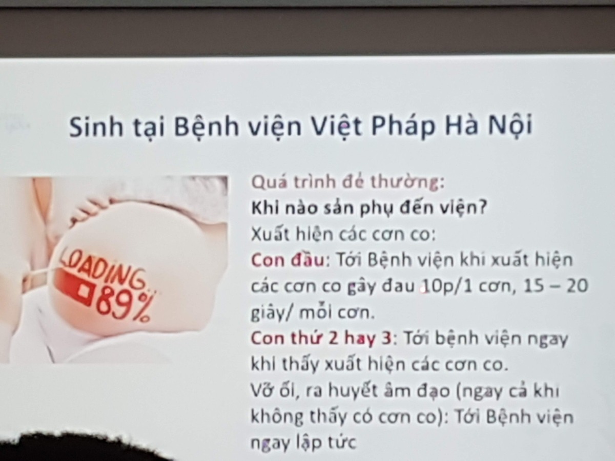 ”Em nhất định phải đến Việt Pháp đẻ”
Đó là điều mình vẫn nói với anh chồng từ khi kết hôn.
Nhân dịp có nhiều chị em nhờ chia sẻ kinh nghiệm sinh nở tại Việt Pháp (VP), mình quyết định vượt lười sau 5 tháng để tổng hợp trải nghiệm của bản thân cho mọi người tiện tham khảo nha. Chi tiết thì mình sẽ ghi ở caption của từng ảnh nhé.
1. Cơ sở vật chất: 9/10
Từ 5/2019 thì viện bắt đầu chuyển sang tòa nhà mới, tất cả cơ sở vật chất đều được đầu tư xây mới tinh tươm. Đặc biệt là khoa sản được sơn toàn màu hồng mình thích nên phê lắm các bạn ạ. 
Cho 9/10 vì hầm để xe quá bé =))
2. Đội ngũ y bác sỹ: 10/10
Các bác sỹ ở đây đều là các bác sỹ có chuyên môn cao, có trình độ ngoại ngữ (tối thiểu là tiếng Anh), từng công tác nhiều năm tại Khoa sản các bệnh viện uy tín như Sản TW. Vào website của viện là tìm được profile đầy đủ ảnh, số năm công tác và chuyên môn của các bác sỹ. Đặc biệt là các bác đều thuộc biên chế cứng của bệnh viện, công tác cố định tại VP chứ không phải là bác sỹ hợp đồng như một số bệnh viện tư khác nên mình vô cùng yên tâm khi lựa chọn VP luôn.
3. Các gói thai sản: 8/10
VP có các gói tùy theo tuần thai gồm 12w, 22w, 32w và gói chuyển dạ. Mình may mắn có bố chồng làm bác sỹ siêu âm, nhà có máy siêu âm luôn nên lúc nào cần kiểm tra là nhờ bố (1’ quảng cáo cho Phòng khám Bác sỹ Sơn, chuyên khoa Nhi và Siêu âm). Vậy nên mình chỉ mua gói 32w để các bác sỹ tại VP theo dõi em bé 2 tháng trước khi chuyển dạ.
Gói thai sản sẽ bao gồm tất cả chi phí khám, xét nghiệm, chăm sóc mẹ và bé trong và sau khi sinh nha các bạn. Cụ thể thì các bạn nên tham gia Hội thảo thai sản được VP tổ chức định kỳ hàng tháng để được tư vấn trực tiếp, tham quan cơ sở vật chất và nhận voucher giảm giá nha. Như mình là được giảm 4tr, còn 32tr cho gói 32w.
4. Thăm khám trước sinh: 9/10
Mình sẽ được đăng ký khám với bác sỹ mình thích (với điều kiện bác sỹ còn trống lịch). Trước ngày khám 1 ngày bệnh viện sẽ nhắn tin để nhắc lịch nha. Khi đến khám thì hầu như lần lâu nhất là mình phải đợi tầm 30’, phòng khám vô cùng sạch sẽ rộng rãi, bác sỹ nhiệt tình nhẹ nhàng nhé ạ.
Mình có thể nhờ trước với bác sỹ mình theo khám để đỡ cho mình khi sinh hem bé nếu mình sinh trong giờ hành chính. Còn nếu ngoài giờ thì vào ca trực của bác nào, bác đó sẽ phụ trách nha.
Mình hoàn toàn không phải đưa phong bì bồi dưỡng nhờ vả gì đâu, mà có đưa các bác ý cũng sẽ nhất định không nhận vì chi phí đã nằm hết trong gói rồi.
5. Vượt cạn: 10/10
Khi có dấu hiệu chuyển dạ, vào bệnh viện mình lên Khoa sản để các cô nữ hộ sinh kiểm tra, sau đó dẫn lên phòng đẻ của mình (vâng mình sẽ được nằm riêng 1 phòng đến khi sinh luôn) để gây tê màng cứng (đã nằm trong gói) rồi ngủ vài giấc chờ sinh vì gây tê xong sẽ ko đau đớn gì nữa nhé ạ. Trong quá trình chờ sinh sẽ có 1 người thân được vào, như mình là anh chồng được vào từ đầu đến lúc anh được tự tay cắt dây rốn cho con luôn 
VP rất khuyến khích hỗ trợ các mẹ sinh thường, chỉ trong trường hợp bất khả kháng hoặc mẹ nào có nhu cầu mới sinh mổ thôi ạ. Em bé sinh tại đây sẽ được cắt dây rốn chậm, da kề da với mẹ/ bố, bố sẽ cắt dây rốn cho con nếu bố không quá sợ :)) Như mình được Hoa hậu thân thiện của viện là bác sỹ Nghị đỡ cho, bác siêu tuyệt luôn ý ai mà đẻ ở VP hãy cố gắng book bác Nghị nhé ạ.
6. Chăm sóc mẹ và bé sau sinh: 9/10
Những ngày sau khi Nho chào đời có lẽ là những ngày mình thấy việc mình sinh tại VP có giá trị nhất. Bởi người chăm sóc mình sau sinh chính là các cô nữ hộ sinh, aka những người có chuyên môn cao nhất, thậm chí có thể đỡ đẻ thay bác sỹ luôn ý ạ. Gần 1 tuần ở viện mình cần gì chỉ cần bấm chuông là các cô đến luôn, không biết gì cũng được giải đáp, từ thay bỉm, cho em bé bú đến tắm bé, kích sữa… Về nhà chăm em là mình thấy tự tin hơn hẳn luôn 
TÓM TẮT: Nếu có đẻ đứa thứ n, mình sẽ lại vào Việt Pháp các mẹ nhé hihi.