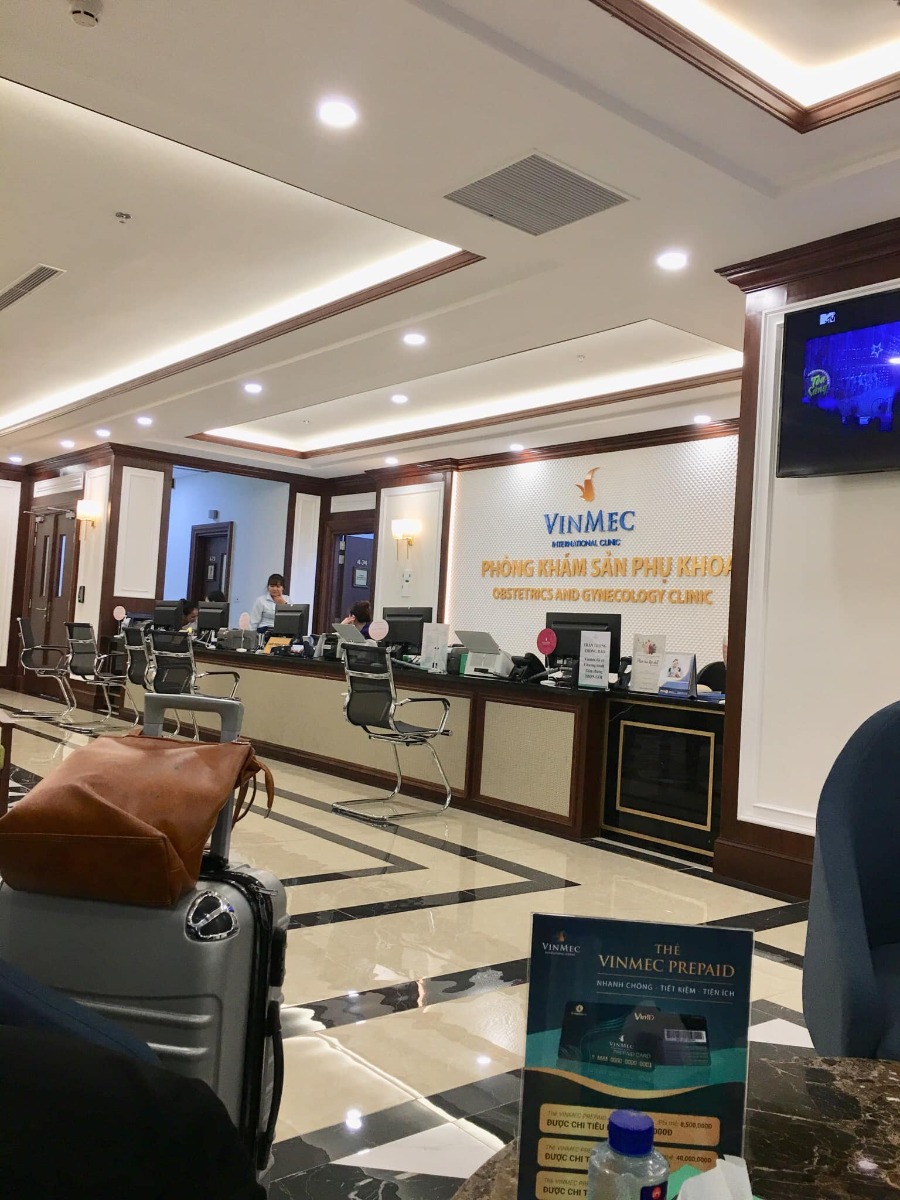 REVIEW COMBO ĐAU ĐẺ THƯỜNG & ĐẺ MỔ TẠI VINMEC TIMECITY

Hôm nay là hơn 4 tháng sau khi sinh bé rồi mình mới có thời gian ngồi viết lại review chi tiết cho chị em (vì nhiều ce hỏi quá mình ko trả lời hết và cặn kẽ được), cũng coi như kỉ niệm đi sinh bé Pi 
 Trước sinh: 
* Mình mua Gói sinh thường 36w trực tiếp của Vinmec Timecity, mua tại hội thảo được giảm 2tr, còn 35tr.
Mua gói 36w thì được khám từ w34, lần đầu mình khám đặt bác sĩ Dung, bác nữ, trẻ, nhẹ nhàng, siêu nhiệt tình, cho cả sđt để về alo khi có vấn đề bất thường vì mình trong nhóm nguy cơ tiểu đường thai kì và nhà thì ở xa Timecity. Những lần sau mình khám các bác khác tuỳ theo lịch vợ chồng mình rảnh, bác Thái nữ, bác Thái nam, bác Tuấn, ... Tóm lại thì bác nào cũng chuyên môn cao, nhiệt tình và nhẹ nhàng cả 
* Mình dự sinh ngày 15, ngày 13 thấy lo lo nên đi khám, 2 vợ chồng vác cả va li đi vì nghĩ sẽ đẻ thôi, khám xong bác sĩ bảo chưa đẻ đâu, lại về :))). Ngày 16, đau bụng nhẹ và ra ít huyết nâu, xách vali đi đẻ tiếp, bác sĩ bảo không sao, về đi. 1h sáng ngày 17, đau bụng theo cơn, đau từ 9h tối ngày 16 rồi, 2 vợ chồng lại xách vali đi đẻ, đến nơi gần 2h. Xe đến nơi, 2 y tá ra đón, ngồi xe đẩy đẩy vô phòng chờ sinh cũng là phòng sinh luôn. Hành trình đi đẻ thực sự bắt đầu 
- Đau dữ dội theo cơn, có y tá, hộ lý vào, sau đó có bác sĩ vào, đúng ca bác Dung nên bác nhận ra mình ngay. Bắt đầu nằm đo monitor, sau đó khám trong. Nằm gần tiếng, y tá hay hộ lý gì đó vào kiểm tra liên tục mà bảo không có cơn co, không mở phân nào cả. Mình thì vẫn đau, bà hộ lý take care trực tiếp mình thật sự quá quắt: “Đau thế bình thường, chưa mở đâu, cũng không có cơn co, có người đau thế này cả tuần mới đi đẻ, chắc em nằm tí nữa rồi về thôi!” Mình vẫn bảo em đau lắm, bà í đi ra, mình bảo chồng mình ra báo bác sĩ Dung và bên quản lý để người khác care trường hợp của mình. Sau 3 lần chồng mình ra gọi thì bác Dung vào (vì đêm đó ít bác trực quá nên mn khá bận), bác khám cẩn thận cho mình rồi bảo mở 1 phân rồi, tiến hành các công tác chuyển dạ thôi, em yên tâm nhé! Thấy yên tâm hẳn huhu. Thật sự đến giờ nhắc đến Vin và chuyện đi đẻ thì chỉ không hài lòng bà hộ lý đó thôi :))). 
- Sau đó thì có người vào sắp xếp đồ để mình chuẩn bị sinh. Y tá đặt ống thụt cho, được một lúc thì đau bụng và đi vệ sinh, thốn đến tận óc, vật vã luôn. Rồi cả đi làm vệ sinh cá nhân, tắm rửa. Và sau đó, đau, rất đau, chắc do mình chịu đau kém, mình bảo bác sĩ tiêm giảm đau suốt nhưng các bác động viên nên tiêm sau mở 3p sẽ tốt cho cuộc chuyển dạ hơn. Vì ca của mình kêu đau thảm thiết quá nên tận 3 bác luân phiên vào care, nhưng vẫn mở rất chậm. Hành trình mở từ 1 phân đến 3 phân của mình mất khoảng 10 tiếng tính từ 2h đêm hôm trước, đau dữ dội khi cơn co đến, lại còn khám trong liên tục, hic. Hôm sau là bác Vũ Duy Thái tiếp nhận ca của mình, bác Thái nam cũng là bác sĩ mình khám tuần cuối cùng trước khi đi sinh, may là bác vẫn nhớ mặt, bác động viên và siêu nhẹ nhàng. Tầm 12h trưa hôm sau, mở đc 3p nên mình được gây tê màng cứng, do bác Vũ Anh (nếu mình nhớ không nhầm) chọc đến lần thứ 2 mới gây tê xong, lúc làm thì hơi đau và sợ nhưng làm xong tầm 30’ thì cuộc đời lên tiên luôn. Hết đau, mình được ngủ lấy sức, bác và một phụ tá làm giảm đau dặn, nếu thấy đau, thường là khi mở đến 7-8p là đau nhất thì bấm cho thuốc xuống. Chị phụ tá bảo, cứ yên tâm bấm để thuốc xuống, không lo hết thuốc vì bọn chị tiếp thuốc liên tục nhé, không phải chịu đau. Cứ hơi đau là mình lại bấm, và lại hết đau ngay khi cơn co đến. Đúng là giảm đau thần thánh luôn, từ đấy hết đau các bác ạ :))). Sau đó, mở phân vẫn rất chậm, vẫn 3p mà gần 12 tiếng trôi qua rồi, bác Thái truyền kích đẻ cho mình. Đến tầm 3h chiều, mình mở được 8p, thấy đau nhiều hơn chút xíu. Đến 5h, vẫn 8p, bác Thái và bác Anh Thơ vào hỏi thăm, bác Thơ khám trong cho, cùng lúc í bắt đầu có dấu hiệu tim thai bị suy khi cơn co đến. Lúc đấy mình lo phát khóc luôn, chỉ thầm mong con nhanh chào đời bình an thôi. Bác Thơ bảo chuyển dạ lâu quá, xong bàn gì đó với bác Thái, bác Thơ bảo bấm ối nếu trong thì đợi mở đủ 10p. Một lúc sau, cả ekip vào tiếp, mình thì vẫn đau và vẫn 8p, bác Thái và bác Thơ hướng dẫn mình dặn, nhưng không được. Khám trong đầu em bé vẫn cao, không có dấu hiệu xuống thấp. Tim thai suy dần. Hai bác quay ra họp bàn tầm 1’, vào bảo: 2 vợ chồng chuẩn bị tinh thần mổ cấp cứu ngay nhé! Người nhà ra kí giấy mổ. Mình bật khóc nức nở luôn, vì lo cho con, vì không thể sinh thường, vì tiếc công chịu đau suốt gần 18 tiếng. Cứ khóc là tim thai lại suy, mọi người động viên mãi. Rồi mọi người chạy cả đi lo mổ, còn một y tá ở lại với mình. Mình bảo y tá gọi giúo bác Thái vào nói chuyện riêng, bày tỏ tâm tư nguyện vọng cố sinh thường, nhưng bác cũng bảo: “Không thể được, phải mổ cấp cứu ngay không ảnh hưởng em bé, ưu tiên cho mẹ nhưng cũng phải ưu tiên bé em ạ.”  Bác Thơ thấy vậy cũng vào bảo: “Cháu đợi đủ 10p, đầu bé xuống cũng được nhưng ít nhất là 2 tiếng nữa, mà trong thời gian đấy không ai đảm bảo được đầu bé có xuống không và tim thai có thể mất bất cứ lúc nào vì bé yếu dần rồi. Gia đình sẽ phải tự chịu trách nhiệm nếu bé gặp nguy cơ ảnh hưởng não”. Mình chỉ biết khóc vì sợ con bị làm sao. Các bác sĩ, hộ lý với y tá vào động viên mãi mới nín đi lúc hic :((. Sau 5’ từ lúc bác sĩ bảo mổ, chồng kí giấy xong cái là mình được đẩy ngay vào phòng mổ, nhanh như một cơn gió nên mình càng sợ, vì thấy ánh mắt các bác cũng lo lắm í, nghĩ chắc là nguy hiểm quá rồi nên ngươig ta mới đẩy mình đi mổ nhanh thế. Vào đến phòng mổ thì mình nhớ là được tiêm thêm thuốc giảm đau gì đó thì phải, sau đó thì chân tay lạnh cóng, phần dưới không cảm giác. Mình bắt đầu khó thở do khóc nhiều, rồi cả nôn suốt. Bác Vũ Duy Thái mổ cho mình, các y tá trong ekip mổ cũng siêu tận tình chăm sóc và tình cảm luôn. Thật sự lúc bác Thái và các bác khác nói chuyện với mình trong phòng mổ, động viên mình, đến giờ mình còn cảm động. Bác mổ, rồi lấy bé ra mình đều cảm nhận được, thấy sợ vô cùng, cả dấm dứt nữa, chứ không đau. Chỉ đến khi nghe thấy “oe oe oe” tháng thót từ Pi, lúc đấy mình mới hết sợ. Mọi người thì cười và thở phào. Mình hỏi ngay: Con em ổn chứ ạ? Con gái chứ ạ? Chị y tá đưa bé lại gần cho mình nhìn, bé gái chuẩn rồi nhé, cảm xúc lạ lắm, hạnh phúc vô cùng. Rồi bé được vệ sinh, mặc đồ, cân (3435 gram ạ), được tiêm/uống viatmin K (lúc đấy quá mệt nên mình không nhớ rõ), xong xuôi thủ tục là ra phòng sơ sinh, được ba đón luôn. Mình mổ xin tiếp da với con không được nên chồng mình tiếp da với con. Kiệt sức vì chuyển dạ lâu, rồi ảnh hưởng tâm lý sợ mổ làm mình kiệt sức ngay sau khi mổ, mình lịm đi ngay khi được đẩy ra khỏi phòng mổ. Tỉnh dậy là đang ở phòng hồi sức. Các bác thi thoảng lại vào kiểm tra và hỏi thăm sức khoẻ. Mình sinh Pi khoảng 17h thì 20h tối mình tỉnh, bắt đầu được gây tê cơ vuông, bằng máy siêu âm nhé, mình vẫn đau nên phải làm lại mấy lần. Một lúc sau ổn, mình bảo bác sĩ cho gặp chồng, nhìn thấy ổng là mình tủi thân lại khóc, suýt thì bác sĩ bảo chồng ra ngoài vì mình kiệt sức quá, khóc nữa ảnh hưởng vết mổ . Cố nín để nghe ổng khoe tình hình con gái rồi ổng phải đi ra. Mình lại mơ màng thiếp đi, lúc sau tỉnh, báo bác sĩ là em vẫn đau lắm, bác lại vào làm gì đó (mình mơ màng không có nhớ kĩ), hỏi bác tình hình con, bác bảo: “con ổn nhé! Mẹ nghỉ ngơi một lúc nữa cho lại sức, từ đêm qua đên giờ mất sức quá nên vậy thôi. Mẹ cố gắng mau khoẻ, các bác vào kiểm tra sức khoẻ ổn để còn được về với con nhé! Con sinh từ 5r chiều đến giờ xa mẹ gần 4 tiếng rồi, về sớm cho con đỡ mong nhé!” Mình nhớ mãi câu của bác luôn, rớt nước mắt vì thương con í, thế là 9h kém, mình xin kiểm tra sức khoẻ để về với con, mẹ khoẻ, về với con được rồi! 
=> Kinh nghiệm: không biết đâu mà lần, không cố được đẻ thường thì các mom cứ mạnh dạn xin mổ ngay sẽ rất nhàn, đừng như mình. Nghĩ lại thấy đau đẻ thường lâu và kinh dị, chứ em quyết mổ ngay từ đầu thì mát. Với trường hợp của em lúc khám mấy tuần cuối bs cũng bảo bé 3,4kg, lưỡng đỉnh 99, đầu bé cao, nguy cơ sinh thường khó rồi mà em vẫn hi vọng , cuối cùng cố cũng đâu có được. 
 Sau sinh:
* Về phòng riêng, được y tá chăm sóc chu đáo, dặn dò sử dụng giường, nút bấm gọi khi cần giúp đỡ. Các chị y tá trẻ trung mà tận tình, chu đáo, nhẹ nhàng lắm. Hướng dẫn mẹ bế con sao, tư thế bế, cho bé ti đúng khớp ngậm, thay bỉm, cách dỗ con, tín hiệu của con, cách kích sữa... Lần đầu làm mẹ nên mình thấy có ích vô cùng. Mới bế bé con mà trộm vía tỉ lần sữa non về luôn. Phòng ốc nhỏ hơn mình nghĩ nhưng đầy đủ tiện ích, như một phòng khách sạn nhỏ, có phòng tắm riêng cho bé nữa. Y tá thì nửa đêm gọi cũng nhiệt tình vào giúp, bé quấy quá các cô còn bảo mang ra ngoài các cô trông cho. Nhà mình toàn người không có kinh nghiệm nên còn không biết cả thay bỉm cho con, các cô hướng dẫn tận tình, còn vào thay hộ suốt mà vẫn rất vui vẻ. Đặc biệt có chị Huyền, siêu nhiệt tình, biết vợ chồng mình ít kinh nghiệm nên dặn dò nhiều điều hay lắm, trước hôm ra viện mình chỉ kịp chào với cảm ơn miệng với chị.
- Mẹ thì mổ lúc 5r chiều hôm trước, tối 9h ăn cháo được luôn, 10h sáng hôm sau tự dậy tập đi được, sau 2 hôm tự đi lại được nhẹ nhàng. Vết mổ không rát, chỉ hơi đau chút, uống thêm thuốc giảm đau theo giờ bs mang cho là ok. Đau co dạ con gấp nhiều lần so với đau vết mổ nhé! À, vết mổ siêu mảnh và đẹp nhé, nhưng khi về mình chăm sóc không được cẩn thận lắm nên giờ hơi lồi một tẹo thôi :)))
- Bé được tiêm Vitamin B, lấy máu xét nghiệm sàng lọc sơ sinh (cái này không phải lấy máu gót chân nhé)
* Lưu trú: sinh mổ 4 ngày (48h kể từ khi về phòng riêng)
- Đồ dùng cho mẹ và bé được cấp khá đủ rồi, mẹ nào sinh mổ nhớ mang thêm ít bỉm cho bé thôi.
- Bộ quà tặng đồ cho mẹ và bé sinh mổ gồm: 8 bộ nous gồm cả mũ, bao tay bao chân- 8 chăn ủ - mấy chục chiếc khăn sữa, bỉm merries cho bé, bỉm cho mẹ, quần lót giấy, 3 gói khăn ướt, 1 lọ Betadine, 1c sữa tắm arau ...
- Bé và mẹ được vệ sinh cho hằng ngày, mẹ được y tá vệ sinh vết mổ, bé được các cô tắm cho
- Mẹ và bé được bác sĩ qua khám và hỏi thăm đều đều. Mình được bác Tời care, đúng là ở Vin, bác nào cũng chuyên môn cao và nhẹ nhàng hết :)))
- Cơm ngày 2 bữa trưa-tối, cháo 2 bữa sáng-đêm. Ăn ngon, thực đơn đa dạng
- Về giường cho người nhà: tầm 300k/ đêm 9h tối-6h sáng thôi nên khuyên mn nếu đẻ thường ở 1 ngày thì thuê, mổ thì mua cái giường gập mang đến cho rẻ 
- Bên ngoài sảnh có đủ đồ dùng: sữa công thức cho bé, máy hút sữa, đồ rửa, máy tiệt trùng, giá úp bình,... 
Gần như là đi đẻ tay không í, à quên mẹ cần mang: chứng minh thư, sổ hộ khẩu, bảo hiểm của mẹ, bình sữa cho bé, nên mang máy hút sữa cho mẹ (vì nếu sinh mổ mẹ phải ra ngoài phòng hút sữa thì mệt lắm, và máy ở viện thì có 1-2 bộ thôi nên toàn full), và cả tiền nữa nhé 
* Chi phí phát sinh:
- Chuyển mổ cấp cứu: đóng thêm tầm 15tr
- Tiền thuốc mua thêm: khoảng 1,5tr (có thể mua hoặc tự mua bên ngoài)
Chia sẻ cá nhân: Mình thấy sinh ở Vinmec hay khám thì chung quy lại chất lượng đều tốt, chất lượng dịch vụ ok, bác sĩ chuyên môn cao, nhẹ nhàng, các nhân viên khác cũng rất lịch sự và nhiệt tình, hi hữu vẫn xảy ra một vài lúc nhân viên có không tận tâm cho lắm. Nếu có lần đẻ sau chắc em cũng sẽ chọn Vin thôi ạ 
Mẹ con nhà Pi đã có những ngày đầu đời của Pi tại Vin cực nhiều cảm xúc nhưng cũng rất hạnh phúc. Chúc các mom mẹ tròn con vuông nhé!

Nguồn: Mẹ Pi