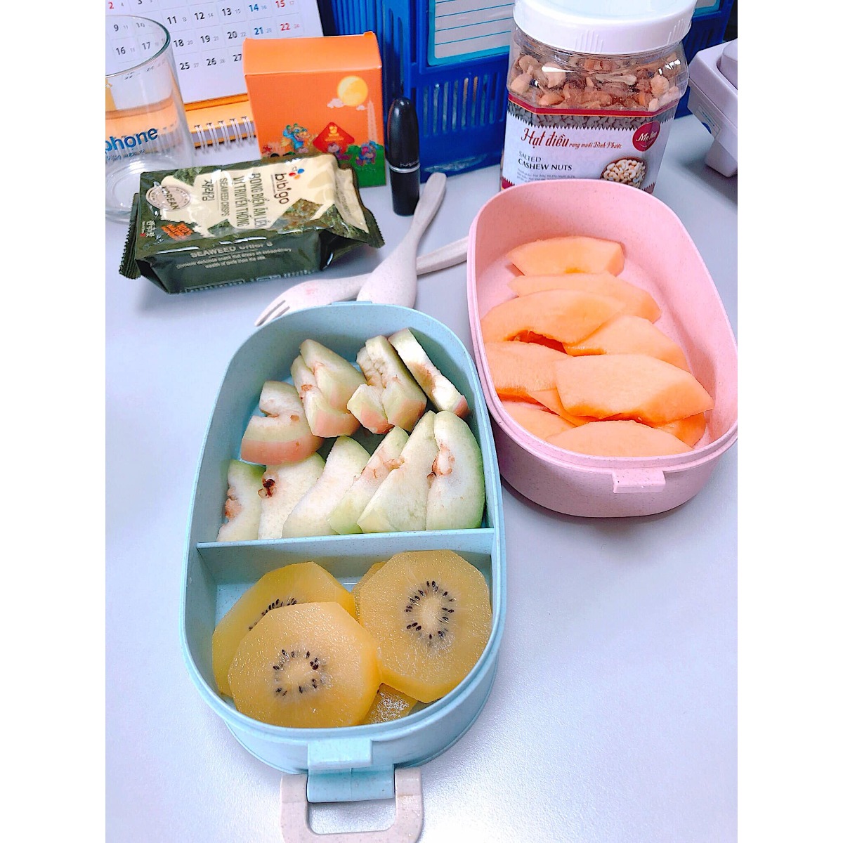 Đêm hôm không ngủ được post cho mng tham khảo hộp hoa quả mang đi làm của bà bầu :))
Ăn thì mệt 1 và chụp thì mệt 10 :))