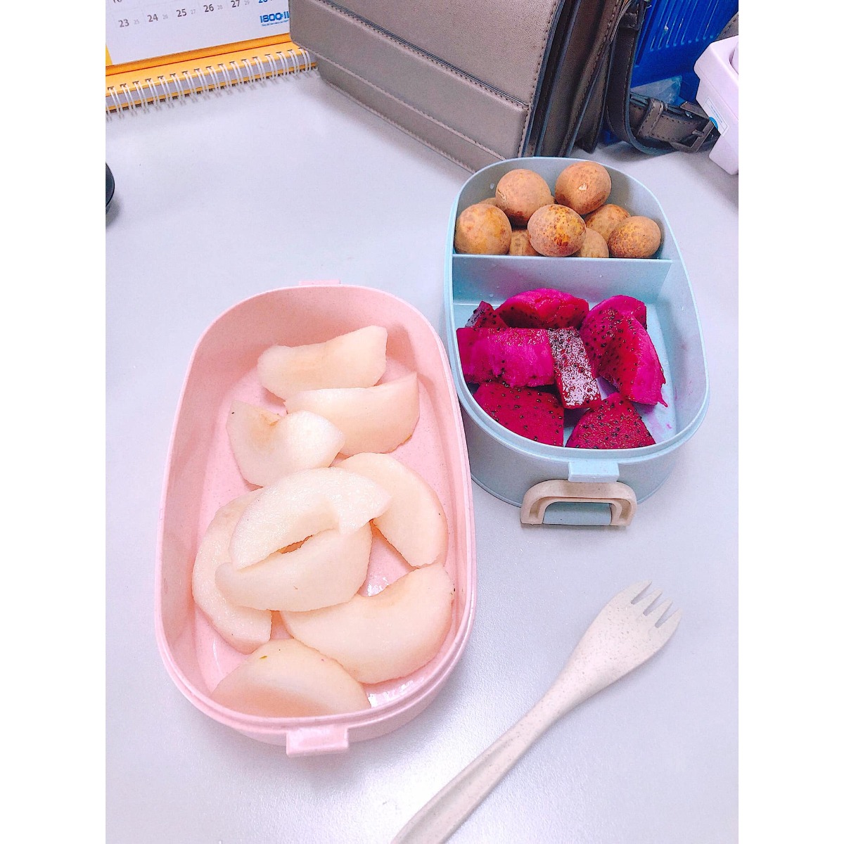 Đêm hôm không ngủ được post cho mng tham khảo hộp hoa quả mang đi làm của bà bầu :))
Ăn thì mệt 1 và chụp thì mệt 10 :))