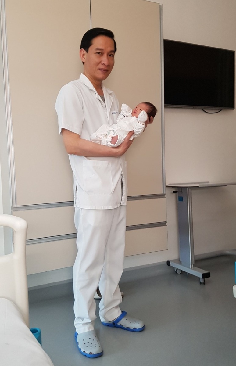 Con chào các bác các cô các chú nha..
Sau cả ngày hôm qua thì tối qua con cũng xuất đầu lộ diện ghé thăm sân chơi cuộc đời với bố mẹ con rồi.

Con tên là Trương Phong Dương - ”Mặt Trời trên Đỉnh Núi” chứ không phải “Gió trên Biển Lớn” của từ 風洋 Phong Dương này đâu nhé - 「張峰陽」- nhé các cô chú ơi (Bố con mê kiếm hiệp từ nhỏ, nên tên con mang đậm dấu ấn Trung Hoa cô chú ạ). Lúc đầu bố con định tên Phong trong chữ 烽 có bộ Hoả. Vì Bát Tự Nguyên Thần của con 戊子 Mậu Tý là những ngọn núi lớn, trong Bát Tự của con có Canh Tý 庚子, Canh Thìn 庚辰, Quý Hợi 癸亥 nên ngọn núi của con có cây cỏ hoa lá, có nhiều cây lớn, có nhiều sương mù và mưa, có quá nhiều kim loại, dưới chân núi có sông có suối. Nhưng mà chưa có ánh sáng, chưa có sự tồn tại của loài vật loài người. Nên bố con định đặt tên là 烽陽 - con cần Hoả (火) để đốt nóng kim loại làm công cụ, làm vật dụng đời sống hàng ngày, để cuộc sống thêm phì nhiêu, trù phú (丰), và con cần mặt trời (日) để có ánh sáng soi bước cho muôn loài (勿) rồi con tường bước khám phá và xây dựng một đế chế, một cơ ngơi của riêng con (阝).

Nhưng rồi khi bố con bảo Tử Vi của con đều có Hoả và Linh hợp chiếu giống bố rồi, con không cần quá nhiều Hoả nữa. Vì sức mạnh 02 sao Hoả đó đủ cho con nguyên liệu sử dụng cả cuộc đời, nên bố con đổi sang tên con thành chữ Phong 峰 có bộ 山 Sơn. Hàm ý bổ trợ thêm cho nguyên thần của con trở nên vững chắc, hùng vĩ và luôn có bạn đồng hành!
「峰陽 - MẶT TRỜI TRÊN ĐỈNH NÚI」

Con sinh ra, bố con bảo con sau này học giỏi vì con có Hoá Khoa Văn Xương tại Thiên Di nên con sẽ đi du học, con thủ Thiên Cơ, Thái Âm Thiên Đồng Cự Môn Linh Hoả chiếu nên sau con nối nghiệp bố con rồi. Và bố còn bảo con lấy vợ đẹp lắm. Vợ con tài giỏi, kinh doanh giỏi, vui vẻ, dễ chịu vì có Thái Dương Thái Âm Thiên Lương Hoá Khoa Hoá Lộc Xương Khúc Thiên Khôi Hồng Loan Thiên Hỷ Hỷ Thần.

Mà điều đặc biệt nữa nhé. Con ra đời, làm cho cung Phụ Mẫu trở nên vô cùng đặc biệt, nên Bố Mẹ con này, Bố Mẹ vợ con này hay Bố Mẹ nuôi của con này (à hiện con chưa có, nhưng sắp tới con được rửa tội là con có bố mẹ đỡ đầu) đều trở thành những bậc Quân chủ vì cách cục Tử Phủ Vũ Tướng Tả Phù Hoá Quyền. Nên là con rất vui.

Thêm nữa, các cô chú nhìn thấy Ngư Vĩ trên mắt con không, bố con bảo dài, đào hoa lắm. Vì con có Đào Hoa Thiên Hỷ tại Quan lộc đó, nên con ra đời khóc chút thôi, nhưng khi về với mẹ là con mỉm cười suốt.!

Cảm ơn mẹ con đã vất vả 9 tháng và đặc biệt ngày hôm qua vì con, cũng như cảm ơn người bố vĩ đại luôn đồng hành cùng mẹ và đặt cho con cái tên thật ý nghĩa..
Con cám ơn đội ngũ y bác sĩ của Việt Pháp đã đồng hành cùng con và bố mẹ trong ngày vừa qua. Con đặc biệt cám ơn bác sỹ Thu!!! Dù ngày con ra đời bác mổ những 7 ca. Vậy mà đến tối muộn bác vẫn yêu thương con vào đỡ cho con!!! Bác mát tay sau con cũng giỏi giang vui tính giống bác nè!!!

Và con cũng cảm ơn các ông bà, cô dì, chú bác đã gửi lời chúc mừng đến gia đình con và con rất nhiều ạ! (Bố con dạy con từ nhỏ là phải biết nói lời Cảm Ơn các cô chú ạ)

Cô chú có muốn làm thông gia với nhà con không?

Mẹ: Quynh Dang
