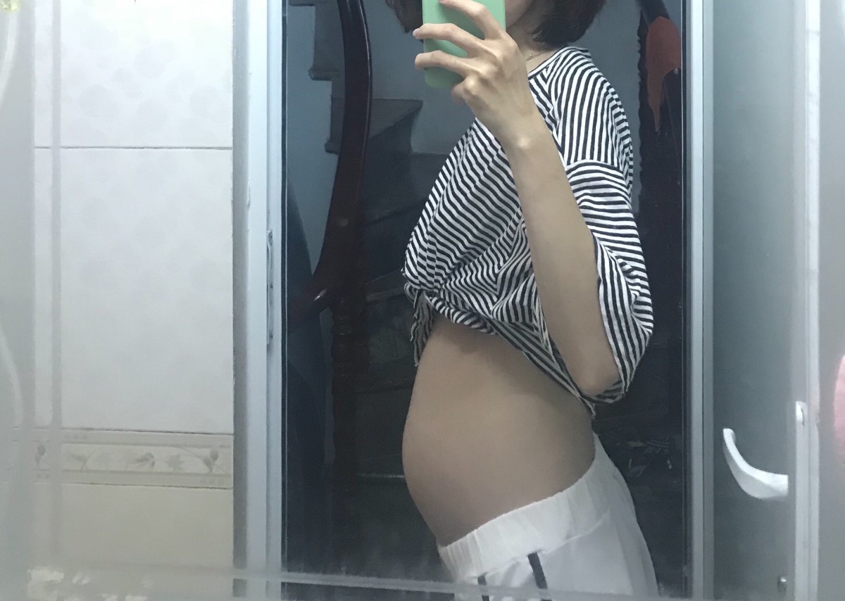 Khoe bụng bầu 23w3d ạ. Em tăng 6kg. Vẫn gầy tong teo như lúc con gái.