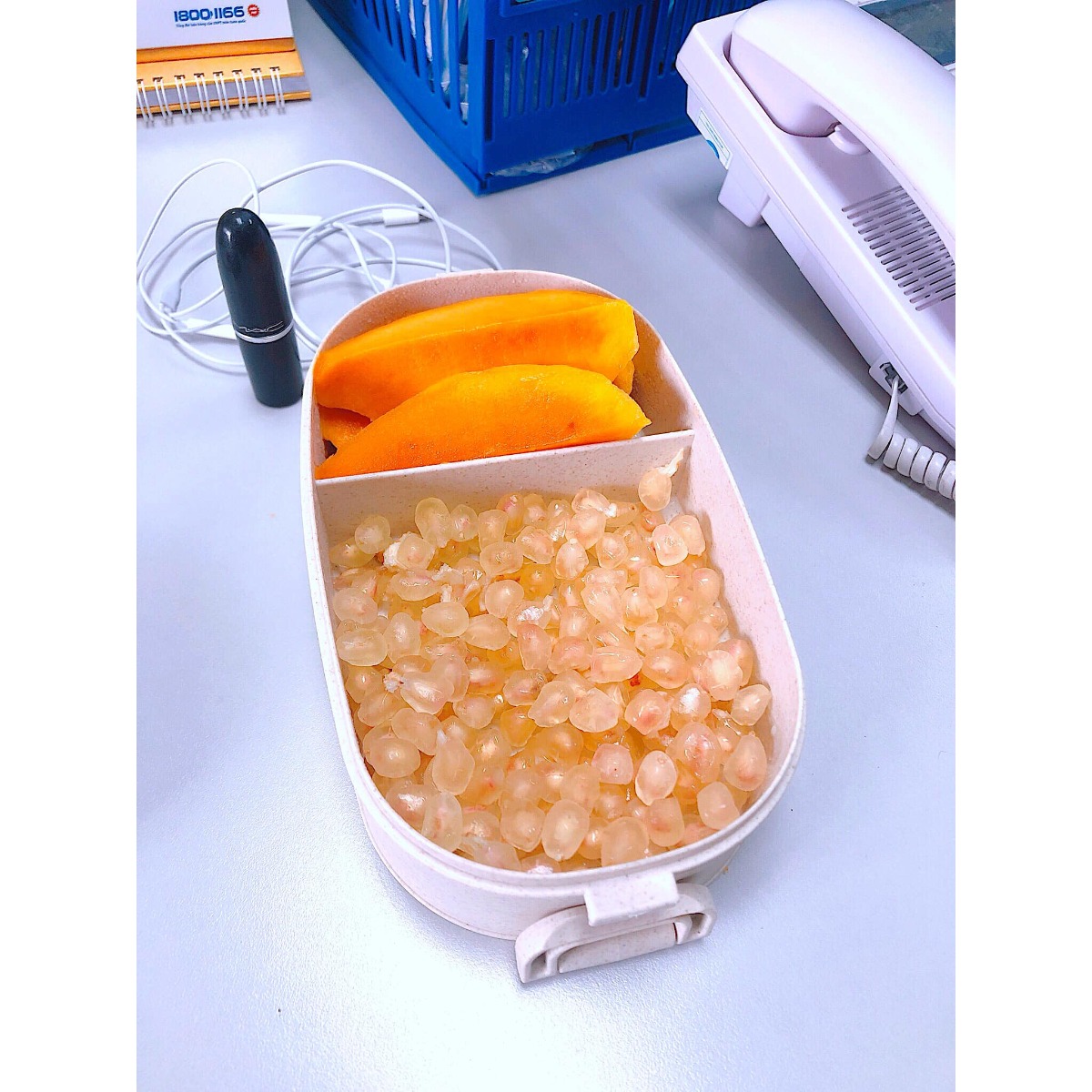 Đêm hôm không ngủ được post cho mng tham khảo hộp hoa quả mang đi làm của bà bầu :))
Ăn thì mệt 1 và chụp thì mệt 10 :))