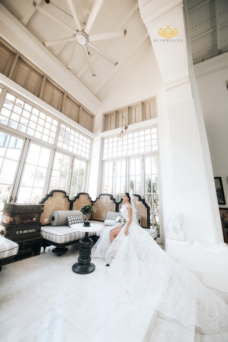 Chuyện tình Việt - Mỹ

Vợ chồng với nhau là duyên số, là định mệnh, có ai tin điều đó ko?

Em đã từng chủ động huỷ hôn vào phút chót, dù đám cưới sắp diễn ra. Lúc đó em đã 33 tuổi. Không nhiều người có đủ dũng cảm để chia tay bạn trai ở cái tuổi đó. Áp lực từ phía gia đình, từ xã hội, ai cũng mong đợi đám cưới ấy diễn ra. Bạn trai cũ của em là người Pháp, có công việc tốt, thu nhập ổn. Hai đứa nhìn đẹp đôi, ai cũng bảo vậy (anh ta cao trên 1,9m, còn em 1,73m). Tuy nhiên càng ngày em càng nhận ra hai đứa có sự khác biệt rất lớn về tính cách và cách sống. Em là người luôn vui vẻ thân thiện với mọi người còn anh ta rất hay phàn nàn và rất dễ nóng giận. Em là người hào phóng, chi tiêu rộng rãi còn anh ta thì lại rất chặt chẽ theo đúng kiểu đàn ông châu Âu. Khi em nói chia tay, anh ta khóc lóc, đau khổ, đêm nào cũng đến đứng trc cửa nhà em tới 2-3 giờ sáng, dù em ko mở cửa, còn đạp xe cả trăm cây số về tận quê em để chứng tỏ tấm chân tình, ngày nào cũng cả trăm tin nhắn, cuộc gọi để năn nỉ...Thế nhưng tính em vốn quyết đoán, đã nói là làm, muốn giũ thì phải phũ. Em nhận ra e k yêu anh ta nhiều. Nếu vẫn cố đám cưới, gia đình em sẽ vui nhưng đổi lại, em k thấy hạnh phúc. Nếu không cưới thì thấy có lỗi với gia đình. Còn cưới thì thấy có lỗi với bản thân. Rồi em cũng quyết định 1 lần dám sống vì bản thân. Vài tháng năn nỉ em quay lại k đc thì cuối cùng anh ta cũng từ bỏ. Cũng nhờ dám bỏ anh ta vào phút chót như vậy, định mệnh đã đưa em gặp chồng em bây giờ, một người đàn ông thành đạt, hào phóng và hết sức yêu chiều vợ.

Càng ngày càng tin vào số phận, mọi thứ như sự sắp đặt của ông trời vậy. Cả anh và em đều ko thích cs hôn nhân. Trc khi gặp nhau, anh vẫn bảo, anh k thích kết hôn, công việc của anh quá bận rộn và anh thấy con cái thật là phiền phức. Lần đầu gặp, hai đứa nói chuyện với nhau quá hợp, cười như ma làm. Đến lúc phải về, bỗng dưng anh hỏi “sau này nếu có kết hôn thì em muốn tổ chức đám cưới ở đâu”. Em chỉ bảo “Marriott Phú Quốc” rồi đi về. Đến lần gặp thứ 2, ăn tối xong, anh tỏ ra cực kì nghiêm túc “anh nghĩ là anh đã sẵn sàng cho cs gia đình. Em có sẵn sàng làm mẹ những đứa con của anh ko?”. Trời ơi, ta nói fast and furious đúng kiểu phim Mỹ. Lúc ấy shock quá, với lại nhanh quá nên bảo cho em thêm thời gian đi. Lúc tiễn anh ra máy bay về lại châu Âu, anh lại bảo “anh muốn được sống cùng em phần đời còn lại. Bất cứ khi nào em muốn sang Ireland thăm anh, hãy nói với anh, anh sẽ mua vé cho em”. Rồi anh đi, vừa qua cửa an ninh, đã thấy tin nhắn của anh. Anh nói anh muốn khóc vì lần đầu tiên anh cảm thấy hụt hẫng vì phải xa 1 người, “anh nhận ra anh cần em biết bao nhiêu”. Rồi từ đó, hai đứa bắt đầu yêu xa. Anh người Mỹ nhưng đag làm dự án ở châu Âu. Giáng sinh vừa rồi, anh muốn đưa em về ra mắt bố mẹ. Tuy nhiên, phút chót, em bị từ chối visa Mỹ mặc dù lịch sử du lịch tốt (hộ chiếu đi 26 nước), tài chính tốt. Tới lúc đó, cay cú quá mới bảo “thôi mình cưới đi”. Thế là anh mừng lắm, anh bảo “cả gia đình anh và bạn bè đều quá shock khi biết anh sắp kết hôn”. Giờ lại thấy cần phải cảm ơn cô viên chức Mỹ vì đã đánh trượt visa, nếu ko sẽ chẳng có động lực để kết hôn đâu.

Cho tới giờ, đôi lúc vẫn ngỡ ngàng, ko nghĩ sẽ có ngày trở thành cô dâu. Mọi người thường bảo, mọi cô gái đều mong muốn khoác lên mình chiếc áo cưới, có lẽ điều này k đúng lắm với em. Người thân hay bạn bè thân thiết với em đều hiểu em là đứa rất sợ cs hôn nhân và gần như trong đầu k hề có ý tưởng sẽ lấy chồng.Em vẫn từng nói, nếu có ngày em cưới, thì đó k phải là điều e muốn mà đơn giản chỉ là muốn cho bố mẹ e vui. Em là đứa có tính cách ngông cuồng, luôn làm điều mình muốn, luôn đi ngược định kiến và những giá trị xã hội đã lỗi thời. Thế nhưng có 1 điều k thể làm đc, đó là: Ko thể làm bố mẹ buồn. Người ta nói “dao sắc k gọt đc chuôi” là vậy. Cuộc đời con người chỉ có 2 món nợ lớn nhất: 1 là với người sinh ra mình, 2 là với người mình sinh ra. Chừng nào em còn chưa lập gđ, khi ấy bố mẹ e còn chưa yên tâm, dù rằng cs vật chất và tinh thần của e đều đầy đủ. Rồi bỗng 1 ngày, con bạn thân kể về sự ra đi đột ngột của bố bạn ấy, bỗng chợt nghĩ “bố mẹ mình cũng già rồi, chẳng biết họ còn sống đv bao lâu nữa, nếu có thể làm cho họ vui thì tại sao lại ko cố gắng”. Vậy là đồng ý cưới. Đc cái anh chồng cũng hiểu tính nên rất chiều, mọi giấy tờ anh tự tìm hiểu và tự chuẩn bị mọi thứ. Chừng nào em vẫn chưa kí vào giấy là anh vẫn lo em sẽ đổi ý. Cuối cùng thì sau gần 2 tháng lo giấy tờ, thủ tục, hai đứa cũng có đc giấy đăng kí kết hôn và giờ em đang mang bầu đứa con đầu lòng ở tuổi 34.

Thế nên phụ nữ cứ đẹp, tự tin và kiêu hãnh lên nhé. Ở đâu đó luôn có 1 người đang chờ đợi chúng ta. “Standing alone doesn’t mean that i’m alone. It means i’m strong enough to handle everything by myself”. Đúng người, đúng thời điểm mới là quan trọng. Và đừng ngại bắt đầu lại khi thấy mối quan hệ đó ko ổn. Suy cho cùng, đích đến của chúng ta là HẠNH PHÚC. Trong một mối quan hệ, bất cứ khi nào bạn thấy không ổn có nghĩa rằng nó không ổn. Hãy tin vào cảm giác của mình.

P/s: Đây là hình cưới của bọn em chụp tại Ireland và Phú Quốc. Hôm chụp ở Ireland, thời tiết ngoài trời là 2oC (feel like -2oC) nên chỉ chụp vội đc vài tấm, lạnh cóng k cười nổi luôn.
Em 34, anh 44, cả hai đều kết hôn lần đầu.

Nguồn: Lyly Ha Nguyễn