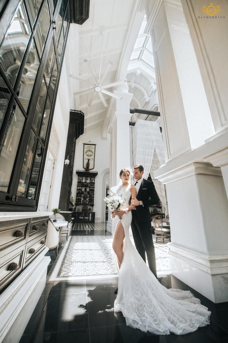 Chuyện tình Việt - Mỹ

Vợ chồng với nhau là duyên số, là định mệnh, có ai tin điều đó ko?

Em đã từng chủ động huỷ hôn vào phút chót, dù đám cưới sắp diễn ra. Lúc đó em đã 33 tuổi. Không nhiều người có đủ dũng cảm để chia tay bạn trai ở cái tuổi đó. Áp lực từ phía gia đình, từ xã hội, ai cũng mong đợi đám cưới ấy diễn ra. Bạn trai cũ của em là người Pháp, có công việc tốt, thu nhập ổn. Hai đứa nhìn đẹp đôi, ai cũng bảo vậy (anh ta cao trên 1,9m, còn em 1,73m). Tuy nhiên càng ngày em càng nhận ra hai đứa có sự khác biệt rất lớn về tính cách và cách sống. Em là người luôn vui vẻ thân thiện với mọi người còn anh ta rất hay phàn nàn và rất dễ nóng giận. Em là người hào phóng, chi tiêu rộng rãi còn anh ta thì lại rất chặt chẽ theo đúng kiểu đàn ông châu Âu. Khi em nói chia tay, anh ta khóc lóc, đau khổ, đêm nào cũng đến đứng trc cửa nhà em tới 2-3 giờ sáng, dù em ko mở cửa, còn đạp xe cả trăm cây số về tận quê em để chứng tỏ tấm chân tình, ngày nào cũng cả trăm tin nhắn, cuộc gọi để năn nỉ...Thế nhưng tính em vốn quyết đoán, đã nói là làm, muốn giũ thì phải phũ. Em nhận ra e k yêu anh ta nhiều. Nếu vẫn cố đám cưới, gia đình em sẽ vui nhưng đổi lại, em k thấy hạnh phúc. Nếu không cưới thì thấy có lỗi với gia đình. Còn cưới thì thấy có lỗi với bản thân. Rồi em cũng quyết định 1 lần dám sống vì bản thân. Vài tháng năn nỉ em quay lại k đc thì cuối cùng anh ta cũng từ bỏ. Cũng nhờ dám bỏ anh ta vào phút chót như vậy, định mệnh đã đưa em gặp chồng em bây giờ, một người đàn ông thành đạt, hào phóng và hết sức yêu chiều vợ.

Càng ngày càng tin vào số phận, mọi thứ như sự sắp đặt của ông trời vậy. Cả anh và em đều ko thích cs hôn nhân. Trc khi gặp nhau, anh vẫn bảo, anh k thích kết hôn, công việc của anh quá bận rộn và anh thấy con cái thật là phiền phức. Lần đầu gặp, hai đứa nói chuyện với nhau quá hợp, cười như ma làm. Đến lúc phải về, bỗng dưng anh hỏi “sau này nếu có kết hôn thì em muốn tổ chức đám cưới ở đâu”. Em chỉ bảo “Marriott Phú Quốc” rồi đi về. Đến lần gặp thứ 2, ăn tối xong, anh tỏ ra cực kì nghiêm túc “anh nghĩ là anh đã sẵn sàng cho cs gia đình. Em có sẵn sàng làm mẹ những đứa con của anh ko?”. Trời ơi, ta nói fast and furious đúng kiểu phim Mỹ. Lúc ấy shock quá, với lại nhanh quá nên bảo cho em thêm thời gian đi. Lúc tiễn anh ra máy bay về lại châu Âu, anh lại bảo “anh muốn được sống cùng em phần đời còn lại. Bất cứ khi nào em muốn sang Ireland thăm anh, hãy nói với anh, anh sẽ mua vé cho em”. Rồi anh đi, vừa qua cửa an ninh, đã thấy tin nhắn của anh. Anh nói anh muốn khóc vì lần đầu tiên anh cảm thấy hụt hẫng vì phải xa 1 người, “anh nhận ra anh cần em biết bao nhiêu”. Rồi từ đó, hai đứa bắt đầu yêu xa. Anh người Mỹ nhưng đag làm dự án ở châu Âu. Giáng sinh vừa rồi, anh muốn đưa em về ra mắt bố mẹ. Tuy nhiên, phút chót, em bị từ chối visa Mỹ mặc dù lịch sử du lịch tốt (hộ chiếu đi 26 nước), tài chính tốt. Tới lúc đó, cay cú quá mới bảo “thôi mình cưới đi”. Thế là anh mừng lắm, anh bảo “cả gia đình anh và bạn bè đều quá shock khi biết anh sắp kết hôn”. Giờ lại thấy cần phải cảm ơn cô viên chức Mỹ vì đã đánh trượt visa, nếu ko sẽ chẳng có động lực để kết hôn đâu.

Cho tới giờ, đôi lúc vẫn ngỡ ngàng, ko nghĩ sẽ có ngày trở thành cô dâu. Mọi người thường bảo, mọi cô gái đều mong muốn khoác lên mình chiếc áo cưới, có lẽ điều này k đúng lắm với em. Người thân hay bạn bè thân thiết với em đều hiểu em là đứa rất sợ cs hôn nhân và gần như trong đầu k hề có ý tưởng sẽ lấy chồng.Em vẫn từng nói, nếu có ngày em cưới, thì đó k phải là điều e muốn mà đơn giản chỉ là muốn cho bố mẹ e vui. Em là đứa có tính cách ngông cuồng, luôn làm điều mình muốn, luôn đi ngược định kiến và những giá trị xã hội đã lỗi thời. Thế nhưng có 1 điều k thể làm đc, đó là: Ko thể làm bố mẹ buồn. Người ta nói “dao sắc k gọt đc chuôi” là vậy. Cuộc đời con người chỉ có 2 món nợ lớn nhất: 1 là với người sinh ra mình, 2 là với người mình sinh ra. Chừng nào em còn chưa lập gđ, khi ấy bố mẹ e còn chưa yên tâm, dù rằng cs vật chất và tinh thần của e đều đầy đủ. Rồi bỗng 1 ngày, con bạn thân kể về sự ra đi đột ngột của bố bạn ấy, bỗng chợt nghĩ “bố mẹ mình cũng già rồi, chẳng biết họ còn sống đv bao lâu nữa, nếu có thể làm cho họ vui thì tại sao lại ko cố gắng”. Vậy là đồng ý cưới. Đc cái anh chồng cũng hiểu tính nên rất chiều, mọi giấy tờ anh tự tìm hiểu và tự chuẩn bị mọi thứ. Chừng nào em vẫn chưa kí vào giấy là anh vẫn lo em sẽ đổi ý. Cuối cùng thì sau gần 2 tháng lo giấy tờ, thủ tục, hai đứa cũng có đc giấy đăng kí kết hôn và giờ em đang mang bầu đứa con đầu lòng ở tuổi 34.

Thế nên phụ nữ cứ đẹp, tự tin và kiêu hãnh lên nhé. Ở đâu đó luôn có 1 người đang chờ đợi chúng ta. “Standing alone doesn’t mean that i’m alone. It means i’m strong enough to handle everything by myself”. Đúng người, đúng thời điểm mới là quan trọng. Và đừng ngại bắt đầu lại khi thấy mối quan hệ đó ko ổn. Suy cho cùng, đích đến của chúng ta là HẠNH PHÚC. Trong một mối quan hệ, bất cứ khi nào bạn thấy không ổn có nghĩa rằng nó không ổn. Hãy tin vào cảm giác của mình.

P/s: Đây là hình cưới của bọn em chụp tại Ireland và Phú Quốc. Hôm chụp ở Ireland, thời tiết ngoài trời là 2oC (feel like -2oC) nên chỉ chụp vội đc vài tấm, lạnh cóng k cười nổi luôn.
Em 34, anh 44, cả hai đều kết hôn lần đầu.

Nguồn: Lyly Ha Nguyễn