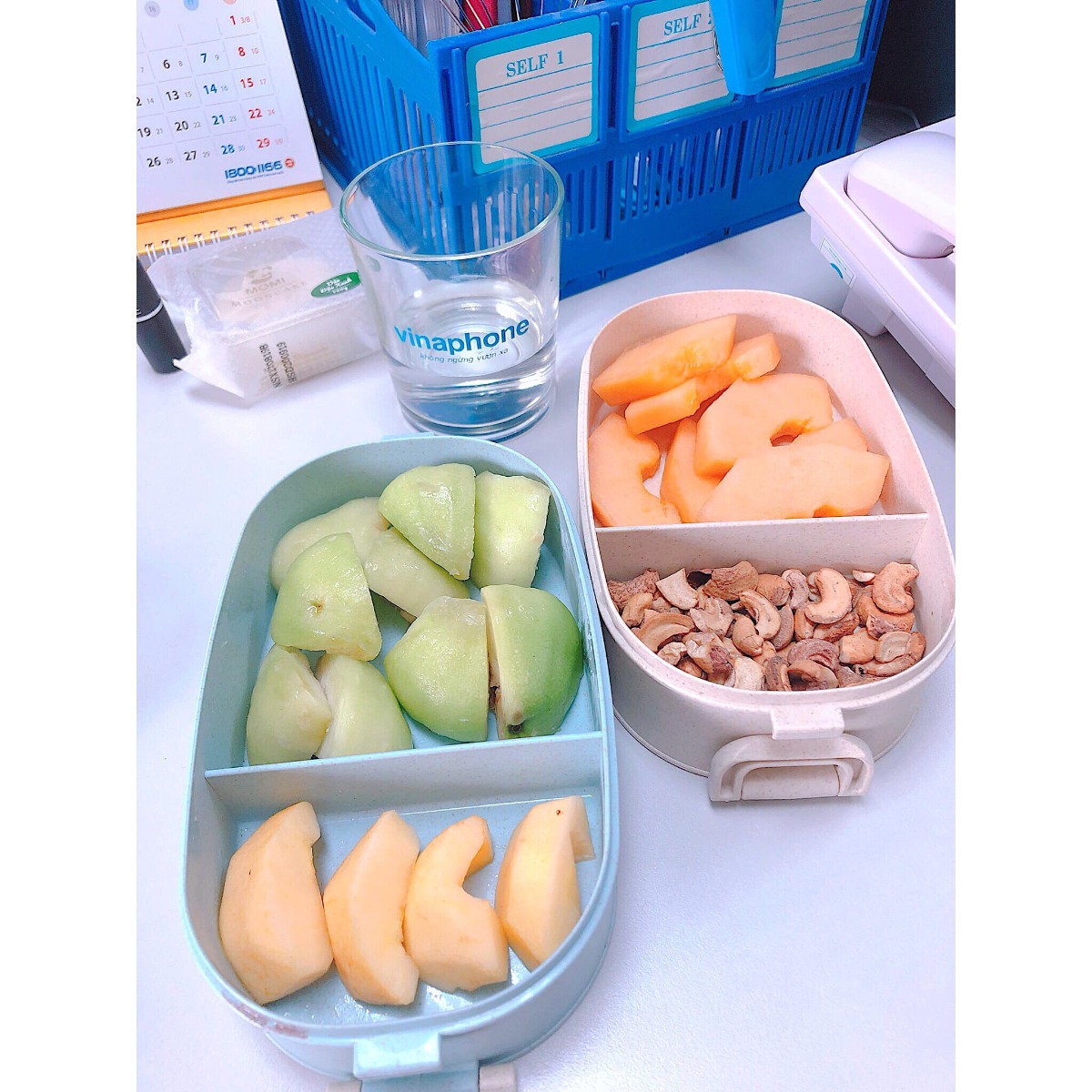 Đêm hôm không ngủ được post cho mng tham khảo hộp hoa quả mang đi làm của bà bầu :))
Ăn thì mệt 1 và chụp thì mệt 10 :))