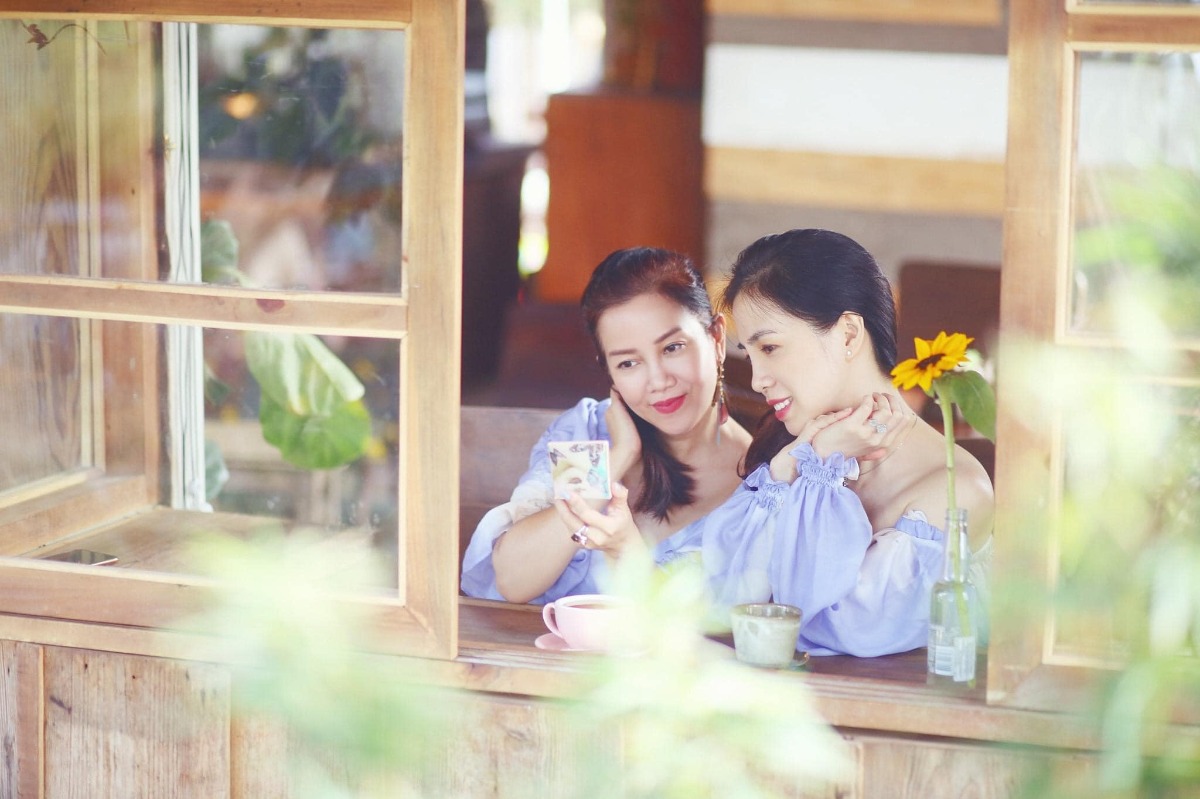 Vào sg sống từ 35 năm trước, mình đã thấy rất kinh ngạc, khi nhận ra phụ nữ sg sướng hơn phụ nữ miền bắc không biết bao nhiêu mà kể. Nghĩ mãi vẫn chưa hiểu tại sao. Chợ búa, đồ ăn làm sẵn, mọi thứ đều tiện dụng, mua gì cũng có ngay gần nhà, không quá vất vả bữa cơm hay việc nhà, đầu tắt mặt tối ba bữa cơm. Nhà nào cũng có toilet riêng sạch sẽ (dù nghèo) phụ nữ sg đa phần giữ bếp núc rất ngăn nắp, chăn màn ga gối văn minh, ai cũng nằm nệm êm không nằm chiếu, không ngủ chung với con, sống chung với cả gia đình đông, lạ nhất là mẹ chồng không bao giờ khăng khăng phải ở với con trai khi con trai lấy vợ. Họ buông tay cho con độc lập có đời sống riêng.

Phụ nữ sg rất thích đi ăn tiệm, đi du lịch, họ thích thưởng thức món ăn mới, mặc đồ mới, cởi mở, dám thay đổi, họ không cho rằng cơm nhà mình là nhất, mình là nhất. Họ dễ tính dễ thương, ít chê bai xét nét, so đo về giá như ngoài bắc:-). Họ mặc đồ xanh đỏ tím vàng quần ngắn, hay hở cả ti ra chả sợ ai nói gì. Dù cùng mức sống, nhưng họ dám sắm máy nước nóng máy lạnh không sợ tốn điện, dù không có vài triệu mua cành hoa đào ngắm ba ngày tết. Họ không sợ chê nghèo, đi xe xấu, họ mặc đẹp đi chiếc xe trông thật ghê, mà vẫn vui. Phụ nữ sg kg ôm đồm việc nhà, nhất là không giành lấy mọi thứ trách nhiệm, kiếm tiền dạy con, rồi kiệt sức quên bản thân, họ chăm sóc ngoại hình kể cả người đã có chồng đông con. Phụ nữ nào cũng có bàn trang điểm phấn son bông tai. Ai cũng có vài cái nhẫn vàng tây;-) có tí tiền là họ tiêu ngay không cất đi, không để dành, cũng kg sắm sửa mấy. Mình nhớ, đã kinh ngạc thế nào khi thấy các cô gái sg, chả đi đâu chả tiếp ai, cũng mặc đồ rất đẹp, tô son mỗi sáng, ở ngoài bắc , năm 84, mà lúc nào cũng phấn son xinh đẹp, liền bị gọi ngay là cave.

Họ lười hơn, vụng hơn, nông cạn hơn, có khi nghèo hơn, nhưng tự do hơn, hưởng thụ hơn, độc lập hơn, thẳng thắn hơn. Nhờ thế mà trẻ con cũng đỡ áp lực hơn. Vì các bà mẹ kg hy sinh mọi niềm vui cho con cái, họ làm gương cho con mình, sống cuộc sống vui vẻ, hạnh phúc, được tự do là chính mình.

Đặc biệt nhất ở sg là phụ nữ cực kỳ tự do cởi mở trong tư tưởng, họ ít chê ai ế hay sợ con mình ế. 35 năm ở đây mình ít thấy ai đánh ghen tàn bạo hay can thiệp đến chuyện cá nhân người khác. Dù ít học, họ cũng ít chấp nhận thói gia trưởng của đàn ông, kiểu như em không dc mặc áo hở cổ, kg đc đi chơi tối, em sao kg lo cho chồng con bữa cơm...họ chiều chồng, nói ngọt, lắng nghe, nhưng không hầu chồng, tuân lệnh chồng, coi chồng là vua chúa. Phụ nữ sg luôn có thói quen dành thời gian cho bản thân, thứ xa xỉ mà phụ nữ miền bắc cho là một sự hoang phí: ăn hàng, làm nail, gội đầu tiệm, mua sắm...Chả ai ở ngoài bắc đi du lịch riêng với bạn bè khi đã có chồng con, du lịch Tết mà kg cúng ông bà, quá kinh khủng, họ không thể tưởng tượng ra có loại phụ nữ ích kỷ, xấu xa tệ hại như thế...đời sống ngạt thở mà chỉ khi đi xa rồi trở về ta mới nhận ra mức độ căng thẳng phụ nữ ở đây phải chịu đựng.

Phụ nữ sg dù nghèo cũng sướng hơn phụ nữ miền bắc trăm lần, họ không phải đối phó với gia đình chồng, mẹ chồng em chồng khắc nghiệt cay đắng, luôn chì chiết chê bai. Họ không có bố chồng khó tính và cả họ nhà chồng xét nét họ. Kg ai nói là “ cô may lắm mới lấy đc con tôi”, mình nhớ mình đã kinh ngạc đến mức nào, khi nghe các cô con dâu sg nói, họ rất yêu quý mẹ chồng thực tâm. Yêu quý chắc vì họ không chung sống với bố mẹ chồng không va chạm cơm nước tiền nong, mỗi năm không bị hàng chục lần nấu cỗ cúng, sấp ngửa lo tết, hay vất vả gì khi làm dâu. Hàng xóm, đồng nghiệp, bạn bè không ai lên án phán xét cách sống cách ăn mặc, cách chi tiêu hay chuyện riêng tư cá nhân. Đi xe xấu , mặc đồ xấu kg bị chê bai khinh thường. Thời tiết ở sg cũng kg làm cho phụ nữ sầu thảm đc lâu, buồn thất tình không thê lương không tuyệt vọng, họ không chịu được khổ lâu nên ít thấy ai ôm hận đàn ông đc lâu, họ chóng quên dễ tha thứ, họ sẵn sàng bắt đầu một khởi đầu mới bất cứ khi nào.

Mỗi lần ra bắc nhất là về quê, mình thấy thật bất công, phụ nữ miền bắc khổ vì lo sợ người khác đánh giá mình. Ai cũng có thể phán xét người khác. Bố mẹ can thiệp quá sâu vào chuyện riêng tư, ngăn cấm doạ dẫm, thay vì cảm thông và chia sẻ khi gặp sự cố hay sai lầm. Con gái ế thì bố mẹ nhục nhã, đau khổ, phụ nữ lấy chồng thì cuộc sống của họ quay quanh một ông chồng ba bữa cơm, con cái và việc nhà lấy đi của họ nhiều thứ, phụ nữ lấy chồng xong biến thành người hoàn toàn khác. Sau 40 may ra họ mới có chút thời gian cho riêng mình. À mà chưa xong, già rồi họ còn sợ con cái mất mặt, ly hôn là chuyện nhục nhã. Có bà mẹ 50 tuổi kg dám post cái video mình hát với bạn vì con bảo mẹ phải giữ gìn hình ảnh, kg đc chơi bời hát hò hay tỏ ra vui vẻ sau ly hôn.

35 năm trước mình đã nghĩ hẳn bắc nam vn, là hai quốc gia độc lập, suy nghĩ lối sống đặc biệt khác nhau. Sao cùng là phụ nữ, mà họ khác nhau thế. Sau 35 năm mình thấy phụ nữ miền bắc khác trước nhiều, tuy nhiên họ vẫn khổ hơn, kể cả người giàu, người trí thức. Người đẹp. Họ bị ghen ghét chê bai ghen tị nhiều hơn, họ chả đc sống hồn nhiên tự do vô tư như phụ nữ sg. Có sai lầm gì to mấy cũng đc thứ tha rất nhanh...Chả ai nhớ chuyện xấu mấy, toàn khen nhau toàn quý nhau thật lòng thôi. Nghĩ gì là nói thật ra,không phải đau dạ dày vì suy nghĩ rắc rối. Ít ai có tính giận dỗi, nói xấu, ít ai bị bẽ mặt, họ thẳng thắn và đơn giản, ít sĩ diện, ít đao to búa lớn, lại càng ít sợ hãi người khác. Họ thực sự tự do.

Lắm lúc mình chỉ muốn giải phóng phụ nữ miền bắc khỏi chính họ thôi, cho họ được Tự do - là chính mình.

Nguồn: Giao giao giao