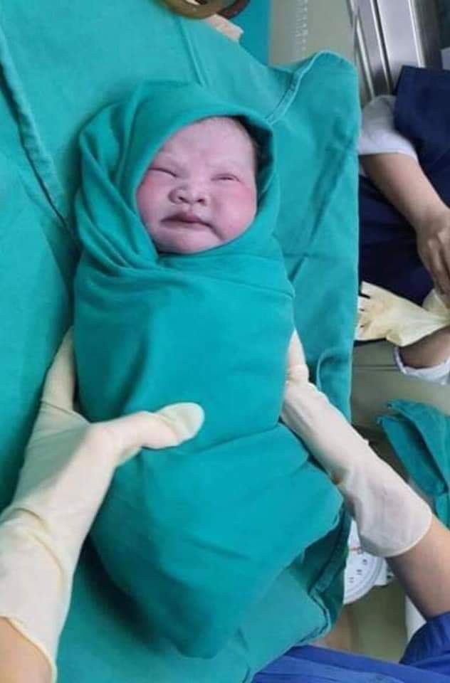 THẬT TUYỆT VỜI CHÚC MỪNG CON.

các bạn đừng lướt qua mà chưa gửi lời chúc mừng đến thiên thần dũng cảm này nhé

Nữ điều dưỡng bệnh viện Bạch Mai tình nguyện chống dịch covid -19
Đã sinh con trong khi đang chiến đấu với dịch COVID hoành hành. Và đặt tên con là HẠ VY.
HẠ VY.có ý nghĩa là hạ gục COVID.

Sau khi hoàn thành cách ly 21 ngày .nữ điều dưỡng của bệnh viện Bạch Mai có dấu hiệu chuyển dạ.
bé HẠ VY chào đời giữa mùa dich COVID -19.
Có cân nặng 4kg.

Sản phụ Nguyễn Thị Y điều dưỡng tại trung tâm bệnh Nhiệt Đới .bệnh viện Bạch Mai .suốt 3 tuần qua.chị y cùng các đồng nghiệp tại trung tâm thực hiện cách ly nghiêm ngặt tại bệnh viện sau khi 2 nữ điều dưỡng cùng khoa mắc COVID -19.

Ngày 9/4 bệnh viện Bạch Mai thông tin .bệnh viện vừa thực hiện thành công ca mổ sinh cho sản phụ Y vào tối trước đó.
Khi vừa hết hạn cách ly .trở lại làm việc .chị Y có dấu hiệu chuyển dạ.được chuyển đến khoa phụ sản bệnh viện Bạch Mai để chờ sinh.

Sau đó các bác sĩ quyết định phẫu thuật lấy thai nhi.khoảng 30 phút sau.bé gái nặng 4kg chào đời khỏe mạnh trong niềm hạnh phúc vỡ òa của sản phụ và đội ngũ y bác sĩ.

PGS.TS PHẠM BÁ NHA.trưởng khoa phụ sản cho biết .đây là ca mổ sinh đặc biệt bởi nó diễn ra trong thời điểm cả nước chống dịch COVID 19.sản phụ cũng vừa hoàn thành cách ly 21ngày. Do trung tâm bệnh nhiệt đới
Phải cách ly. Đóng cửa nhưng bệnh viện Bạch Mai vẫn bị phong tỏa.

Sản phụ Y cho biết .chị rất xúc động khi sinh con vào thời điểm đặc biệt trong những ngày cách ly do dịch bệnh. Vì vậy gia đình quyết định đặt tên con là HẠ VY.với mong muốn dịch bệnh COVID 19 sẽ sớm bị hạ gục. Để đời sống người dân VIỆT NAM trở lại bình thường.