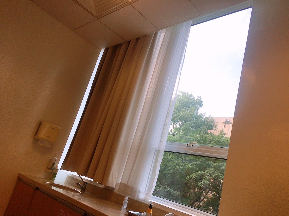 REVIEW COMBO ĐAU ĐẺ THƯỜNG & ĐẺ MỔ TẠI VINMEC TIMECITY

Hôm nay là hơn 4 tháng sau khi sinh bé rồi mình mới có thời gian ngồi viết lại review chi tiết cho chị em (vì nhiều ce hỏi quá mình ko trả lời hết và cặn kẽ được), cũng coi như kỉ niệm đi sinh bé Pi 
 Trước sinh: 
* Mình mua Gói sinh thường 36w trực tiếp của Vinmec Timecity, mua tại hội thảo được giảm 2tr, còn 35tr.
Mua gói 36w thì được khám từ w34, lần đầu mình khám đặt bác sĩ Dung, bác nữ, trẻ, nhẹ nhàng, siêu nhiệt tình, cho cả sđt để về alo khi có vấn đề bất thường vì mình trong nhóm nguy cơ tiểu đường thai kì và nhà thì ở xa Timecity. Những lần sau mình khám các bác khác tuỳ theo lịch vợ chồng mình rảnh, bác Thái nữ, bác Thái nam, bác Tuấn, ... Tóm lại thì bác nào cũng chuyên môn cao, nhiệt tình và nhẹ nhàng cả 
* Mình dự sinh ngày 15, ngày 13 thấy lo lo nên đi khám, 2 vợ chồng vác cả va li đi vì nghĩ sẽ đẻ thôi, khám xong bác sĩ bảo chưa đẻ đâu, lại về :))). Ngày 16, đau bụng nhẹ và ra ít huyết nâu, xách vali đi đẻ tiếp, bác sĩ bảo không sao, về đi. 1h sáng ngày 17, đau bụng theo cơn, đau từ 9h tối ngày 16 rồi, 2 vợ chồng lại xách vali đi đẻ, đến nơi gần 2h. Xe đến nơi, 2 y tá ra đón, ngồi xe đẩy đẩy vô phòng chờ sinh cũng là phòng sinh luôn. Hành trình đi đẻ thực sự bắt đầu 
- Đau dữ dội theo cơn, có y tá, hộ lý vào, sau đó có bác sĩ vào, đúng ca bác Dung nên bác nhận ra mình ngay. Bắt đầu nằm đo monitor, sau đó khám trong. Nằm gần tiếng, y tá hay hộ lý gì đó vào kiểm tra liên tục mà bảo không có cơn co, không mở phân nào cả. Mình thì vẫn đau, bà hộ lý take care trực tiếp mình thật sự quá quắt: “Đau thế bình thường, chưa mở đâu, cũng không có cơn co, có người đau thế này cả tuần mới đi đẻ, chắc em nằm tí nữa rồi về thôi!” Mình vẫn bảo em đau lắm, bà í đi ra, mình bảo chồng mình ra báo bác sĩ Dung và bên quản lý để người khác care trường hợp của mình. Sau 3 lần chồng mình ra gọi thì bác Dung vào (vì đêm đó ít bác trực quá nên mn khá bận), bác khám cẩn thận cho mình rồi bảo mở 1 phân rồi, tiến hành các công tác chuyển dạ thôi, em yên tâm nhé! Thấy yên tâm hẳn huhu. Thật sự đến giờ nhắc đến Vin và chuyện đi đẻ thì chỉ không hài lòng bà hộ lý đó thôi :))). 
- Sau đó thì có người vào sắp xếp đồ để mình chuẩn bị sinh. Y tá đặt ống thụt cho, được một lúc thì đau bụng và đi vệ sinh, thốn đến tận óc, vật vã luôn. Rồi cả đi làm vệ sinh cá nhân, tắm rửa. Và sau đó, đau, rất đau, chắc do mình chịu đau kém, mình bảo bác sĩ tiêm giảm đau suốt nhưng các bác động viên nên tiêm sau mở 3p sẽ tốt cho cuộc chuyển dạ hơn. Vì ca của mình kêu đau thảm thiết quá nên tận 3 bác luân phiên vào care, nhưng vẫn mở rất chậm. Hành trình mở từ 1 phân đến 3 phân của mình mất khoảng 10 tiếng tính từ 2h đêm hôm trước, đau dữ dội khi cơn co đến, lại còn khám trong liên tục, hic. Hôm sau là bác Vũ Duy Thái tiếp nhận ca của mình, bác Thái nam cũng là bác sĩ mình khám tuần cuối cùng trước khi đi sinh, may là bác vẫn nhớ mặt, bác động viên và siêu nhẹ nhàng. Tầm 12h trưa hôm sau, mở đc 3p nên mình được gây tê màng cứng, do bác Vũ Anh (nếu mình nhớ không nhầm) chọc đến lần thứ 2 mới gây tê xong, lúc làm thì hơi đau và sợ nhưng làm xong tầm 30’ thì cuộc đời lên tiên luôn. Hết đau, mình được ngủ lấy sức, bác và một phụ tá làm giảm đau dặn, nếu thấy đau, thường là khi mở đến 7-8p là đau nhất thì bấm cho thuốc xuống. Chị phụ tá bảo, cứ yên tâm bấm để thuốc xuống, không lo hết thuốc vì bọn chị tiếp thuốc liên tục nhé, không phải chịu đau. Cứ hơi đau là mình lại bấm, và lại hết đau ngay khi cơn co đến. Đúng là giảm đau thần thánh luôn, từ đấy hết đau các bác ạ :))). Sau đó, mở phân vẫn rất chậm, vẫn 3p mà gần 12 tiếng trôi qua rồi, bác Thái truyền kích đẻ cho mình. Đến tầm 3h chiều, mình mở được 8p, thấy đau nhiều hơn chút xíu. Đến 5h, vẫn 8p, bác Thái và bác Anh Thơ vào hỏi thăm, bác Thơ khám trong cho, cùng lúc í bắt đầu có dấu hiệu tim thai bị suy khi cơn co đến. Lúc đấy mình lo phát khóc luôn, chỉ thầm mong con nhanh chào đời bình an thôi. Bác Thơ bảo chuyển dạ lâu quá, xong bàn gì đó với bác Thái, bác Thơ bảo bấm ối nếu trong thì đợi mở đủ 10p. Một lúc sau, cả ekip vào tiếp, mình thì vẫn đau và vẫn 8p, bác Thái và bác Thơ hướng dẫn mình dặn, nhưng không được. Khám trong đầu em bé vẫn cao, không có dấu hiệu xuống thấp. Tim thai suy dần. Hai bác quay ra họp bàn tầm 1’, vào bảo: 2 vợ chồng chuẩn bị tinh thần mổ cấp cứu ngay nhé! Người nhà ra kí giấy mổ. Mình bật khóc nức nở luôn, vì lo cho con, vì không thể sinh thường, vì tiếc công chịu đau suốt gần 18 tiếng. Cứ khóc là tim thai lại suy, mọi người động viên mãi. Rồi mọi người chạy cả đi lo mổ, còn một y tá ở lại với mình. Mình bảo y tá gọi giúo bác Thái vào nói chuyện riêng, bày tỏ tâm tư nguyện vọng cố sinh thường, nhưng bác cũng bảo: “Không thể được, phải mổ cấp cứu ngay không ảnh hưởng em bé, ưu tiên cho mẹ nhưng cũng phải ưu tiên bé em ạ.”  Bác Thơ thấy vậy cũng vào bảo: “Cháu đợi đủ 10p, đầu bé xuống cũng được nhưng ít nhất là 2 tiếng nữa, mà trong thời gian đấy không ai đảm bảo được đầu bé có xuống không và tim thai có thể mất bất cứ lúc nào vì bé yếu dần rồi. Gia đình sẽ phải tự chịu trách nhiệm nếu bé gặp nguy cơ ảnh hưởng não”. Mình chỉ biết khóc vì sợ con bị làm sao. Các bác sĩ, hộ lý với y tá vào động viên mãi mới nín đi lúc hic :((. Sau 5’ từ lúc bác sĩ bảo mổ, chồng kí giấy xong cái là mình được đẩy ngay vào phòng mổ, nhanh như một cơn gió nên mình càng sợ, vì thấy ánh mắt các bác cũng lo lắm í, nghĩ chắc là nguy hiểm quá rồi nên ngươig ta mới đẩy mình đi mổ nhanh thế. Vào đến phòng mổ thì mình nhớ là được tiêm thêm thuốc giảm đau gì đó thì phải, sau đó thì chân tay lạnh cóng, phần dưới không cảm giác. Mình bắt đầu khó thở do khóc nhiều, rồi cả nôn suốt. Bác Vũ Duy Thái mổ cho mình, các y tá trong ekip mổ cũng siêu tận tình chăm sóc và tình cảm luôn. Thật sự lúc bác Thái và các bác khác nói chuyện với mình trong phòng mổ, động viên mình, đến giờ mình còn cảm động. Bác mổ, rồi lấy bé ra mình đều cảm nhận được, thấy sợ vô cùng, cả dấm dứt nữa, chứ không đau. Chỉ đến khi nghe thấy “oe oe oe” tháng thót từ Pi, lúc đấy mình mới hết sợ. Mọi người thì cười và thở phào. Mình hỏi ngay: Con em ổn chứ ạ? Con gái chứ ạ? Chị y tá đưa bé lại gần cho mình nhìn, bé gái chuẩn rồi nhé, cảm xúc lạ lắm, hạnh phúc vô cùng. Rồi bé được vệ sinh, mặc đồ, cân (3435 gram ạ), được tiêm/uống viatmin K (lúc đấy quá mệt nên mình không nhớ rõ), xong xuôi thủ tục là ra phòng sơ sinh, được ba đón luôn. Mình mổ xin tiếp da với con không được nên chồng mình tiếp da với con. Kiệt sức vì chuyển dạ lâu, rồi ảnh hưởng tâm lý sợ mổ làm mình kiệt sức ngay sau khi mổ, mình lịm đi ngay khi được đẩy ra khỏi phòng mổ. Tỉnh dậy là đang ở phòng hồi sức. Các bác thi thoảng lại vào kiểm tra và hỏi thăm sức khoẻ. Mình sinh Pi khoảng 17h thì 20h tối mình tỉnh, bắt đầu được gây tê cơ vuông, bằng máy siêu âm nhé, mình vẫn đau nên phải làm lại mấy lần. Một lúc sau ổn, mình bảo bác sĩ cho gặp chồng, nhìn thấy ổng là mình tủi thân lại khóc, suýt thì bác sĩ bảo chồng ra ngoài vì mình kiệt sức quá, khóc nữa ảnh hưởng vết mổ . Cố nín để nghe ổng khoe tình hình con gái rồi ổng phải đi ra. Mình lại mơ màng thiếp đi, lúc sau tỉnh, báo bác sĩ là em vẫn đau lắm, bác lại vào làm gì đó (mình mơ màng không có nhớ kĩ), hỏi bác tình hình con, bác bảo: “con ổn nhé! Mẹ nghỉ ngơi một lúc nữa cho lại sức, từ đêm qua đên giờ mất sức quá nên vậy thôi. Mẹ cố gắng mau khoẻ, các bác vào kiểm tra sức khoẻ ổn để còn được về với con nhé! Con sinh từ 5r chiều đến giờ xa mẹ gần 4 tiếng rồi, về sớm cho con đỡ mong nhé!” Mình nhớ mãi câu của bác luôn, rớt nước mắt vì thương con í, thế là 9h kém, mình xin kiểm tra sức khoẻ để về với con, mẹ khoẻ, về với con được rồi! 
=> Kinh nghiệm: không biết đâu mà lần, không cố được đẻ thường thì các mom cứ mạnh dạn xin mổ ngay sẽ rất nhàn, đừng như mình. Nghĩ lại thấy đau đẻ thường lâu và kinh dị, chứ em quyết mổ ngay từ đầu thì mát. Với trường hợp của em lúc khám mấy tuần cuối bs cũng bảo bé 3,4kg, lưỡng đỉnh 99, đầu bé cao, nguy cơ sinh thường khó rồi mà em vẫn hi vọng , cuối cùng cố cũng đâu có được. 
 Sau sinh:
* Về phòng riêng, được y tá chăm sóc chu đáo, dặn dò sử dụng giường, nút bấm gọi khi cần giúp đỡ. Các chị y tá trẻ trung mà tận tình, chu đáo, nhẹ nhàng lắm. Hướng dẫn mẹ bế con sao, tư thế bế, cho bé ti đúng khớp ngậm, thay bỉm, cách dỗ con, tín hiệu của con, cách kích sữa... Lần đầu làm mẹ nên mình thấy có ích vô cùng. Mới bế bé con mà trộm vía tỉ lần sữa non về luôn. Phòng ốc nhỏ hơn mình nghĩ nhưng đầy đủ tiện ích, như một phòng khách sạn nhỏ, có phòng tắm riêng cho bé nữa. Y tá thì nửa đêm gọi cũng nhiệt tình vào giúp, bé quấy quá các cô còn bảo mang ra ngoài các cô trông cho. Nhà mình toàn người không có kinh nghiệm nên còn không biết cả thay bỉm cho con, các cô hướng dẫn tận tình, còn vào thay hộ suốt mà vẫn rất vui vẻ. Đặc biệt có chị Huyền, siêu nhiệt tình, biết vợ chồng mình ít kinh nghiệm nên dặn dò nhiều điều hay lắm, trước hôm ra viện mình chỉ kịp chào với cảm ơn miệng với chị.
- Mẹ thì mổ lúc 5r chiều hôm trước, tối 9h ăn cháo được luôn, 10h sáng hôm sau tự dậy tập đi được, sau 2 hôm tự đi lại được nhẹ nhàng. Vết mổ không rát, chỉ hơi đau chút, uống thêm thuốc giảm đau theo giờ bs mang cho là ok. Đau co dạ con gấp nhiều lần so với đau vết mổ nhé! À, vết mổ siêu mảnh và đẹp nhé, nhưng khi về mình chăm sóc không được cẩn thận lắm nên giờ hơi lồi một tẹo thôi :)))
- Bé được tiêm Vitamin B, lấy máu xét nghiệm sàng lọc sơ sinh (cái này không phải lấy máu gót chân nhé)
* Lưu trú: sinh mổ 4 ngày (48h kể từ khi về phòng riêng)
- Đồ dùng cho mẹ và bé được cấp khá đủ rồi, mẹ nào sinh mổ nhớ mang thêm ít bỉm cho bé thôi.
- Bộ quà tặng đồ cho mẹ và bé sinh mổ gồm: 8 bộ nous gồm cả mũ, bao tay bao chân- 8 chăn ủ - mấy chục chiếc khăn sữa, bỉm merries cho bé, bỉm cho mẹ, quần lót giấy, 3 gói khăn ướt, 1 lọ Betadine, 1c sữa tắm arau ...
- Bé và mẹ được vệ sinh cho hằng ngày, mẹ được y tá vệ sinh vết mổ, bé được các cô tắm cho
- Mẹ và bé được bác sĩ qua khám và hỏi thăm đều đều. Mình được bác Tời care, đúng là ở Vin, bác nào cũng chuyên môn cao và nhẹ nhàng hết :)))
- Cơm ngày 2 bữa trưa-tối, cháo 2 bữa sáng-đêm. Ăn ngon, thực đơn đa dạng
- Về giường cho người nhà: tầm 300k/ đêm 9h tối-6h sáng thôi nên khuyên mn nếu đẻ thường ở 1 ngày thì thuê, mổ thì mua cái giường gập mang đến cho rẻ 
- Bên ngoài sảnh có đủ đồ dùng: sữa công thức cho bé, máy hút sữa, đồ rửa, máy tiệt trùng, giá úp bình,... 
Gần như là đi đẻ tay không í, à quên mẹ cần mang: chứng minh thư, sổ hộ khẩu, bảo hiểm của mẹ, bình sữa cho bé, nên mang máy hút sữa cho mẹ (vì nếu sinh mổ mẹ phải ra ngoài phòng hút sữa thì mệt lắm, và máy ở viện thì có 1-2 bộ thôi nên toàn full), và cả tiền nữa nhé 
* Chi phí phát sinh:
- Chuyển mổ cấp cứu: đóng thêm tầm 15tr
- Tiền thuốc mua thêm: khoảng 1,5tr (có thể mua hoặc tự mua bên ngoài)
Chia sẻ cá nhân: Mình thấy sinh ở Vinmec hay khám thì chung quy lại chất lượng đều tốt, chất lượng dịch vụ ok, bác sĩ chuyên môn cao, nhẹ nhàng, các nhân viên khác cũng rất lịch sự và nhiệt tình, hi hữu vẫn xảy ra một vài lúc nhân viên có không tận tâm cho lắm. Nếu có lần đẻ sau chắc em cũng sẽ chọn Vin thôi ạ 
Mẹ con nhà Pi đã có những ngày đầu đời của Pi tại Vin cực nhiều cảm xúc nhưng cũng rất hạnh phúc. Chúc các mom mẹ tròn con vuông nhé!

Nguồn: Mẹ Pi