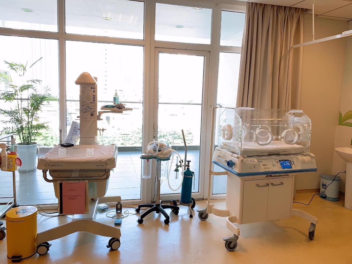 REVIEW COMBO ĐAU ĐẺ THƯỜNG & ĐẺ MỔ TẠI VINMEC TIMECITY

Hôm nay là hơn 4 tháng sau khi sinh bé rồi mình mới có thời gian ngồi viết lại review chi tiết cho chị em (vì nhiều ce hỏi quá mình ko trả lời hết và cặn kẽ được), cũng coi như kỉ niệm đi sinh bé Pi 
 Trước sinh: 
* Mình mua Gói sinh thường 36w trực tiếp của Vinmec Timecity, mua tại hội thảo được giảm 2tr, còn 35tr.
Mua gói 36w thì được khám từ w34, lần đầu mình khám đặt bác sĩ Dung, bác nữ, trẻ, nhẹ nhàng, siêu nhiệt tình, cho cả sđt để về alo khi có vấn đề bất thường vì mình trong nhóm nguy cơ tiểu đường thai kì và nhà thì ở xa Timecity. Những lần sau mình khám các bác khác tuỳ theo lịch vợ chồng mình rảnh, bác Thái nữ, bác Thái nam, bác Tuấn, ... Tóm lại thì bác nào cũng chuyên môn cao, nhiệt tình và nhẹ nhàng cả 
* Mình dự sinh ngày 15, ngày 13 thấy lo lo nên đi khám, 2 vợ chồng vác cả va li đi vì nghĩ sẽ đẻ thôi, khám xong bác sĩ bảo chưa đẻ đâu, lại về :))). Ngày 16, đau bụng nhẹ và ra ít huyết nâu, xách vali đi đẻ tiếp, bác sĩ bảo không sao, về đi. 1h sáng ngày 17, đau bụng theo cơn, đau từ 9h tối ngày 16 rồi, 2 vợ chồng lại xách vali đi đẻ, đến nơi gần 2h. Xe đến nơi, 2 y tá ra đón, ngồi xe đẩy đẩy vô phòng chờ sinh cũng là phòng sinh luôn. Hành trình đi đẻ thực sự bắt đầu 
- Đau dữ dội theo cơn, có y tá, hộ lý vào, sau đó có bác sĩ vào, đúng ca bác Dung nên bác nhận ra mình ngay. Bắt đầu nằm đo monitor, sau đó khám trong. Nằm gần tiếng, y tá hay hộ lý gì đó vào kiểm tra liên tục mà bảo không có cơn co, không mở phân nào cả. Mình thì vẫn đau, bà hộ lý take care trực tiếp mình thật sự quá quắt: “Đau thế bình thường, chưa mở đâu, cũng không có cơn co, có người đau thế này cả tuần mới đi đẻ, chắc em nằm tí nữa rồi về thôi!” Mình vẫn bảo em đau lắm, bà í đi ra, mình bảo chồng mình ra báo bác sĩ Dung và bên quản lý để người khác care trường hợp của mình. Sau 3 lần chồng mình ra gọi thì bác Dung vào (vì đêm đó ít bác trực quá nên mn khá bận), bác khám cẩn thận cho mình rồi bảo mở 1 phân rồi, tiến hành các công tác chuyển dạ thôi, em yên tâm nhé! Thấy yên tâm hẳn huhu. Thật sự đến giờ nhắc đến Vin và chuyện đi đẻ thì chỉ không hài lòng bà hộ lý đó thôi :))). 
- Sau đó thì có người vào sắp xếp đồ để mình chuẩn bị sinh. Y tá đặt ống thụt cho, được một lúc thì đau bụng và đi vệ sinh, thốn đến tận óc, vật vã luôn. Rồi cả đi làm vệ sinh cá nhân, tắm rửa. Và sau đó, đau, rất đau, chắc do mình chịu đau kém, mình bảo bác sĩ tiêm giảm đau suốt nhưng các bác động viên nên tiêm sau mở 3p sẽ tốt cho cuộc chuyển dạ hơn. Vì ca của mình kêu đau thảm thiết quá nên tận 3 bác luân phiên vào care, nhưng vẫn mở rất chậm. Hành trình mở từ 1 phân đến 3 phân của mình mất khoảng 10 tiếng tính từ 2h đêm hôm trước, đau dữ dội khi cơn co đến, lại còn khám trong liên tục, hic. Hôm sau là bác Vũ Duy Thái tiếp nhận ca của mình, bác Thái nam cũng là bác sĩ mình khám tuần cuối cùng trước khi đi sinh, may là bác vẫn nhớ mặt, bác động viên và siêu nhẹ nhàng. Tầm 12h trưa hôm sau, mở đc 3p nên mình được gây tê màng cứng, do bác Vũ Anh (nếu mình nhớ không nhầm) chọc đến lần thứ 2 mới gây tê xong, lúc làm thì hơi đau và sợ nhưng làm xong tầm 30’ thì cuộc đời lên tiên luôn. Hết đau, mình được ngủ lấy sức, bác và một phụ tá làm giảm đau dặn, nếu thấy đau, thường là khi mở đến 7-8p là đau nhất thì bấm cho thuốc xuống. Chị phụ tá bảo, cứ yên tâm bấm để thuốc xuống, không lo hết thuốc vì bọn chị tiếp thuốc liên tục nhé, không phải chịu đau. Cứ hơi đau là mình lại bấm, và lại hết đau ngay khi cơn co đến. Đúng là giảm đau thần thánh luôn, từ đấy hết đau các bác ạ :))). Sau đó, mở phân vẫn rất chậm, vẫn 3p mà gần 12 tiếng trôi qua rồi, bác Thái truyền kích đẻ cho mình. Đến tầm 3h chiều, mình mở được 8p, thấy đau nhiều hơn chút xíu. Đến 5h, vẫn 8p, bác Thái và bác Anh Thơ vào hỏi thăm, bác Thơ khám trong cho, cùng lúc í bắt đầu có dấu hiệu tim thai bị suy khi cơn co đến. Lúc đấy mình lo phát khóc luôn, chỉ thầm mong con nhanh chào đời bình an thôi. Bác Thơ bảo chuyển dạ lâu quá, xong bàn gì đó với bác Thái, bác Thơ bảo bấm ối nếu trong thì đợi mở đủ 10p. Một lúc sau, cả ekip vào tiếp, mình thì vẫn đau và vẫn 8p, bác Thái và bác Thơ hướng dẫn mình dặn, nhưng không được. Khám trong đầu em bé vẫn cao, không có dấu hiệu xuống thấp. Tim thai suy dần. Hai bác quay ra họp bàn tầm 1’, vào bảo: 2 vợ chồng chuẩn bị tinh thần mổ cấp cứu ngay nhé! Người nhà ra kí giấy mổ. Mình bật khóc nức nở luôn, vì lo cho con, vì không thể sinh thường, vì tiếc công chịu đau suốt gần 18 tiếng. Cứ khóc là tim thai lại suy, mọi người động viên mãi. Rồi mọi người chạy cả đi lo mổ, còn một y tá ở lại với mình. Mình bảo y tá gọi giúo bác Thái vào nói chuyện riêng, bày tỏ tâm tư nguyện vọng cố sinh thường, nhưng bác cũng bảo: “Không thể được, phải mổ cấp cứu ngay không ảnh hưởng em bé, ưu tiên cho mẹ nhưng cũng phải ưu tiên bé em ạ.”  Bác Thơ thấy vậy cũng vào bảo: “Cháu đợi đủ 10p, đầu bé xuống cũng được nhưng ít nhất là 2 tiếng nữa, mà trong thời gian đấy không ai đảm bảo được đầu bé có xuống không và tim thai có thể mất bất cứ lúc nào vì bé yếu dần rồi. Gia đình sẽ phải tự chịu trách nhiệm nếu bé gặp nguy cơ ảnh hưởng não”. Mình chỉ biết khóc vì sợ con bị làm sao. Các bác sĩ, hộ lý với y tá vào động viên mãi mới nín đi lúc hic :((. Sau 5’ từ lúc bác sĩ bảo mổ, chồng kí giấy xong cái là mình được đẩy ngay vào phòng mổ, nhanh như một cơn gió nên mình càng sợ, vì thấy ánh mắt các bác cũng lo lắm í, nghĩ chắc là nguy hiểm quá rồi nên ngươig ta mới đẩy mình đi mổ nhanh thế. Vào đến phòng mổ thì mình nhớ là được tiêm thêm thuốc giảm đau gì đó thì phải, sau đó thì chân tay lạnh cóng, phần dưới không cảm giác. Mình bắt đầu khó thở do khóc nhiều, rồi cả nôn suốt. Bác Vũ Duy Thái mổ cho mình, các y tá trong ekip mổ cũng siêu tận tình chăm sóc và tình cảm luôn. Thật sự lúc bác Thái và các bác khác nói chuyện với mình trong phòng mổ, động viên mình, đến giờ mình còn cảm động. Bác mổ, rồi lấy bé ra mình đều cảm nhận được, thấy sợ vô cùng, cả dấm dứt nữa, chứ không đau. Chỉ đến khi nghe thấy “oe oe oe” tháng thót từ Pi, lúc đấy mình mới hết sợ. Mọi người thì cười và thở phào. Mình hỏi ngay: Con em ổn chứ ạ? Con gái chứ ạ? Chị y tá đưa bé lại gần cho mình nhìn, bé gái chuẩn rồi nhé, cảm xúc lạ lắm, hạnh phúc vô cùng. Rồi bé được vệ sinh, mặc đồ, cân (3435 gram ạ), được tiêm/uống viatmin K (lúc đấy quá mệt nên mình không nhớ rõ), xong xuôi thủ tục là ra phòng sơ sinh, được ba đón luôn. Mình mổ xin tiếp da với con không được nên chồng mình tiếp da với con. Kiệt sức vì chuyển dạ lâu, rồi ảnh hưởng tâm lý sợ mổ làm mình kiệt sức ngay sau khi mổ, mình lịm đi ngay khi được đẩy ra khỏi phòng mổ. Tỉnh dậy là đang ở phòng hồi sức. Các bác thi thoảng lại vào kiểm tra và hỏi thăm sức khoẻ. Mình sinh Pi khoảng 17h thì 20h tối mình tỉnh, bắt đầu được gây tê cơ vuông, bằng máy siêu âm nhé, mình vẫn đau nên phải làm lại mấy lần. Một lúc sau ổn, mình bảo bác sĩ cho gặp chồng, nhìn thấy ổng là mình tủi thân lại khóc, suýt thì bác sĩ bảo chồng ra ngoài vì mình kiệt sức quá, khóc nữa ảnh hưởng vết mổ . Cố nín để nghe ổng khoe tình hình con gái rồi ổng phải đi ra. Mình lại mơ màng thiếp đi, lúc sau tỉnh, báo bác sĩ là em vẫn đau lắm, bác lại vào làm gì đó (mình mơ màng không có nhớ kĩ), hỏi bác tình hình con, bác bảo: “con ổn nhé! Mẹ nghỉ ngơi một lúc nữa cho lại sức, từ đêm qua đên giờ mất sức quá nên vậy thôi. Mẹ cố gắng mau khoẻ, các bác vào kiểm tra sức khoẻ ổn để còn được về với con nhé! Con sinh từ 5r chiều đến giờ xa mẹ gần 4 tiếng rồi, về sớm cho con đỡ mong nhé!” Mình nhớ mãi câu của bác luôn, rớt nước mắt vì thương con í, thế là 9h kém, mình xin kiểm tra sức khoẻ để về với con, mẹ khoẻ, về với con được rồi! 
=> Kinh nghiệm: không biết đâu mà lần, không cố được đẻ thường thì các mom cứ mạnh dạn xin mổ ngay sẽ rất nhàn, đừng như mình. Nghĩ lại thấy đau đẻ thường lâu và kinh dị, chứ em quyết mổ ngay từ đầu thì mát. Với trường hợp của em lúc khám mấy tuần cuối bs cũng bảo bé 3,4kg, lưỡng đỉnh 99, đầu bé cao, nguy cơ sinh thường khó rồi mà em vẫn hi vọng , cuối cùng cố cũng đâu có được. 
 Sau sinh:
* Về phòng riêng, được y tá chăm sóc chu đáo, dặn dò sử dụng giường, nút bấm gọi khi cần giúp đỡ. Các chị y tá trẻ trung mà tận tình, chu đáo, nhẹ nhàng lắm. Hướng dẫn mẹ bế con sao, tư thế bế, cho bé ti đúng khớp ngậm, thay bỉm, cách dỗ con, tín hiệu của con, cách kích sữa... Lần đầu làm mẹ nên mình thấy có ích vô cùng. Mới bế bé con mà trộm vía tỉ lần sữa non về luôn. Phòng ốc nhỏ hơn mình nghĩ nhưng đầy đủ tiện ích, như một phòng khách sạn nhỏ, có phòng tắm riêng cho bé nữa. Y tá thì nửa đêm gọi cũng nhiệt tình vào giúp, bé quấy quá các cô còn bảo mang ra ngoài các cô trông cho. Nhà mình toàn người không có kinh nghiệm nên còn không biết cả thay bỉm cho con, các cô hướng dẫn tận tình, còn vào thay hộ suốt mà vẫn rất vui vẻ. Đặc biệt có chị Huyền, siêu nhiệt tình, biết vợ chồng mình ít kinh nghiệm nên dặn dò nhiều điều hay lắm, trước hôm ra viện mình chỉ kịp chào với cảm ơn miệng với chị.
- Mẹ thì mổ lúc 5r chiều hôm trước, tối 9h ăn cháo được luôn, 10h sáng hôm sau tự dậy tập đi được, sau 2 hôm tự đi lại được nhẹ nhàng. Vết mổ không rát, chỉ hơi đau chút, uống thêm thuốc giảm đau theo giờ bs mang cho là ok. Đau co dạ con gấp nhiều lần so với đau vết mổ nhé! À, vết mổ siêu mảnh và đẹp nhé, nhưng khi về mình chăm sóc không được cẩn thận lắm nên giờ hơi lồi một tẹo thôi :)))
- Bé được tiêm Vitamin B, lấy máu xét nghiệm sàng lọc sơ sinh (cái này không phải lấy máu gót chân nhé)
* Lưu trú: sinh mổ 4 ngày (48h kể từ khi về phòng riêng)
- Đồ dùng cho mẹ và bé được cấp khá đủ rồi, mẹ nào sinh mổ nhớ mang thêm ít bỉm cho bé thôi.
- Bộ quà tặng đồ cho mẹ và bé sinh mổ gồm: 8 bộ nous gồm cả mũ, bao tay bao chân- 8 chăn ủ - mấy chục chiếc khăn sữa, bỉm merries cho bé, bỉm cho mẹ, quần lót giấy, 3 gói khăn ướt, 1 lọ Betadine, 1c sữa tắm arau ...
- Bé và mẹ được vệ sinh cho hằng ngày, mẹ được y tá vệ sinh vết mổ, bé được các cô tắm cho
- Mẹ và bé được bác sĩ qua khám và hỏi thăm đều đều. Mình được bác Tời care, đúng là ở Vin, bác nào cũng chuyên môn cao và nhẹ nhàng hết :)))
- Cơm ngày 2 bữa trưa-tối, cháo 2 bữa sáng-đêm. Ăn ngon, thực đơn đa dạng
- Về giường cho người nhà: tầm 300k/ đêm 9h tối-6h sáng thôi nên khuyên mn nếu đẻ thường ở 1 ngày thì thuê, mổ thì mua cái giường gập mang đến cho rẻ 
- Bên ngoài sảnh có đủ đồ dùng: sữa công thức cho bé, máy hút sữa, đồ rửa, máy tiệt trùng, giá úp bình,... 
Gần như là đi đẻ tay không í, à quên mẹ cần mang: chứng minh thư, sổ hộ khẩu, bảo hiểm của mẹ, bình sữa cho bé, nên mang máy hút sữa cho mẹ (vì nếu sinh mổ mẹ phải ra ngoài phòng hút sữa thì mệt lắm, và máy ở viện thì có 1-2 bộ thôi nên toàn full), và cả tiền nữa nhé 
* Chi phí phát sinh:
- Chuyển mổ cấp cứu: đóng thêm tầm 15tr
- Tiền thuốc mua thêm: khoảng 1,5tr (có thể mua hoặc tự mua bên ngoài)
Chia sẻ cá nhân: Mình thấy sinh ở Vinmec hay khám thì chung quy lại chất lượng đều tốt, chất lượng dịch vụ ok, bác sĩ chuyên môn cao, nhẹ nhàng, các nhân viên khác cũng rất lịch sự và nhiệt tình, hi hữu vẫn xảy ra một vài lúc nhân viên có không tận tâm cho lắm. Nếu có lần đẻ sau chắc em cũng sẽ chọn Vin thôi ạ 
Mẹ con nhà Pi đã có những ngày đầu đời của Pi tại Vin cực nhiều cảm xúc nhưng cũng rất hạnh phúc. Chúc các mom mẹ tròn con vuông nhé!

Nguồn: Mẹ Pi