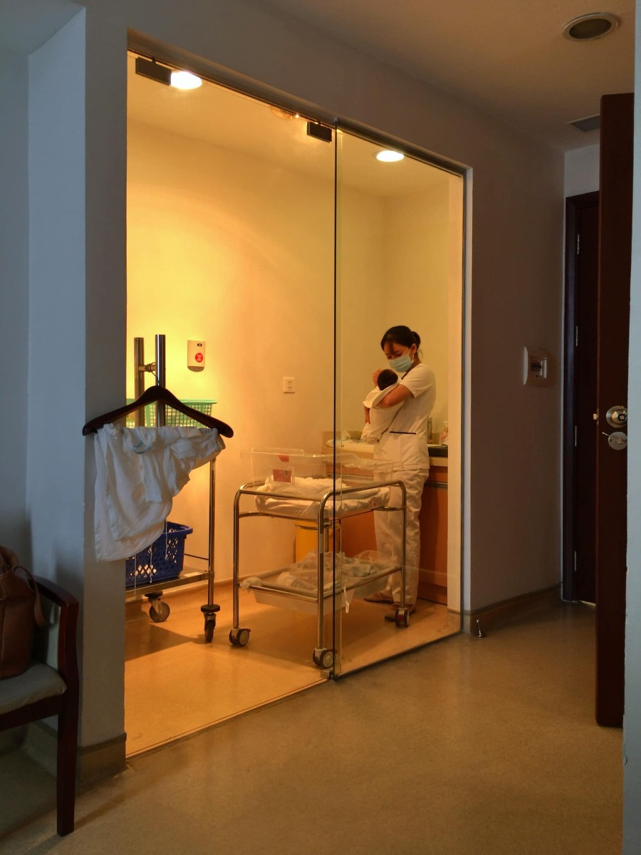 REVIEW COMBO ĐAU ĐẺ THƯỜNG & ĐẺ MỔ TẠI VINMEC TIMECITY

Hôm nay là hơn 4 tháng sau khi sinh bé rồi mình mới có thời gian ngồi viết lại review chi tiết cho chị em (vì nhiều ce hỏi quá mình ko trả lời hết và cặn kẽ được), cũng coi như kỉ niệm đi sinh bé Pi 
 Trước sinh: 
* Mình mua Gói sinh thường 36w trực tiếp của Vinmec Timecity, mua tại hội thảo được giảm 2tr, còn 35tr.
Mua gói 36w thì được khám từ w34, lần đầu mình khám đặt bác sĩ Dung, bác nữ, trẻ, nhẹ nhàng, siêu nhiệt tình, cho cả sđt để về alo khi có vấn đề bất thường vì mình trong nhóm nguy cơ tiểu đường thai kì và nhà thì ở xa Timecity. Những lần sau mình khám các bác khác tuỳ theo lịch vợ chồng mình rảnh, bác Thái nữ, bác Thái nam, bác Tuấn, ... Tóm lại thì bác nào cũng chuyên môn cao, nhiệt tình và nhẹ nhàng cả 
* Mình dự sinh ngày 15, ngày 13 thấy lo lo nên đi khám, 2 vợ chồng vác cả va li đi vì nghĩ sẽ đẻ thôi, khám xong bác sĩ bảo chưa đẻ đâu, lại về :))). Ngày 16, đau bụng nhẹ và ra ít huyết nâu, xách vali đi đẻ tiếp, bác sĩ bảo không sao, về đi. 1h sáng ngày 17, đau bụng theo cơn, đau từ 9h tối ngày 16 rồi, 2 vợ chồng lại xách vali đi đẻ, đến nơi gần 2h. Xe đến nơi, 2 y tá ra đón, ngồi xe đẩy đẩy vô phòng chờ sinh cũng là phòng sinh luôn. Hành trình đi đẻ thực sự bắt đầu 
- Đau dữ dội theo cơn, có y tá, hộ lý vào, sau đó có bác sĩ vào, đúng ca bác Dung nên bác nhận ra mình ngay. Bắt đầu nằm đo monitor, sau đó khám trong. Nằm gần tiếng, y tá hay hộ lý gì đó vào kiểm tra liên tục mà bảo không có cơn co, không mở phân nào cả. Mình thì vẫn đau, bà hộ lý take care trực tiếp mình thật sự quá quắt: “Đau thế bình thường, chưa mở đâu, cũng không có cơn co, có người đau thế này cả tuần mới đi đẻ, chắc em nằm tí nữa rồi về thôi!” Mình vẫn bảo em đau lắm, bà í đi ra, mình bảo chồng mình ra báo bác sĩ Dung và bên quản lý để người khác care trường hợp của mình. Sau 3 lần chồng mình ra gọi thì bác Dung vào (vì đêm đó ít bác trực quá nên mn khá bận), bác khám cẩn thận cho mình rồi bảo mở 1 phân rồi, tiến hành các công tác chuyển dạ thôi, em yên tâm nhé! Thấy yên tâm hẳn huhu. Thật sự đến giờ nhắc đến Vin và chuyện đi đẻ thì chỉ không hài lòng bà hộ lý đó thôi :))). 
- Sau đó thì có người vào sắp xếp đồ để mình chuẩn bị sinh. Y tá đặt ống thụt cho, được một lúc thì đau bụng và đi vệ sinh, thốn đến tận óc, vật vã luôn. Rồi cả đi làm vệ sinh cá nhân, tắm rửa. Và sau đó, đau, rất đau, chắc do mình chịu đau kém, mình bảo bác sĩ tiêm giảm đau suốt nhưng các bác động viên nên tiêm sau mở 3p sẽ tốt cho cuộc chuyển dạ hơn. Vì ca của mình kêu đau thảm thiết quá nên tận 3 bác luân phiên vào care, nhưng vẫn mở rất chậm. Hành trình mở từ 1 phân đến 3 phân của mình mất khoảng 10 tiếng tính từ 2h đêm hôm trước, đau dữ dội khi cơn co đến, lại còn khám trong liên tục, hic. Hôm sau là bác Vũ Duy Thái tiếp nhận ca của mình, bác Thái nam cũng là bác sĩ mình khám tuần cuối cùng trước khi đi sinh, may là bác vẫn nhớ mặt, bác động viên và siêu nhẹ nhàng. Tầm 12h trưa hôm sau, mở đc 3p nên mình được gây tê màng cứng, do bác Vũ Anh (nếu mình nhớ không nhầm) chọc đến lần thứ 2 mới gây tê xong, lúc làm thì hơi đau và sợ nhưng làm xong tầm 30’ thì cuộc đời lên tiên luôn. Hết đau, mình được ngủ lấy sức, bác và một phụ tá làm giảm đau dặn, nếu thấy đau, thường là khi mở đến 7-8p là đau nhất thì bấm cho thuốc xuống. Chị phụ tá bảo, cứ yên tâm bấm để thuốc xuống, không lo hết thuốc vì bọn chị tiếp thuốc liên tục nhé, không phải chịu đau. Cứ hơi đau là mình lại bấm, và lại hết đau ngay khi cơn co đến. Đúng là giảm đau thần thánh luôn, từ đấy hết đau các bác ạ :))). Sau đó, mở phân vẫn rất chậm, vẫn 3p mà gần 12 tiếng trôi qua rồi, bác Thái truyền kích đẻ cho mình. Đến tầm 3h chiều, mình mở được 8p, thấy đau nhiều hơn chút xíu. Đến 5h, vẫn 8p, bác Thái và bác Anh Thơ vào hỏi thăm, bác Thơ khám trong cho, cùng lúc í bắt đầu có dấu hiệu tim thai bị suy khi cơn co đến. Lúc đấy mình lo phát khóc luôn, chỉ thầm mong con nhanh chào đời bình an thôi. Bác Thơ bảo chuyển dạ lâu quá, xong bàn gì đó với bác Thái, bác Thơ bảo bấm ối nếu trong thì đợi mở đủ 10p. Một lúc sau, cả ekip vào tiếp, mình thì vẫn đau và vẫn 8p, bác Thái và bác Thơ hướng dẫn mình dặn, nhưng không được. Khám trong đầu em bé vẫn cao, không có dấu hiệu xuống thấp. Tim thai suy dần. Hai bác quay ra họp bàn tầm 1’, vào bảo: 2 vợ chồng chuẩn bị tinh thần mổ cấp cứu ngay nhé! Người nhà ra kí giấy mổ. Mình bật khóc nức nở luôn, vì lo cho con, vì không thể sinh thường, vì tiếc công chịu đau suốt gần 18 tiếng. Cứ khóc là tim thai lại suy, mọi người động viên mãi. Rồi mọi người chạy cả đi lo mổ, còn một y tá ở lại với mình. Mình bảo y tá gọi giúo bác Thái vào nói chuyện riêng, bày tỏ tâm tư nguyện vọng cố sinh thường, nhưng bác cũng bảo: “Không thể được, phải mổ cấp cứu ngay không ảnh hưởng em bé, ưu tiên cho mẹ nhưng cũng phải ưu tiên bé em ạ.”  Bác Thơ thấy vậy cũng vào bảo: “Cháu đợi đủ 10p, đầu bé xuống cũng được nhưng ít nhất là 2 tiếng nữa, mà trong thời gian đấy không ai đảm bảo được đầu bé có xuống không và tim thai có thể mất bất cứ lúc nào vì bé yếu dần rồi. Gia đình sẽ phải tự chịu trách nhiệm nếu bé gặp nguy cơ ảnh hưởng não”. Mình chỉ biết khóc vì sợ con bị làm sao. Các bác sĩ, hộ lý với y tá vào động viên mãi mới nín đi lúc hic :((. Sau 5’ từ lúc bác sĩ bảo mổ, chồng kí giấy xong cái là mình được đẩy ngay vào phòng mổ, nhanh như một cơn gió nên mình càng sợ, vì thấy ánh mắt các bác cũng lo lắm í, nghĩ chắc là nguy hiểm quá rồi nên ngươig ta mới đẩy mình đi mổ nhanh thế. Vào đến phòng mổ thì mình nhớ là được tiêm thêm thuốc giảm đau gì đó thì phải, sau đó thì chân tay lạnh cóng, phần dưới không cảm giác. Mình bắt đầu khó thở do khóc nhiều, rồi cả nôn suốt. Bác Vũ Duy Thái mổ cho mình, các y tá trong ekip mổ cũng siêu tận tình chăm sóc và tình cảm luôn. Thật sự lúc bác Thái và các bác khác nói chuyện với mình trong phòng mổ, động viên mình, đến giờ mình còn cảm động. Bác mổ, rồi lấy bé ra mình đều cảm nhận được, thấy sợ vô cùng, cả dấm dứt nữa, chứ không đau. Chỉ đến khi nghe thấy “oe oe oe” tháng thót từ Pi, lúc đấy mình mới hết sợ. Mọi người thì cười và thở phào. Mình hỏi ngay: Con em ổn chứ ạ? Con gái chứ ạ? Chị y tá đưa bé lại gần cho mình nhìn, bé gái chuẩn rồi nhé, cảm xúc lạ lắm, hạnh phúc vô cùng. Rồi bé được vệ sinh, mặc đồ, cân (3435 gram ạ), được tiêm/uống viatmin K (lúc đấy quá mệt nên mình không nhớ rõ), xong xuôi thủ tục là ra phòng sơ sinh, được ba đón luôn. Mình mổ xin tiếp da với con không được nên chồng mình tiếp da với con. Kiệt sức vì chuyển dạ lâu, rồi ảnh hưởng tâm lý sợ mổ làm mình kiệt sức ngay sau khi mổ, mình lịm đi ngay khi được đẩy ra khỏi phòng mổ. Tỉnh dậy là đang ở phòng hồi sức. Các bác thi thoảng lại vào kiểm tra và hỏi thăm sức khoẻ. Mình sinh Pi khoảng 17h thì 20h tối mình tỉnh, bắt đầu được gây tê cơ vuông, bằng máy siêu âm nhé, mình vẫn đau nên phải làm lại mấy lần. Một lúc sau ổn, mình bảo bác sĩ cho gặp chồng, nhìn thấy ổng là mình tủi thân lại khóc, suýt thì bác sĩ bảo chồng ra ngoài vì mình kiệt sức quá, khóc nữa ảnh hưởng vết mổ . Cố nín để nghe ổng khoe tình hình con gái rồi ổng phải đi ra. Mình lại mơ màng thiếp đi, lúc sau tỉnh, báo bác sĩ là em vẫn đau lắm, bác lại vào làm gì đó (mình mơ màng không có nhớ kĩ), hỏi bác tình hình con, bác bảo: “con ổn nhé! Mẹ nghỉ ngơi một lúc nữa cho lại sức, từ đêm qua đên giờ mất sức quá nên vậy thôi. Mẹ cố gắng mau khoẻ, các bác vào kiểm tra sức khoẻ ổn để còn được về với con nhé! Con sinh từ 5r chiều đến giờ xa mẹ gần 4 tiếng rồi, về sớm cho con đỡ mong nhé!” Mình nhớ mãi câu của bác luôn, rớt nước mắt vì thương con í, thế là 9h kém, mình xin kiểm tra sức khoẻ để về với con, mẹ khoẻ, về với con được rồi! 
=> Kinh nghiệm: không biết đâu mà lần, không cố được đẻ thường thì các mom cứ mạnh dạn xin mổ ngay sẽ rất nhàn, đừng như mình. Nghĩ lại thấy đau đẻ thường lâu và kinh dị, chứ em quyết mổ ngay từ đầu thì mát. Với trường hợp của em lúc khám mấy tuần cuối bs cũng bảo bé 3,4kg, lưỡng đỉnh 99, đầu bé cao, nguy cơ sinh thường khó rồi mà em vẫn hi vọng , cuối cùng cố cũng đâu có được. 
 Sau sinh:
* Về phòng riêng, được y tá chăm sóc chu đáo, dặn dò sử dụng giường, nút bấm gọi khi cần giúp đỡ. Các chị y tá trẻ trung mà tận tình, chu đáo, nhẹ nhàng lắm. Hướng dẫn mẹ bế con sao, tư thế bế, cho bé ti đúng khớp ngậm, thay bỉm, cách dỗ con, tín hiệu của con, cách kích sữa... Lần đầu làm mẹ nên mình thấy có ích vô cùng. Mới bế bé con mà trộm vía tỉ lần sữa non về luôn. Phòng ốc nhỏ hơn mình nghĩ nhưng đầy đủ tiện ích, như một phòng khách sạn nhỏ, có phòng tắm riêng cho bé nữa. Y tá thì nửa đêm gọi cũng nhiệt tình vào giúp, bé quấy quá các cô còn bảo mang ra ngoài các cô trông cho. Nhà mình toàn người không có kinh nghiệm nên còn không biết cả thay bỉm cho con, các cô hướng dẫn tận tình, còn vào thay hộ suốt mà vẫn rất vui vẻ. Đặc biệt có chị Huyền, siêu nhiệt tình, biết vợ chồng mình ít kinh nghiệm nên dặn dò nhiều điều hay lắm, trước hôm ra viện mình chỉ kịp chào với cảm ơn miệng với chị.
- Mẹ thì mổ lúc 5r chiều hôm trước, tối 9h ăn cháo được luôn, 10h sáng hôm sau tự dậy tập đi được, sau 2 hôm tự đi lại được nhẹ nhàng. Vết mổ không rát, chỉ hơi đau chút, uống thêm thuốc giảm đau theo giờ bs mang cho là ok. Đau co dạ con gấp nhiều lần so với đau vết mổ nhé! À, vết mổ siêu mảnh và đẹp nhé, nhưng khi về mình chăm sóc không được cẩn thận lắm nên giờ hơi lồi một tẹo thôi :)))
- Bé được tiêm Vitamin B, lấy máu xét nghiệm sàng lọc sơ sinh (cái này không phải lấy máu gót chân nhé)
* Lưu trú: sinh mổ 4 ngày (48h kể từ khi về phòng riêng)
- Đồ dùng cho mẹ và bé được cấp khá đủ rồi, mẹ nào sinh mổ nhớ mang thêm ít bỉm cho bé thôi.
- Bộ quà tặng đồ cho mẹ và bé sinh mổ gồm: 8 bộ nous gồm cả mũ, bao tay bao chân- 8 chăn ủ - mấy chục chiếc khăn sữa, bỉm merries cho bé, bỉm cho mẹ, quần lót giấy, 3 gói khăn ướt, 1 lọ Betadine, 1c sữa tắm arau ...
- Bé và mẹ được vệ sinh cho hằng ngày, mẹ được y tá vệ sinh vết mổ, bé được các cô tắm cho
- Mẹ và bé được bác sĩ qua khám và hỏi thăm đều đều. Mình được bác Tời care, đúng là ở Vin, bác nào cũng chuyên môn cao và nhẹ nhàng hết :)))
- Cơm ngày 2 bữa trưa-tối, cháo 2 bữa sáng-đêm. Ăn ngon, thực đơn đa dạng
- Về giường cho người nhà: tầm 300k/ đêm 9h tối-6h sáng thôi nên khuyên mn nếu đẻ thường ở 1 ngày thì thuê, mổ thì mua cái giường gập mang đến cho rẻ 
- Bên ngoài sảnh có đủ đồ dùng: sữa công thức cho bé, máy hút sữa, đồ rửa, máy tiệt trùng, giá úp bình,... 
Gần như là đi đẻ tay không í, à quên mẹ cần mang: chứng minh thư, sổ hộ khẩu, bảo hiểm của mẹ, bình sữa cho bé, nên mang máy hút sữa cho mẹ (vì nếu sinh mổ mẹ phải ra ngoài phòng hút sữa thì mệt lắm, và máy ở viện thì có 1-2 bộ thôi nên toàn full), và cả tiền nữa nhé 
* Chi phí phát sinh:
- Chuyển mổ cấp cứu: đóng thêm tầm 15tr
- Tiền thuốc mua thêm: khoảng 1,5tr (có thể mua hoặc tự mua bên ngoài)
Chia sẻ cá nhân: Mình thấy sinh ở Vinmec hay khám thì chung quy lại chất lượng đều tốt, chất lượng dịch vụ ok, bác sĩ chuyên môn cao, nhẹ nhàng, các nhân viên khác cũng rất lịch sự và nhiệt tình, hi hữu vẫn xảy ra một vài lúc nhân viên có không tận tâm cho lắm. Nếu có lần đẻ sau chắc em cũng sẽ chọn Vin thôi ạ 
Mẹ con nhà Pi đã có những ngày đầu đời của Pi tại Vin cực nhiều cảm xúc nhưng cũng rất hạnh phúc. Chúc các mom mẹ tròn con vuông nhé!

Nguồn: Mẹ Pi