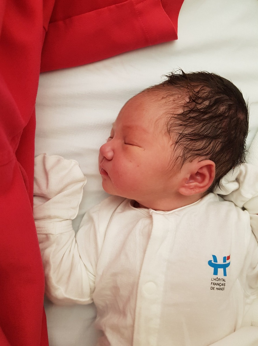 ”Em nhất định phải đến Việt Pháp đẻ”
Đó là điều mình vẫn nói với anh chồng từ khi kết hôn.
Nhân dịp có nhiều chị em nhờ chia sẻ kinh nghiệm sinh nở tại Việt Pháp (VP), mình quyết định vượt lười sau 5 tháng để tổng hợp trải nghiệm của bản thân cho mọi người tiện tham khảo nha. Chi tiết thì mình sẽ ghi ở caption của từng ảnh nhé.
1. Cơ sở vật chất: 9/10
Từ 5/2019 thì viện bắt đầu chuyển sang tòa nhà mới, tất cả cơ sở vật chất đều được đầu tư xây mới tinh tươm. Đặc biệt là khoa sản được sơn toàn màu hồng mình thích nên phê lắm các bạn ạ. 
Cho 9/10 vì hầm để xe quá bé =))
2. Đội ngũ y bác sỹ: 10/10
Các bác sỹ ở đây đều là các bác sỹ có chuyên môn cao, có trình độ ngoại ngữ (tối thiểu là tiếng Anh), từng công tác nhiều năm tại Khoa sản các bệnh viện uy tín như Sản TW. Vào website của viện là tìm được profile đầy đủ ảnh, số năm công tác và chuyên môn của các bác sỹ. Đặc biệt là các bác đều thuộc biên chế cứng của bệnh viện, công tác cố định tại VP chứ không phải là bác sỹ hợp đồng như một số bệnh viện tư khác nên mình vô cùng yên tâm khi lựa chọn VP luôn.
3. Các gói thai sản: 8/10
VP có các gói tùy theo tuần thai gồm 12w, 22w, 32w và gói chuyển dạ. Mình may mắn có bố chồng làm bác sỹ siêu âm, nhà có máy siêu âm luôn nên lúc nào cần kiểm tra là nhờ bố (1’ quảng cáo cho Phòng khám Bác sỹ Sơn, chuyên khoa Nhi và Siêu âm). Vậy nên mình chỉ mua gói 32w để các bác sỹ tại VP theo dõi em bé 2 tháng trước khi chuyển dạ.
Gói thai sản sẽ bao gồm tất cả chi phí khám, xét nghiệm, chăm sóc mẹ và bé trong và sau khi sinh nha các bạn. Cụ thể thì các bạn nên tham gia Hội thảo thai sản được VP tổ chức định kỳ hàng tháng để được tư vấn trực tiếp, tham quan cơ sở vật chất và nhận voucher giảm giá nha. Như mình là được giảm 4tr, còn 32tr cho gói 32w.
4. Thăm khám trước sinh: 9/10
Mình sẽ được đăng ký khám với bác sỹ mình thích (với điều kiện bác sỹ còn trống lịch). Trước ngày khám 1 ngày bệnh viện sẽ nhắn tin để nhắc lịch nha. Khi đến khám thì hầu như lần lâu nhất là mình phải đợi tầm 30’, phòng khám vô cùng sạch sẽ rộng rãi, bác sỹ nhiệt tình nhẹ nhàng nhé ạ.
Mình có thể nhờ trước với bác sỹ mình theo khám để đỡ cho mình khi sinh hem bé nếu mình sinh trong giờ hành chính. Còn nếu ngoài giờ thì vào ca trực của bác nào, bác đó sẽ phụ trách nha.
Mình hoàn toàn không phải đưa phong bì bồi dưỡng nhờ vả gì đâu, mà có đưa các bác ý cũng sẽ nhất định không nhận vì chi phí đã nằm hết trong gói rồi.
5. Vượt cạn: 10/10
Khi có dấu hiệu chuyển dạ, vào bệnh viện mình lên Khoa sản để các cô nữ hộ sinh kiểm tra, sau đó dẫn lên phòng đẻ của mình (vâng mình sẽ được nằm riêng 1 phòng đến khi sinh luôn) để gây tê màng cứng (đã nằm trong gói) rồi ngủ vài giấc chờ sinh vì gây tê xong sẽ ko đau đớn gì nữa nhé ạ. Trong quá trình chờ sinh sẽ có 1 người thân được vào, như mình là anh chồng được vào từ đầu đến lúc anh được tự tay cắt dây rốn cho con luôn 
VP rất khuyến khích hỗ trợ các mẹ sinh thường, chỉ trong trường hợp bất khả kháng hoặc mẹ nào có nhu cầu mới sinh mổ thôi ạ. Em bé sinh tại đây sẽ được cắt dây rốn chậm, da kề da với mẹ/ bố, bố sẽ cắt dây rốn cho con nếu bố không quá sợ :)) Như mình được Hoa hậu thân thiện của viện là bác sỹ Nghị đỡ cho, bác siêu tuyệt luôn ý ai mà đẻ ở VP hãy cố gắng book bác Nghị nhé ạ.
6. Chăm sóc mẹ và bé sau sinh: 9/10
Những ngày sau khi Nho chào đời có lẽ là những ngày mình thấy việc mình sinh tại VP có giá trị nhất. Bởi người chăm sóc mình sau sinh chính là các cô nữ hộ sinh, aka những người có chuyên môn cao nhất, thậm chí có thể đỡ đẻ thay bác sỹ luôn ý ạ. Gần 1 tuần ở viện mình cần gì chỉ cần bấm chuông là các cô đến luôn, không biết gì cũng được giải đáp, từ thay bỉm, cho em bé bú đến tắm bé, kích sữa… Về nhà chăm em là mình thấy tự tin hơn hẳn luôn 
TÓM TẮT: Nếu có đẻ đứa thứ n, mình sẽ lại vào Việt Pháp các mẹ nhé hihi.