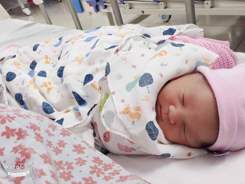 Hôm nay em mới có time để kể cho các mẹ nghe hành trình vượt cạn của em đầy gian nan cùng sự hỗ trợ siêu có tâm và chuyên môn cao vô cùng của đội ngũ y bác sĩ bên khoa Sản 2 bệnh viện Thanh Nhàn! Em tiểu sử sinh con to nên lần này khi thai ở 38w4d siêu âm bé đã 4kg mà không thấy 1 cơn gò nào! Mong muốn của em là muốn được đẻ thường rất sợ mổ! Nên em có được Bác Sĩ Bác Sỹ Ngọc Bích tư vấn về việc e đã đủ tuổi thai phát triển tốt và đủ điều kiện lẫn cân nặng thai khi sinh ở thời điểm này! Cô cho em phương án là Đặt Bóng kích Sinh! Ban đầu thì nghe ghê ghê vì em vốn dát sợ đau lắm! Nhưng khi tìm hiểu và được tư vấn thì e yên tâm khi mình sinh con dạ cơ hội đặt bóng kích sinh thành công là rất cao so với con so! Và thế là về nhà tắm giặt chuẩn bị hành trang. 9h sáng 31/3 em làm thủ tục nhập viện và được Bác sĩ Quyết đặt bóng cho! Ban đầu tưởng đau lắm nhưng không phải vậy! Bác sĩ hỏi dăm ba câu trò chuyện cùng thì bóng đã đặt xong lúc nào e cũng k hay, nói chung rất nhẹ nhàng và rất có tâm! E bắt đầu chờ để mềm tử cung từ khoảng 9h30 cho tới gần 2h thì phải! Và bs tháo bóng và nói tử cung nở tốt rồi lọt 2 ngón tay và tiến hành truyền kích sinh cho em! Và điều gì đến cũng đến! Cơn chuyển dạ thì nhìn thấy 10 ông mặt trời rồi  Nhưng tất cả đội ngũ y bs đều động viên e cố lên sắp găp con rồi. Và từ luc truyền tới khi sinh cỡ 2 tiếng là 5h25” e bé của e cất tiếng khoc chào đời với cân nặng 3,8kg và bsi k cần rạch tsm của e. Chỉ hơi rạn tí tẹo khâu 1 xíu là xong. Và thế mẹ con em được da kề da vỡ oà trong hp! Sau sinh em có chiếu tia plasma vết khâu 2 lần và e ngồi lên đi lại k có tí cảm giác đau, còn chẳng biết mình khâu góc nào nữa! Và thế là quá trình đẻ chỉ huy của em vỏn vẹn có từ sáng tới chiều là ôm con về phòng! Thật lòng mà nói sự lựa chọn đến Sản 2 ban đầu e cứ nghĩ bệnh viện nhà nước sẽ chẳng đc bằng bv tư đâu! Nhưng sau khi sinh rồi mới thấy mình thật sáng suốt khi chọn nơi đây! Ở đây cái gì cũng có Auto sang chảnh như bv quốc tế! Chỉ có điều Quát mắng bệnh nhân là chẳng thấy có ở nơi này!!! Đau thấy 10 ông trời kêu khóc thì cũng nhận đc sự động viên cổ vũ nhiệt tình từ các bsi! ! Giờ e sinh đc 1 tuần rồi nhưng vẫn lưu luyến nơi này lắm !!! Vậy nên các mẹ còn đắn đo thì cứ tự tin xách đồ lên thẳng Sản 2 1 lần trong đời cho bõ cái công đau đẻ nhá! Em bé của em sinh xong được đốt rốn lazer và khô cong về nhà k hề rỉ máu chút nào e vệ sinh cho con rất nhẹ nhàng. Điểm trừ duy nhất là k có giấy vệ sinh thui  nên khi đi sinh các mẹ nhớ mang theo giấy! Vậy là hành trình của mẹ con em khép lại với bao cảm xúc và hạnh phúc khi chia tay các bác sĩ mà mẹ con em vẫn nghẹn ngào và lưu luyến mãi ! 1 lần nữa Cháu, em xin cám ơn chân thành tới tất cả các Bs đã có mặt hỗ trợ mẹ con cháu trong suốt cả quá trình lưu viện và cho mẹ cháu đầy những trải nghiệm cảm xúc 
_Mẹ Phạm Ngọc Bảo Linh_