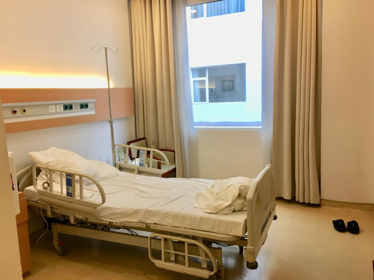 REVIEW COMBO ĐAU ĐẺ THƯỜNG & ĐẺ MỔ TẠI VINMEC TIMECITY

Hôm nay là hơn 4 tháng sau khi sinh bé rồi mình mới có thời gian ngồi viết lại review chi tiết cho chị em (vì nhiều ce hỏi quá mình ko trả lời hết và cặn kẽ được), cũng coi như kỉ niệm đi sinh bé Pi 
 Trước sinh: 
* Mình mua Gói sinh thường 36w trực tiếp của Vinmec Timecity, mua tại hội thảo được giảm 2tr, còn 35tr.
Mua gói 36w thì được khám từ w34, lần đầu mình khám đặt bác sĩ Dung, bác nữ, trẻ, nhẹ nhàng, siêu nhiệt tình, cho cả sđt để về alo khi có vấn đề bất thường vì mình trong nhóm nguy cơ tiểu đường thai kì và nhà thì ở xa Timecity. Những lần sau mình khám các bác khác tuỳ theo lịch vợ chồng mình rảnh, bác Thái nữ, bác Thái nam, bác Tuấn, ... Tóm lại thì bác nào cũng chuyên môn cao, nhiệt tình và nhẹ nhàng cả 
* Mình dự sinh ngày 15, ngày 13 thấy lo lo nên đi khám, 2 vợ chồng vác cả va li đi vì nghĩ sẽ đẻ thôi, khám xong bác sĩ bảo chưa đẻ đâu, lại về :))). Ngày 16, đau bụng nhẹ và ra ít huyết nâu, xách vali đi đẻ tiếp, bác sĩ bảo không sao, về đi. 1h sáng ngày 17, đau bụng theo cơn, đau từ 9h tối ngày 16 rồi, 2 vợ chồng lại xách vali đi đẻ, đến nơi gần 2h. Xe đến nơi, 2 y tá ra đón, ngồi xe đẩy đẩy vô phòng chờ sinh cũng là phòng sinh luôn. Hành trình đi đẻ thực sự bắt đầu 
- Đau dữ dội theo cơn, có y tá, hộ lý vào, sau đó có bác sĩ vào, đúng ca bác Dung nên bác nhận ra mình ngay. Bắt đầu nằm đo monitor, sau đó khám trong. Nằm gần tiếng, y tá hay hộ lý gì đó vào kiểm tra liên tục mà bảo không có cơn co, không mở phân nào cả. Mình thì vẫn đau, bà hộ lý take care trực tiếp mình thật sự quá quắt: “Đau thế bình thường, chưa mở đâu, cũng không có cơn co, có người đau thế này cả tuần mới đi đẻ, chắc em nằm tí nữa rồi về thôi!” Mình vẫn bảo em đau lắm, bà í đi ra, mình bảo chồng mình ra báo bác sĩ Dung và bên quản lý để người khác care trường hợp của mình. Sau 3 lần chồng mình ra gọi thì bác Dung vào (vì đêm đó ít bác trực quá nên mn khá bận), bác khám cẩn thận cho mình rồi bảo mở 1 phân rồi, tiến hành các công tác chuyển dạ thôi, em yên tâm nhé! Thấy yên tâm hẳn huhu. Thật sự đến giờ nhắc đến Vin và chuyện đi đẻ thì chỉ không hài lòng bà hộ lý đó thôi :))). 
- Sau đó thì có người vào sắp xếp đồ để mình chuẩn bị sinh. Y tá đặt ống thụt cho, được một lúc thì đau bụng và đi vệ sinh, thốn đến tận óc, vật vã luôn. Rồi cả đi làm vệ sinh cá nhân, tắm rửa. Và sau đó, đau, rất đau, chắc do mình chịu đau kém, mình bảo bác sĩ tiêm giảm đau suốt nhưng các bác động viên nên tiêm sau mở 3p sẽ tốt cho cuộc chuyển dạ hơn. Vì ca của mình kêu đau thảm thiết quá nên tận 3 bác luân phiên vào care, nhưng vẫn mở rất chậm. Hành trình mở từ 1 phân đến 3 phân của mình mất khoảng 10 tiếng tính từ 2h đêm hôm trước, đau dữ dội khi cơn co đến, lại còn khám trong liên tục, hic. Hôm sau là bác Vũ Duy Thái tiếp nhận ca của mình, bác Thái nam cũng là bác sĩ mình khám tuần cuối cùng trước khi đi sinh, may là bác vẫn nhớ mặt, bác động viên và siêu nhẹ nhàng. Tầm 12h trưa hôm sau, mở đc 3p nên mình được gây tê màng cứng, do bác Vũ Anh (nếu mình nhớ không nhầm) chọc đến lần thứ 2 mới gây tê xong, lúc làm thì hơi đau và sợ nhưng làm xong tầm 30’ thì cuộc đời lên tiên luôn. Hết đau, mình được ngủ lấy sức, bác và một phụ tá làm giảm đau dặn, nếu thấy đau, thường là khi mở đến 7-8p là đau nhất thì bấm cho thuốc xuống. Chị phụ tá bảo, cứ yên tâm bấm để thuốc xuống, không lo hết thuốc vì bọn chị tiếp thuốc liên tục nhé, không phải chịu đau. Cứ hơi đau là mình lại bấm, và lại hết đau ngay khi cơn co đến. Đúng là giảm đau thần thánh luôn, từ đấy hết đau các bác ạ :))). Sau đó, mở phân vẫn rất chậm, vẫn 3p mà gần 12 tiếng trôi qua rồi, bác Thái truyền kích đẻ cho mình. Đến tầm 3h chiều, mình mở được 8p, thấy đau nhiều hơn chút xíu. Đến 5h, vẫn 8p, bác Thái và bác Anh Thơ vào hỏi thăm, bác Thơ khám trong cho, cùng lúc í bắt đầu có dấu hiệu tim thai bị suy khi cơn co đến. Lúc đấy mình lo phát khóc luôn, chỉ thầm mong con nhanh chào đời bình an thôi. Bác Thơ bảo chuyển dạ lâu quá, xong bàn gì đó với bác Thái, bác Thơ bảo bấm ối nếu trong thì đợi mở đủ 10p. Một lúc sau, cả ekip vào tiếp, mình thì vẫn đau và vẫn 8p, bác Thái và bác Thơ hướng dẫn mình dặn, nhưng không được. Khám trong đầu em bé vẫn cao, không có dấu hiệu xuống thấp. Tim thai suy dần. Hai bác quay ra họp bàn tầm 1’, vào bảo: 2 vợ chồng chuẩn bị tinh thần mổ cấp cứu ngay nhé! Người nhà ra kí giấy mổ. Mình bật khóc nức nở luôn, vì lo cho con, vì không thể sinh thường, vì tiếc công chịu đau suốt gần 18 tiếng. Cứ khóc là tim thai lại suy, mọi người động viên mãi. Rồi mọi người chạy cả đi lo mổ, còn một y tá ở lại với mình. Mình bảo y tá gọi giúo bác Thái vào nói chuyện riêng, bày tỏ tâm tư nguyện vọng cố sinh thường, nhưng bác cũng bảo: “Không thể được, phải mổ cấp cứu ngay không ảnh hưởng em bé, ưu tiên cho mẹ nhưng cũng phải ưu tiên bé em ạ.”  Bác Thơ thấy vậy cũng vào bảo: “Cháu đợi đủ 10p, đầu bé xuống cũng được nhưng ít nhất là 2 tiếng nữa, mà trong thời gian đấy không ai đảm bảo được đầu bé có xuống không và tim thai có thể mất bất cứ lúc nào vì bé yếu dần rồi. Gia đình sẽ phải tự chịu trách nhiệm nếu bé gặp nguy cơ ảnh hưởng não”. Mình chỉ biết khóc vì sợ con bị làm sao. Các bác sĩ, hộ lý với y tá vào động viên mãi mới nín đi lúc hic :((. Sau 5’ từ lúc bác sĩ bảo mổ, chồng kí giấy xong cái là mình được đẩy ngay vào phòng mổ, nhanh như một cơn gió nên mình càng sợ, vì thấy ánh mắt các bác cũng lo lắm í, nghĩ chắc là nguy hiểm quá rồi nên ngươig ta mới đẩy mình đi mổ nhanh thế. Vào đến phòng mổ thì mình nhớ là được tiêm thêm thuốc giảm đau gì đó thì phải, sau đó thì chân tay lạnh cóng, phần dưới không cảm giác. Mình bắt đầu khó thở do khóc nhiều, rồi cả nôn suốt. Bác Vũ Duy Thái mổ cho mình, các y tá trong ekip mổ cũng siêu tận tình chăm sóc và tình cảm luôn. Thật sự lúc bác Thái và các bác khác nói chuyện với mình trong phòng mổ, động viên mình, đến giờ mình còn cảm động. Bác mổ, rồi lấy bé ra mình đều cảm nhận được, thấy sợ vô cùng, cả dấm dứt nữa, chứ không đau. Chỉ đến khi nghe thấy “oe oe oe” tháng thót từ Pi, lúc đấy mình mới hết sợ. Mọi người thì cười và thở phào. Mình hỏi ngay: Con em ổn chứ ạ? Con gái chứ ạ? Chị y tá đưa bé lại gần cho mình nhìn, bé gái chuẩn rồi nhé, cảm xúc lạ lắm, hạnh phúc vô cùng. Rồi bé được vệ sinh, mặc đồ, cân (3435 gram ạ), được tiêm/uống viatmin K (lúc đấy quá mệt nên mình không nhớ rõ), xong xuôi thủ tục là ra phòng sơ sinh, được ba đón luôn. Mình mổ xin tiếp da với con không được nên chồng mình tiếp da với con. Kiệt sức vì chuyển dạ lâu, rồi ảnh hưởng tâm lý sợ mổ làm mình kiệt sức ngay sau khi mổ, mình lịm đi ngay khi được đẩy ra khỏi phòng mổ. Tỉnh dậy là đang ở phòng hồi sức. Các bác thi thoảng lại vào kiểm tra và hỏi thăm sức khoẻ. Mình sinh Pi khoảng 17h thì 20h tối mình tỉnh, bắt đầu được gây tê cơ vuông, bằng máy siêu âm nhé, mình vẫn đau nên phải làm lại mấy lần. Một lúc sau ổn, mình bảo bác sĩ cho gặp chồng, nhìn thấy ổng là mình tủi thân lại khóc, suýt thì bác sĩ bảo chồng ra ngoài vì mình kiệt sức quá, khóc nữa ảnh hưởng vết mổ . Cố nín để nghe ổng khoe tình hình con gái rồi ổng phải đi ra. Mình lại mơ màng thiếp đi, lúc sau tỉnh, báo bác sĩ là em vẫn đau lắm, bác lại vào làm gì đó (mình mơ màng không có nhớ kĩ), hỏi bác tình hình con, bác bảo: “con ổn nhé! Mẹ nghỉ ngơi một lúc nữa cho lại sức, từ đêm qua đên giờ mất sức quá nên vậy thôi. Mẹ cố gắng mau khoẻ, các bác vào kiểm tra sức khoẻ ổn để còn được về với con nhé! Con sinh từ 5r chiều đến giờ xa mẹ gần 4 tiếng rồi, về sớm cho con đỡ mong nhé!” Mình nhớ mãi câu của bác luôn, rớt nước mắt vì thương con í, thế là 9h kém, mình xin kiểm tra sức khoẻ để về với con, mẹ khoẻ, về với con được rồi! 
=> Kinh nghiệm: không biết đâu mà lần, không cố được đẻ thường thì các mom cứ mạnh dạn xin mổ ngay sẽ rất nhàn, đừng như mình. Nghĩ lại thấy đau đẻ thường lâu và kinh dị, chứ em quyết mổ ngay từ đầu thì mát. Với trường hợp của em lúc khám mấy tuần cuối bs cũng bảo bé 3,4kg, lưỡng đỉnh 99, đầu bé cao, nguy cơ sinh thường khó rồi mà em vẫn hi vọng , cuối cùng cố cũng đâu có được. 
 Sau sinh:
* Về phòng riêng, được y tá chăm sóc chu đáo, dặn dò sử dụng giường, nút bấm gọi khi cần giúp đỡ. Các chị y tá trẻ trung mà tận tình, chu đáo, nhẹ nhàng lắm. Hướng dẫn mẹ bế con sao, tư thế bế, cho bé ti đúng khớp ngậm, thay bỉm, cách dỗ con, tín hiệu của con, cách kích sữa... Lần đầu làm mẹ nên mình thấy có ích vô cùng. Mới bế bé con mà trộm vía tỉ lần sữa non về luôn. Phòng ốc nhỏ hơn mình nghĩ nhưng đầy đủ tiện ích, như một phòng khách sạn nhỏ, có phòng tắm riêng cho bé nữa. Y tá thì nửa đêm gọi cũng nhiệt tình vào giúp, bé quấy quá các cô còn bảo mang ra ngoài các cô trông cho. Nhà mình toàn người không có kinh nghiệm nên còn không biết cả thay bỉm cho con, các cô hướng dẫn tận tình, còn vào thay hộ suốt mà vẫn rất vui vẻ. Đặc biệt có chị Huyền, siêu nhiệt tình, biết vợ chồng mình ít kinh nghiệm nên dặn dò nhiều điều hay lắm, trước hôm ra viện mình chỉ kịp chào với cảm ơn miệng với chị.
- Mẹ thì mổ lúc 5r chiều hôm trước, tối 9h ăn cháo được luôn, 10h sáng hôm sau tự dậy tập đi được, sau 2 hôm tự đi lại được nhẹ nhàng. Vết mổ không rát, chỉ hơi đau chút, uống thêm thuốc giảm đau theo giờ bs mang cho là ok. Đau co dạ con gấp nhiều lần so với đau vết mổ nhé! À, vết mổ siêu mảnh và đẹp nhé, nhưng khi về mình chăm sóc không được cẩn thận lắm nên giờ hơi lồi một tẹo thôi :)))
- Bé được tiêm Vitamin B, lấy máu xét nghiệm sàng lọc sơ sinh (cái này không phải lấy máu gót chân nhé)
* Lưu trú: sinh mổ 4 ngày (48h kể từ khi về phòng riêng)
- Đồ dùng cho mẹ và bé được cấp khá đủ rồi, mẹ nào sinh mổ nhớ mang thêm ít bỉm cho bé thôi.
- Bộ quà tặng đồ cho mẹ và bé sinh mổ gồm: 8 bộ nous gồm cả mũ, bao tay bao chân- 8 chăn ủ - mấy chục chiếc khăn sữa, bỉm merries cho bé, bỉm cho mẹ, quần lót giấy, 3 gói khăn ướt, 1 lọ Betadine, 1c sữa tắm arau ...
- Bé và mẹ được vệ sinh cho hằng ngày, mẹ được y tá vệ sinh vết mổ, bé được các cô tắm cho
- Mẹ và bé được bác sĩ qua khám và hỏi thăm đều đều. Mình được bác Tời care, đúng là ở Vin, bác nào cũng chuyên môn cao và nhẹ nhàng hết :)))
- Cơm ngày 2 bữa trưa-tối, cháo 2 bữa sáng-đêm. Ăn ngon, thực đơn đa dạng
- Về giường cho người nhà: tầm 300k/ đêm 9h tối-6h sáng thôi nên khuyên mn nếu đẻ thường ở 1 ngày thì thuê, mổ thì mua cái giường gập mang đến cho rẻ 
- Bên ngoài sảnh có đủ đồ dùng: sữa công thức cho bé, máy hút sữa, đồ rửa, máy tiệt trùng, giá úp bình,... 
Gần như là đi đẻ tay không í, à quên mẹ cần mang: chứng minh thư, sổ hộ khẩu, bảo hiểm của mẹ, bình sữa cho bé, nên mang máy hút sữa cho mẹ (vì nếu sinh mổ mẹ phải ra ngoài phòng hút sữa thì mệt lắm, và máy ở viện thì có 1-2 bộ thôi nên toàn full), và cả tiền nữa nhé 
* Chi phí phát sinh:
- Chuyển mổ cấp cứu: đóng thêm tầm 15tr
- Tiền thuốc mua thêm: khoảng 1,5tr (có thể mua hoặc tự mua bên ngoài)
Chia sẻ cá nhân: Mình thấy sinh ở Vinmec hay khám thì chung quy lại chất lượng đều tốt, chất lượng dịch vụ ok, bác sĩ chuyên môn cao, nhẹ nhàng, các nhân viên khác cũng rất lịch sự và nhiệt tình, hi hữu vẫn xảy ra một vài lúc nhân viên có không tận tâm cho lắm. Nếu có lần đẻ sau chắc em cũng sẽ chọn Vin thôi ạ 
Mẹ con nhà Pi đã có những ngày đầu đời của Pi tại Vin cực nhiều cảm xúc nhưng cũng rất hạnh phúc. Chúc các mom mẹ tròn con vuông nhé!

Nguồn: Mẹ Pi