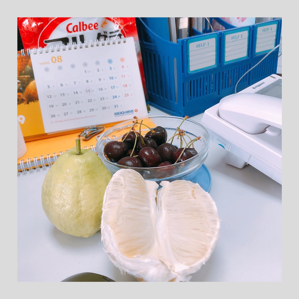 Đêm hôm không ngủ được post cho mng tham khảo hộp hoa quả mang đi làm của bà bầu :))
Ăn thì mệt 1 và chụp thì mệt 10 :))