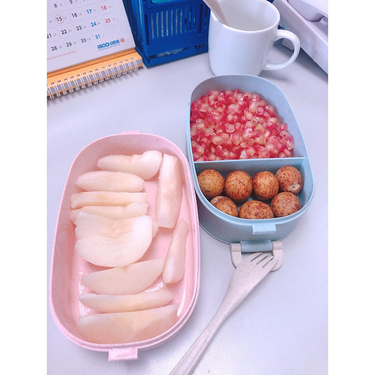 Đêm hôm không ngủ được post cho mng tham khảo hộp hoa quả mang đi làm của bà bầu :))
Ăn thì mệt 1 và chụp thì mệt 10 :))