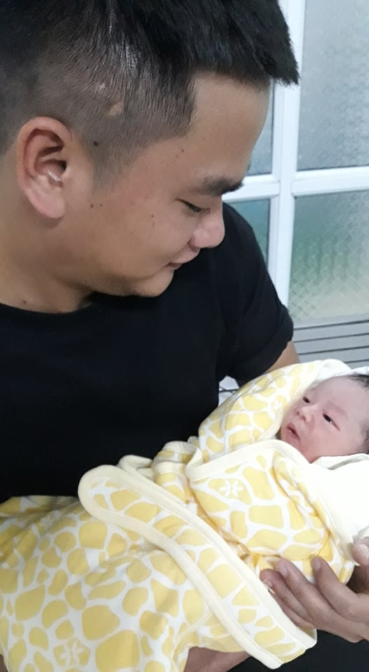 Chào thanh niên nghiêm túc ! 

Mừng cậu ra đời. Tớ là bố cậu, kể ra cũng hơn có 27 tuổi thôi, không nhiều lắm nên mình cứ xưng cậu tớ cho nó dễ nói chuyện.

Trong lúc giải lao giữa hiệp, về nhà tắm rửa, tớ định tán phét với cậu vài việc thế này. Dù sao chúng ta cũng là 2 thằng đàn ông với nhau nên tớ cứ chém thế, khi nào cậu bật được cứ tự nhiên.

"Nhật Minh:15/2/2020

Tất cả ảnh siêu âm cậu, bọn tớ sẽ giữ. Sau này nếu cậu có con thì khoe, vênh mặt lên với nó rằng "bố mày ngày xưa đây này". Tớ sắp khoe với cậu cái ảnh tớ ngày xưa ông bà giữ đến giờ.

Cái sự sinh cậu vất vả thế nào, nhất là mẹ cậu - tức là vợ tớ ấy, nói cậu cũng chả hiểu gì đâu nên cậu cứ lấy vợ rồi đẻ con đi thì biết. Cậu ra đời mặt lì như đít chai, cấu phát đầu thì khóc, phát thứ 2 trơ mặt ra luôn. Tiêm vào cho cậu cũng tỉnh bơ. Mày hơn bố rồi con ạ! Còn vợ tớ không thấy đâu.

Tóm tắt thế, trong khi tắm tớ nghĩ được mấy sự thế này, giờ chia sẻ với cậu:

- Cậu cố gắng bú ngoan, sạch sẽ, không làm mẹ tắt sữa. Cậu biết đấy, nếu tắt thì tớ phải hút cho thông thay cậu, nhưng như thế không nên tí nào. Chúng ta nên biết giữ gìn của chung, cậu thích ruột, còn tớ chỉ thích vỏ. Tớ đã cai sữa được 26 năm rồi, thế nên chúng ta 'nước sông không phạm nước giếng'. Của bền tại người cậu ạ, sử dụng phải đi kèm với bảo trì, bảo dưỡng. Tớ nói thế cũng vì tốt cho cậu.

- Cậu bú xong thì ngủ, không ai cần cậu thức thời gian này. Thức xong khóc ầm lên mệt ông bà, bố mẹ, cô dì, chú bác, thậm chí cả hàng xóm. Tớ nói rồi đấy, thanh niên lớn rồi, không nên làm ảnh hưởng đến người khác.

- Cậu ăn ngoan, ngủ ngoan sẽ không ốm, mà không ốm có nhiều thời gian để chơi đồ chơi hơn. Thế nên tùy cậu chọn. Một bên ngoan ngoãn thì được đủ đường, còn lười ăn hay quấy sẽ mất thời gian, đồ chơi. Các cụ gọi là "mất cả chì lẫn chài".

- Giờ còn mới, cậu đái ị thoải mái, kiểu gì cũng có người dọn. Tuy nhiên 1-2 năm nữa, buồn tè, buồn ị, cậu phải gào lên một câu, không thì hết quần áo mặc đấy.

- Yên tâm là cậu sẽ được đi học mẫu giáo như tớ ngày xưa.

- Không có chuyện tớ cho cậu sờ vào điện thoại của bố mẹ khi chưa đủ 12 tuổi. Cũng không có chuyện tớ vác điện thoại, ipad ipéc làm mồi nhử cho cậu ăn. Tớ nói sai tớ chuyển xuống làm con cậu luôn!

- Hết đại học chữ to sẽ lên đại học chữ bé. Cậu có bài tập về nhà cũng không lo là tớ không giải cho cậu đâu. Giải cho nhanh để cậu còn thời gian chơi. Nếu không giải được, tớ sẽ xem sách giải rồi bảo cậu. Tuổi thơ của tớ dữ dội như thế nào thì cậu cũng phải thế.

- Tớ đảm bảo sẽ không đem cậu ra làm công cụ xây dựng niềm tự hào cho bố mẹ. Trẻ con học đi liền với chơi, nứt mắt ra đã vác cái cặp nặng ngang người, hỏi cái gì cũng ú ớ mất tuổi thơ rồi cậu ạ. Cậu cứ bị ong đốt, sứt đầu mẻ trán vài lần mới vui.

- Cậu đã chiến thắng trong cuộc thi quan trọng nhất có tỷ lệ chọi 1/300.000.000, thế nên, không việc gì phải buồn khi sau này cậu thi tạch hay tán gái không đổ dù cậu đã làm hết sức. Những việc ấy đều mang lại cho cậu kinh nghiệm, trừ cuộc thi đầu tiên. Nếu cậu tạch, bây giờ không ai biết cậu ở đâu. Mỗi khi thất bại, cậu hãy niệm câu thần chú "mình từng là con tinh trùng khỏe nhất, chiến thắng cuộc thi quan trọng nhất, tỷ lệ chọi cao nhất". Tớ thấy hơi AQ nhưng tác dụng phết đấy, con trai ạ!

- Ông bà nội ngoại, cô dì vất vả từ lúc cậu trong bụng mẹ. Họ có mặt cả để đợi cậu ra đời nên khi nào cậu lớn, mọi người nhờ rót hộ cốc nước đừng lì mặt ra, ăn gậy đấy. Có thể tớ không phang cậu, nhưng mẹ cậu chắc chắn là có, và tớ rất thích xem đánh lộn.

- Tớ nhớ được tên đến 4-5 đời ông bà cụ kị để đặt tên cho cậu tránh bị trùng. Vì thế thanh niên ạ, đến đời cậu, chí ít, hãy nhớ đến đời ông bà của vợ chồng tớ, tức là những người mà cậu gọi bằng cụ ấy để sau này cậu đặt tên cho con. Hơn nữa, sau này, kiểu gì cậu cũng phải biết thôi.

-Tớ hết văn rồi,CHÚC CẬU HAY ĂN CHÓNG NHỚN.Tớ Yêu Cậu(Cục Nợ Của Tớ)
Tin Tin
Nguồn Trinh Sơn