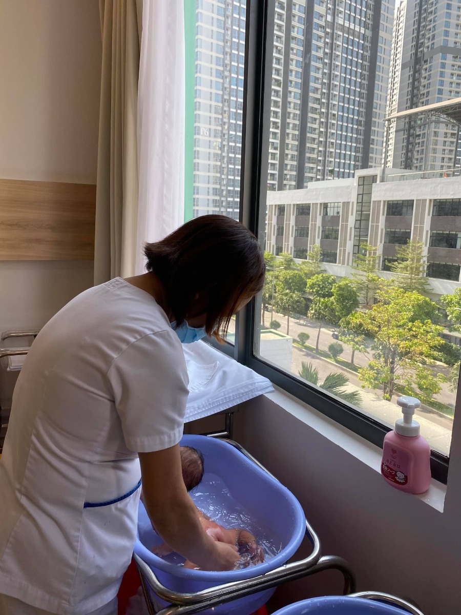 ▪Review về Vinmec Central Park. Thấy nhiều mom lăn tăn vs cả nghe chê nhưng e trải nghiệm thì cảm thấy 10 điểm cho dịch vụ. Mom nào có kinh tế tí thì lựa chọn bv này theo e là hợp lí nếu thai kì k có j qá nhìu bất thường.
▪E dự tính sinh ở vinmec ĐN nhưng có việc nên huỷ gói ở ĐN vào Sg mua lại gói từ tuần 36, ở ĐN thì rẻ hơn nhiều, e mua từ 12 tuần là 33tr, cơ sở vật chất hiện đại 3D 4D j có hết ( cái này ở SG k có ) , ph khám ở ĐN rất to và đẹp, SG cũng k to bằng. E vào SG ở tuần 36 và mua ở Vin gói 36 là 37200k cho đẻ thường ( gồm 4 lần khám , xét nghiệm , ... ) + chuyển dạ . 
▪Nếu k mua gói thì khám khá mắc, 1200k k đặt lịch vs tiền khám nữa thì mỗi lần khám tầm 2tr hơn, còn có đặt lịch thì giá 700k + tiền khám e nhớ v k nhớ chính xác lắm. Ph khám thì sạch sẽ yên tĩnh, bác sĩ nhẹ nhàng cực kì và tư vấn từng giai đoạn , vẫn khuyến khích sinh thường , k việc j phải mổ, trừ tr hợp nào lợi cho mẹ hơn thì làm 
✔️ Nói đi đẻ ở Vin k cần đem theo j là 9 xác 100% nha, có khi các mom k cần mua j sơ sinh luôn cũng có vì Bv cho e 2 xách đồ to trong đó có 8 bộ đồ áo qần ,tất ,chân ,tay ,mủ và cả khăn choàng luôn, bỉm merries đủ xài về tới nhà còn xài đc thêm tuần. Đồ mẹ thì miếng lót, bỉm mẹ, qần giấy, áo bv đem vào thay mỗi ngày. Bv cho cả sữa tắm e bé chai bự vs 3 bịch giấy ướt nhật , khăn sữa ,ncl k cần đem j ngoài đồ mag về của mẹ. Thích nhất là đồ xịn vl, tất cả là của NOUS , mềm mịn mát, khăn choàng thì đẹp dày. Tới h vẫn dư 4 bộ đồ 4 khăn choàng vì xài k hết còn y trong bọc 😂😂
▪️Hành trình đi sinh khá vui , e sinh trúng ngày cách li xã hội, sáng sớm ra nc ối 2vc e đi xe máy ung dung ngắm phố xá mát mẻ r tới bv bsi sau 2 lần khám thấy e nhìu cơn gò mà e k hề đau ( trômk vía e may mắn sao gò mà e k thấy đau ) bsi bảo vỡ ối nếu muốn sinh thường thì trong vòng 6t nữa sẽ sinh, nhưng tỉ lệ thành công chỉ 30% còn 70% là mổ, nghe v ck e đki mổ luôn. Gói mổ 36 tuần là 52xxx nha, thế là vào mổ. Ph ốc thì như ksan ấy, y tá phát đồ và hướng dẫn tắm dùng gạc chùi bụng cho sạch sẽ r lên giường đi mổ. 
Ph mổ to và hiện đại cực kì, luôn có y tá túc trực nc vs mình cho đỡ hoang mag. Rồi e gặp bsi gây mê, nc qa lại hỏi han zui zẻ xong e đc đưa vào ph mổ. Đầu tiên là gây tê màng cứng, k đau tí nào chỉ lạnh lạnh. Xong là quay ng e mổ luôn. Ekip mổ e nhớ gần 10 ng . 2 bsi nhi , 2 bsi chính , 2 gây tê , rồi vài y tá phụ. Lúc mổ e vs a bsi gây mê liên tục nc vui vẻ bt k sợ j cả, y tá bsi luôn hỏi han nên k sợ thật, rồi đang nc bsi bảo e bé ra rồi nha mẹ, lúc đó mới b là xong. Trong khj bsi may thì e bé đc khám ngay dưới máy sưởi trong ph có thể nhìn thấy. Nói chung e đi đẻ nó nhanh như cơn gió xong xuôi. Vết mổ may ai cũng khen đẹp
Xuống bàn mổ tới ph hồi sức, đọc trên mạng thấy lạnh rồi ghê sợ đủ thứ nhưng e thấy ở vin họ cho cả máy sưởi thổi vào mền nên k lạnh mấy ngoài hơi răng va vào nhau do tdung phụ của thuốc tê thôi 🤣 bsi luôn túc trực cần j có đó, à lúc này ng nhà đc vào r nha. E bé sau khi đc khám sàn lọc thì đc vào ph này vs mẹ luôn để gặp ng nhà. Xong xuôi khi nào về ph thì e bé đc về. À qên tr lúc về ph sẽ đc tiêm 2 mũi ở gần hông để giảm cơn đau gò tử cung, thế là chả đau gì luôn 🥰 xuống ph thì truyền giảm đau 1 ngày còn các ngày sau thì 8t đặt thuốc giảm đau 1 lần nên lúc này tranh thủ đứng dậy tập đi nha
▪️E chỉ thấy đau sau vết mổ là hơi thốn, cảm giác như đứt 10 ngón tay 1 lúc, rát rát v đó nói chung là vẫn trong giới hạn cho phép ( e là đứa nhát cấy sợ đau ) nằm 1 ngày là đứng dậy đi tắm đc r 🤪 ngày đầu chưa đứng dậy đc thì các cô vào vệ sinh 
▪️Sau 24h e bé đc các cô đẩy đi tắm và tắm mỗi ngày sau đó luôn. Ph đc dọn mỗi ngày, thay ga, gối, đồ của mẹ. Lau dọn sạch sẽ thơm tho. Đồ ăn thì đúng h đem vào, menu từng ngày các mẹ tuỳ chọn. Toàn đồ ăn xịn như cá hồi, thịt bò mỹ ola pla. Ngoài ra bữa xế bánh trái vs sữa thì phát mỗi ngày 3 lần 😂, do dịch k ra vào đc nên đồ ăn ng nhà 120k 1 suất ăn mỗi buổi, ngày 3 buổi nhân lên 🤣 cần j cứ bấm nút y tá chạy vào ngay lập tức
▪️Tới ngày cuối e bé mình có dấu hiệu vàng da nên nằm nôi đèn 3tr 1 ngày xịn xò. Tr khi ra viện đc lấy máu để sàn lọc nhóm máu vs các món bị dị ứng pla pla .... bsi thăm khám vết mổ mỗi ngày, bsi nhi cũng vậy. Ở đây đầy đủ mọi thứ, ngay cả khi chưa có sữa thì cũng có máy pha sữa công thức, máy hâm sữa, y tá sẽ làm giúp bạn hết
▪️ ra viện đóng thêm gần 6tr phát sinh là nằm nôi đèn vs tiền ăn j j đó thôi
✔️ Tóm laii nếu có lần 2 thì e cũng chọn Vin. Tr khi đẻ đọc thấy ghê qá nhưng trải nghiệm ở Vin về thì e k sợ lần 2 nữa đâu ạ 😂 sau đây là vài hình ảnh minh hoạ . À e có tham khảo hạnh phúc nhưng xa qá ở tận bình dương, AIH nghe bảo cũng đẹp nhưng chưa qa , còn SIH thì e có ghé khám lần đầu tiên khi tới Sg thông qa lời rw các mom trên đây, khám xong k đợi kq e bỏ về luôn vì thấy ph khám bé hẹp lại tối, vs cả ngày đó e đi gặp trúng mấy bác k ân cần nên ấn tượng k tốt j hết, cá nhân e thấy máy móc cơ sở vật chất khá tệ 😢 khá làm tiền nữa, bắt e mua gần 1tr tiền thuốc tới h còn y, ở vinmec hỏi e ún thuốc bầu j, e tloi prenatal thì bác bảo v đủ r viên đó đầy đủ ( giống bsi bên mỹ, ng nhà e ở bênh đó cũng bảo chỉ cần ún 1v này là đủ )