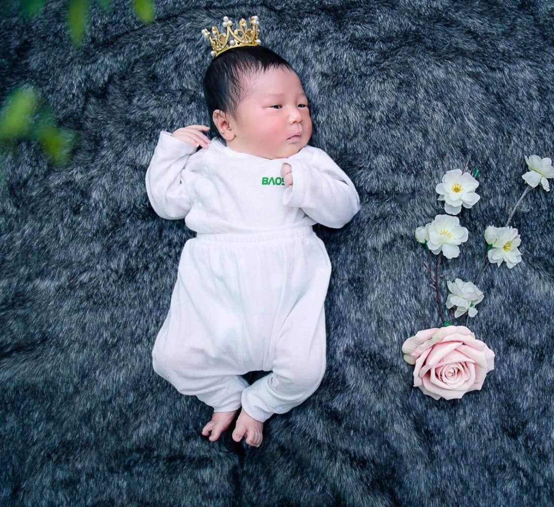 REVIEW ĐẺ TẠI BỆNH VIỆN BẢO SƠN

Vậy là đã 1 tháng trôi qua, kể từ ngày 2 mẹ con mình vượt cạn cùng các Y Bác Sỹ tại Bệnh viện Bảo Sơn.🌼
Khi vào nhóm chắc chắn cũng nhiều ng muốn tìm hiểu về dvu ở BS như e lúc đang tìm hiểu nên e sẽ chia sẻ chút vs mng.
 Hôm nay có time rảnh rỗi để ngồi viết chút review cho chị e tham khảo!
- Đứa đầu e chọn Phụ Sản HN vì tuyến đầu ngành cho yên tâm. E đẻ dịch vụ mà nghĩ đến h vẫn sợ, quá đông ạ, mở hết 10p r mà con e lại quậy quá nên bsy chỉ định mổ. Mổ xong 2 ngày thì về, chuyên môn khỏi phải bàn nhg dịch vụ thì chắc ai đi rồi sẽ hiểu.
- Đứa thứ 2 e quyết định mổ chủ động bvien tư. Vì đúng đợt dịch, phụ sản sẽ rất đông e cũng lo, mà cũng muốn vượt cạn dịch vụ tốt xíu. Sau khi tìm hiểu thì quyết định mổ lần 2 tại Bệnh Viện Đa Khoa Bảo Sơn.
👐🏻 Lần này, đi đẻ nhàn quá các bác ạ! E đến khám tuần thứ 36, thủ tục lm hồ sơ có nhân viên tư vấn lm hết, mih cũng k phải lz. Khám xét nghiệm trước sinh e thấy kỹ, nhiệt tình, có bạn tư vấn viên đưa đi khám từng khâu rất nhanh chóng, ko lo bỡ ngỡ. Khám xong sang ăn sáng tại Bảo Sơn Hotel rồi quay về lấy kết quả.
- Có những mức giá theo tuần đky tư lúc mới bầu cho tới lúc đẻ. E chọn gói 38w đẻ mổ lần 2. Đúng đợt này đang đc giảm giá. Đẻ xong lú quá e hay quên, mà cũng ck trả viện phí nên k nhớ chi tiết.
- Đi đẻ đúng nhàn tênh, các bác chỉ cần mang bộ quần áo của mẹ và bé hôm xuất viện thôi nhé. Đồ ở bệnh viện cbi cho đầy đủ hết rồi.
- Tiếp đến là hôm đi mổ chủ động. Cứ thế đi đến lên thẳng vào lm các bước trước mổ, xong xuôi chuyển vào phòng mổ. Lần này, cảm giác còn sợ hơn lần 1. Lần đầu đau đẻ e ko khóc đâu, bsy bảo mổ cái nước mắt chảy ròng ròng, cơ thể yếu ớt tn mổ xong tiếp xúc da với con xong ngất luôn nên thiếp đi khoảng 2,3 tiếng tỉnh dậy rồi mới đc chuyển về hậu phẫu. Nên mổ l2 e vẫn sợ lắm. Mà các bác sỹ, hộ sinh cứ cổ vũ, khích lệ tinh thần nên e cũng bớt lo. Nói chuyện đc vài câu thì thấy cu con oe oe ra chào mẹ roi. Lúc này cả ê kíp mổ lại tiếp tục nchuyen vs e rất vui và rôm rả. Lần mổ 2 này e ko ngất cơ mà cũng bị nôn 2 lần ở phòng hậu phẫu, xong phải tiêm chống nôn ms hết. Nchug cả 2 lần mổ e đều bị tác dụng của gây tê tuỷ sống.
- Chuyển về phòng thì e book phòng up lên phòng riêng là 1tr4/ngày. E ở viện 4 ngày.
Gói mình đky ở viện là phòng sẽ ở 2 sản phụ, e up lên thì ở 1 mình nên phát sinh thêm khoản này. Ở phòng thường thì có đủ 4 bữa cho sản phụ và 1 bữa sáng cho ng nhà sang khách sạn ăn. E up lên phòng dịch vụ thì cả ng nhà cũng đc mang 3 bữa tại phòng và phiếu ăn sáng bên khách sạn.
- Về phòng sau sinh, bác sỹ Cốc ( mổ chính) cho mình về hỏi han rất chu đáo và bác tiêm mũi giảm đau sau sinh cho mình cũng xuống hỏi han liên tục xem có đau ko, rồi kiểm tra ống giảm đau thg xuyên.
+ Đêm đầu tiên sau khi mổ xong các y bác sỹ vào hỏi han thường xuyên, cứ 1,2 tiếng lại có điều dưỡng vào ktra, thay dịch, tiêm kháng sinh. 
+ Hết giảm đau 48h lúc này e đau quá, thì mỗi ngày đc đặt 2 viên giảm đau nữa ko thì chắc xỉu qá.(mổ l2 đau hơn l1 gấp trăm lần ce ạ 🤣)
+ Tối có điều dưỡng trực phòng kế bên nếu cần gì cứ gọi họ sẽ thay bỉm, pha sữa,.... cho. Nhg mẹ vs ck e làm hết roi cũng ko gọi. Chỉ lúc nào e đau ms gọi, nhg tối họ cũng thi thoảng vào ktra rồi.
+ Bị tắc tia sữa lúc nửa đêm gọi điều dưỡng sang massage tay cho ko thì chắc hôm sau e là e bị nặng lun mất.
+ Dịch vụ tốt quá, nhiều sự quan tâm quá nên e ko nhớ hết mà kể chi tiết với mọi ng luôn. Nhiệt tình từ lao công vào dọn vệ sinh ngày 2 lần rất cẩn thận và niềm nở cho đến nhân viên bên khách sạn mang đồ ăn sang cũng rất nhiệt tình. 
+ Đồ ăn ngon, thay đổi menu mỗi ngày cho sản phụ lưah chọn đa dạng, ko bị ngán.
- Ngày nào bác sỹ cũng qua hỏi han. Hôm cuối xuất viện ra thanh toán thêm những khoản phát sinh và lấy giấy tờ rất nhanh.
- Bvien còn đặt thuốc đây dịch cho ra nhanh nên ve nhà e chỉ còn xíu dịch vài hôm là sạch, chứ ko như lần đầu về cả tháng ms sạch.
- Ngày nào cũng tiêm co dạ con nên sau mấy hôm ở viện về bụng e xẹp lép luôn, chứ ko như lần đầu về bung như cái rổ, da con co mấy tháng mới nhỏ lại.
- Chiếu tia laser giúp khô vết mổ nhanh. Tvia vết mổ đẹp lm ạ.
- Bệnh viện tặng quà sau sinh. Mẹ và bé sẽ đc care trong vòng 1 thánh sau sinh có vấn đề gì cứ xuống viện ktra ạ. Bsi Thắm nổi tiếng chữa tắc tia sữa tại bvien nói cứ tắc là xg gặp bác ko cần phải đi đâu chữa cả.
- À! Và khoản đo chỉ số BMI là e thích nhất. Bác Sỹ lên thực đơn bữa ăn dinh dưỡng đảm bảo sữa cho con mà mẹ lại về cân nặng lý tưởng với chiều cao.
+Trước bầu  e 53kg( vì đẻ đứa đầu xog khó giảm về dáng lúc con gái qá) lên bàn đẻ 69kg. 
Đẻ xong hôm về nhà cân là 62kg, Sau 10 ngày cân lại h còn 58kg. Đấy là e còn thèm quá nên ăn dư chỉ tiêu chút xíu, nếu ko chắc giảm nhanh nữa. Bác Sỹ đg lên chỉ tiêu cho e xg 48. Hy vọng thành công hihi 😋
- Bệnh viện còn tặng gói chụp ảnh newborn cho bé nữa ạ.
❤️❤️❤️ Nói chung e rất hài lòng về mọi dịch vụ ở bệnh viện. Tính ra e thấy rẻ chứ ko hề đắt chút nào so với chất lượng nhận đc.
Riêng tiền phòng ở chất lượng, thuốc thang chu đáo, mọi thứ bvien lo tất chi việc đi ng ko. Còn lần đầu e đi đẻ dịch vụ mà nghĩ thấy ngán thật sự.
💸Đợt này đang đc giảm giá khoảng 10triệu nên xong tất e hết khoảng 35tr.
Các chị cứ ib hỏi e khỏi phải lăn tăn ạ.
À mổ đắt hơn chứ đẻ thường thì rẻ 1 nửa đấy ạ. Đẻ thường còn ko phải mất 3trieu mũi giảm đau 48h sau mổ nữa.
👉🏻👉🏻👉🏻Đây là chút chia sẻ của e về quá trình đi đẻ, và chút review về Bệnh viện đa khoa Bảo Sơn cho chị e tham khảo ạ. Mong giúp ích đc cho chị e.