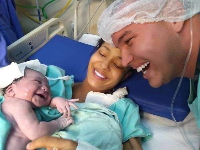 BỐ HÃY NÓI CHUYỆN VỚI THAI NHI TRONG BỤNG MẸ NHIỀU VÀO NHÉ!

Ông bố Brazil ngày nào cũng nói chuyện với con qua bụng vợ, và khi cô bé ra đời, ẻm đã cười thật tươi khi nghe giọng bố ❤

Ông bố chia sẻ "Mỗi ngày tôi đều trò chuyện với con gái đang nằm trong bụng mẹ nó. Tôi luôn nói với con bé rằng tôi yêu nó, bố luôn ở đây và sẽ là ông bố tuyệt vời nhất thế giới! Khi con bé chào đời, nó đã đáp lại tôi thế nào? Một nụ cười ngọt ngào hơn bao giờ hết."