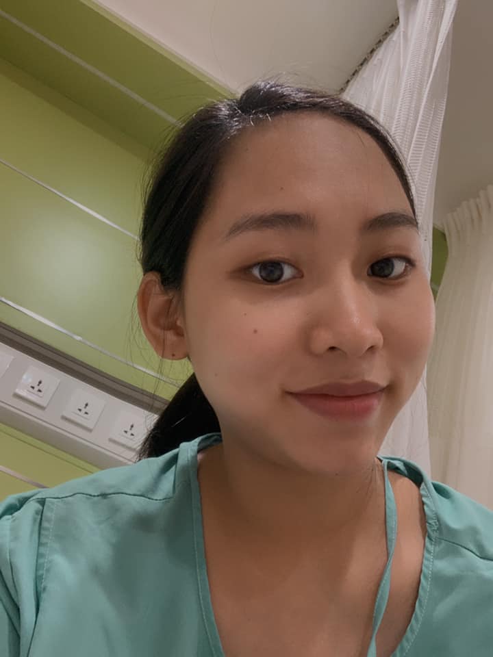Review sinh mổ ở bv Bảo Sơn ạ! 
Em thì không được văn hay chữ tốt nên chỉ có vài dòng đánh giá thôi ạ 😂
Chấm điểm :9,5/10
-Về Bác sĩ : e sinh mổ chủ động , hẹn ngày giờ với bs Cốc, đến ngày 16/5 e sinh bé chuột được cả 2 bs Cốc và bs Phê mổ cho ạ. 2 bác nhiệt tình, vui tính ạ. Vết mổ đẹp! 
-Về phòng ốc, chất lượng dịch vụ: e dùng phòng 2 người thấy ok và ko cần up lên phòng víp, phòng sạch sẽ, y tá luôn túc trực bên ngoài, người nhà chỉ gọi là có mặt thôi ạ, có việc gì gọi y tá đến luôn, đặc biệt e để ý thái độ y tá rất nhiệt tình mặc dù giữa đêm chỉ gọi y tá để thay bỉm cho bé. Về khoản chất lượng phục vụ của y tá thì em đánh giá rất cao, nên mẹ nào có ông xã vụng về cũng ko phải lo nhé!
- Về ăn uống: đồ ăn do Khách sạn Bảo Sơn nấu nên miễn chê ạ, ăn vừa miệng, cháo rất ngon, cơm phần khá đa dạng, 1 mình e ăn ko hết suất vì nhiều thức ăn ạ, ngày 4 bữa cho mẹ và 1 suất ăn sáng cho người nhà. 
-Về liệu trình điều trị, thuốc thang: e thấy so với PSHN thì bên Bảo Sơn truyền và tiêm nhiều thuốc hơn, bản thân e là đứa sợ nhìn kim tiêm nên e hơi hãi ạ. Và chắc là em ko bao giờ quên cảm giác vỡ ven mà truyền thuốc vào nó buốt nó thốn như nào ạ, kinh khủng hơn là đau vết mổ ạ, như cắt da cắt thịt luôn. Bạn y tá có nói là tiêm kháng sinh sẽ hơi buốt nhé, làm mình tưởng nó phải buốt như vậy nên mấy mũi toàn cắn răng chịu đựng, mãi sau mới phát hiện ra vỡ ven, lấy ven mới thì tiêm truyền êm ru chả thấy j luôn ạ. Nếu ko dính vụ vỡ ven này thì ko có điểm gì để chê luôn ạ.
Ở BS có tiêm, truyền co dạ con nên e cũng bị đau mất 1 tiếng, đau vật vã luôn ấy ạ ( e ko dùng gói giảm đau nào, ở viện 4 hôm chỉ 2 viên thuốc đút hậu môn) được cái truyền co dạ con này e thấy bụng nhỏ hơn so với đẻ tập 1, sản dịch nhanh hết hơn, 8 hôm là e hết sạch luôn ạ, tập 1 cứ lây rây phải 20 hôm ạ.
- Về CSKH: chăm sóc khách hàng bên Bảo Sơn ok luôn ạ, có tư vấn dinh dưỡng bầu và sau sinh, e vừa đc bên viện gọi hỏi thăm tình hình sức khoẻ cả mẹ và con. Đi đẻ còn đc mang quà về nhiều hơn đồ mang đi, tặng cả ảnh newborn cho bé.
- Về chi phí, thủ tục: e đky gói 38 tuần đợt tháng 3 nên giảm 25%, nhà e tổng thiệt hại là 25 tr ( đã đx trừ BHYT 2,8tr) e dùng gói 3 lần plasma và lấy máu gót chân 5 chỉ tiêu 800k, thính lực 200k, thủ tục xuất viện cực nhanh. E báo ra viện là họ lên hoá đơn thanh toán. Về chi phí e thấy khá ok và hợp lý ạ.
Tóm lại em thấy khá hài lòng khi sinh ở Bảo Sơn, chúc các mẹ có 1 thai kỳ khoẻ mạnh để chuẩn bị cho công cuộc sinh nở mẹ tròn con vuông!

Nguồn: Công Thúy