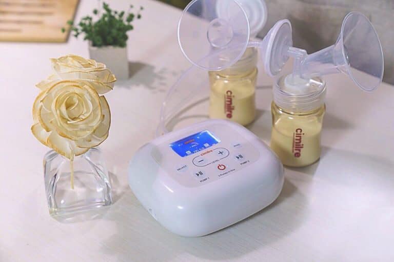 ••• [ REVIEW ] Đánh giá Avent hoa anh đào và các máy hút sữa hot nhất 2020 •••
Bài viết này em xin được review máy hút sữa Avent hoa anh đào, Medela, CM- Bear và một số máy khác. Các mẹ đừng tiếc tiền đầu tư một chiếc máy hút sữa xịn xò nhé. Vì nó sẽ theo mẹ cả quá trình dài, quyết định lượng sữa và cả tinh thần của mẹ nữa. Đừng tiếc tiền mua máy rẻ rồi mua về không hút được, hút đau quá , đâm sợ lại bỏ bê hút sữa. Rốt cục chả có sữa nên con phải ăn sữa công thức thì quá tội
Rồi nhiều mẹ bảo với em là không biết có sữa không, sợ ko có mua về phí. Càng nghĩ vậy thì càng không bao giờ có sữa vì càng ít sữa lại càng cần làm bạn với máy hút.
Các mẹ nên nhớ những giai đoạn đầu sau sinh là giai đoạn vàng. Nếu con chưa bú đc mẹ thì nhất định phải có máy hút sữa. Đừng để mãi mới hút rồi hỏi sao sữa ít thế, kích kiểu gì hả em?…thì em cũng xin chịu. Hãy luôn chuẩn bị những điều tốt đẹp nhất cho con yêu
🦜Review máy hút sữa Avent hoa tuyết (Avent Snow)
Ưu điểm
Ấn tượng đầu tiên là: Ôi đẹp lắm ấy, nhỏ gọn với thiết kế màu trắng trông rất sang chảnh luôn
Về lực hút: Máy hút sữa Avent Snow hút sâu và cạn sữa, nhẹ nhàng kinh khủng. Thậm chí nhẹ hơn lực mút của bé nhà em nữa ý, ko hề cảm giác đau luôn.
Đệm massage hình cánh hoa, không hề kéo hay hằn như medela pump nhưng vẫn hơi đau ạ
Màn hình sáng thuận tiện, hút ban đêm không cần bật điện hay phải rọi đèn. Có cả hiển thị phút hút, tạm dừng, hút/massage chỉnh tuỳ ý.
Dây hút được bịt 2 đầu ko lo bụi bẩn như dòng Medela
Nhược điểm
Vệ sinh em này theo mình là quá lỉnh kỉnh. Vì mỗi lần mình hút sữa xong cữ nào lại lách cách đi rửa và tiệt trùng đôi lúc phát ngại lên í
Bình sữa hơi bé, mỗi bình hút được 125ml.  Mỗi cữ em hút mỗi bên khoảng 150-160ml nếu bình to xíu thì hoàn hảo luôn ấy vì mua bình to quá cũng bất tiện. Hút cứ phải vừa hút vừa đổ ra túi
Phễu hút hơi to, mỗi lần sử dùng với áo hút sữa rảnh tay có phần bất tiện, không ôm sát, khó sử dụng. Nhiều khi hút xong đặt bình xuống phễu nặng quá đổ bình đổ cả sữa ra ngoài.
Nếu đầu ti hơi to thì không nên dùng em này vì sẽ bị chật ních. Em cũng thuộc dạng nhỏ mà còn thấy vừa khít
Sau 2 ngày dùng em này. Em đã cảm nhận quá là nản vì quá mệt mõi, nhiều phụ kiện lắt nhắt
🦜 Review máy hút sữa Medela Pump
Dòng Medela quá hot và thân quen rồi ạ. Tuổi đời siêu lâu trong làng hút sữa.
Ưu điểm
Giá thành của máy hút sữa Medela Pump ổn hơn Avent, phù hợp với nhiều mẹ.
Lực hút của Medela Pump mạnh, mẹ nào ti không nhạy cảm, ưa bạo lực thì dùng em này hợp lí.
Dòng này nổi về việc kích sữa, tăng lượng sữa
Máy cũng có chế độ massage và 7 cấp độ lực hút tuỳ chỉnh
Vệ sinh đồ hút siêu dễ, không lỉnh kỉnh mất thời gian
Có nhiều size phễu cho các mẹ lựa chọn, phù hợp với mẹ nào đầu ti to
Nhược điểm
Nếu mẹ nào ti nhạy cảm như em thì dùng máy hút sữa Medela Pump sẽ thấy cực đau và rát và dễ gây viêm tắc tuyến sữa
Chế độ massage chỉ 2p tự đổi sang chế độ hút. Ví dụ như mình ti nhạy cảm chỉ hút mức 1 thì thích dùng nấc massage hơn nhưng cứ được 2 phút nó lại nhảy sang chế độ hút.
Về độ ồn của máy thì em thấy ồn kinh khủng cũng đỡ hơn Hoa Tuyết tí thôi
🦜 Review máy hút sữa CMBEAR KICHILACHI REAL BUBEE
Ưu điểm
Giá thành rẻ, tầm 550k-850k tuỳ nơi
Lực hút mạnh
Nhỏ gọn xinh xắn
Dây sạc có đầu USB có thể cắm vào sạc dự phòng hoặc máy tính để sử dụng
Chạy êm, rung nhẹ không ồn lắm. Em dùng đợt nằm viện bị áp xe, kì cạch vắt liên tục chỉ sợ máy nào kêu to mọi người xung quanh không ngủ được.
Nhược điểm
Vệ sinh lỉnh kỉnh ngang máy hút sữa Avent, mỗi lần hút xong đi rửa là một cực hình. Em ở trong viện còn không có máy sấy đồ. Rửa xong ngồi lau lau cũng đủ hết ngày, lại còn phải hút liên tục.
Quảng cáo dành cho người hay bị tắc sữa mà mình thấy hút xong vẫn cảm giác như chưa kiệt hết ý. Nằm viện tắc sữa, chớm áp xe 1 tuần dùng máy này hút cả ngày cả đêm liên tục. Lúc nào bác sĩ kiểm tra cũng bắt hút tiếp vì ngực vẫn cứng. Cuối cùng lại phải xách máy khác vào hút, 2 hôm sau cục sưng giảm rõ rệt => ra viện
Đệm massage mình ko biết do có phải mình đang quen dùng Medela từ đầu không. Nhưng lắp vào thì vướng khó hút, bỏ ra thì ko hút được mấy
Không có màn hình led hay gì để nhìn cấp độ hút. Nhiều khi mình hút mình đang dùng chế độ gì, cấp độ nào mình cũng ko biết luôn.
Mạnh nhưng gây ĐAU đầu ti và KHÔNG KIỆT
🦜 Review máy hút sữa Cimilre
Đây là máy hút sữa hiện tại em đang dùng và rất rất hài lòng
Ưu điểm
Thân máy nhỏ gọn,
Tiếng máy khi hút là KHÔNG CÓ ĐỘ ỒN, nhẹ nhàng hơn Avent nhiều luôn. Đặt 2 máy cạnh nhau bật lên mà em giật mình vì độ rung nhẹ nhàng của em ý mọi người ạ. Ngồi trong chăn hút thoải mái mà không sợ bé tỉnh giấc
Mỗi lần sạc dùng được khoảng 3-4 lần hút (2 tiếng). Tiện lợi lắm luôn, em vừa hút vừa tha khắp nhà
Máy có thể nói nhịp hút êm như Avent nên nếu mẹ chọn để kích hút sữa thì quá ổn.
Nhịp hút như em bé ti, máy thiên về massage nên lượng sữa tiết ra rất nhanh, kiệt sữa hoàn toàn và không làm đầu ti bị bong rát hay đau, sướng cực (Điểm này cực giống Avent)
Là chiếc máy duy nhất hiện nay sử dụng 2 động cơ riêng biệt trong 1 chiếc máy. Các mẹ có thể sử dụng 2 chế độ khác nhau cho 2 bên ngực, 1 chiếc máy mà dùng như 2 máy bình thường lun ạ tiện lợi vô cùng. Thích hợp cho những mẹ lượng sữa 2 bên không đều
Em đã đo lực hút, Cimilre hút mạnh hơn cả Avent và Medela luôn. Avent và Medela chỉ tầm 200-250mmHg thôi. Cimilre tận 320-350mmHg cơ
Phụ kiện ít, mỗi lần vệ sinh rất nhẹ nhàng thoải mái. Mình mỗi lần hút chỉ cần tháo phễu, van trắng và bình đi rửa là ok, sướng
Vì phụ kiện nhẹ nên áo rảnh tay có thể hoàn thành tốt nhiệm vụ, ko cần giữ mỏi tay như Avent, vừa hút vừa làm việc vẫn ok
Đệm massage lắp vào hút nhẹ như không, tháo ra vẫn hút rất kiệt luôn nhé
Máy auto 30p là tự ngắn, không sợ các mẹ quên mà hút quá lâu gây tổn thương đầu ti.
Nhược điểm
Phễu chỉ có 1size duy nhất là size 28mm trong bộ máy (Thật ra em lấy máy chuẩn công ty nên nhân viên vẫn chăm sóc tận chân răng lấy nhỏ nhất là sz 24 của bộ đời đầu cho em). Nhưng các mẹ có vòng 1 khiêm tốn không lo nhé vì như e là dùng size 19 của medela nên phễu to lắp đệm massage là vừa khít hút đã lắm luôn. Tháo ra cũng vô tư hút không sợ đau đâu ạ
Máy nhỏ gọn nhưng vẫn không bỏ túi được nên vẫn phải cầm. Mẹ nào muốn vừa hút vừa quét nhà, nấu cơm thì vẫn phải cầm tay hoặc có máy hút sữa Cimilre F1 lực hút tương tự, cực nhỏ gọn chỉ có không hút 2 bên 2 chế độ riêng được thôi.
Van trắng phải rửa cẩn thận không sẽ bị rách
Tạm thời chỉ có vậy vì thực sự ưng lắm nên không biết chê gì cả
🦜 Review máy hút sữa Avent hoa anh đào
Ưu điểm
Về thiết kế: Máy hút sữa Avent hoa anh đào đẹp lắm lắm lắm các mẹ ơi, vẫn giữ nguyên thiết kế sang chảnh của máy hút sữa Avent Hoa Tuyết nhưng thay vào đó là màu hồng bánh bèo siêu cưng.
Về lực hút: Máy hút sữa Avent Snow hút sâu và nhưng vẫn có hiện tượng không kiệt sữa nhưng với Avent Hoa Đào lực hút khoẻ hơn, sâu hơn mà vẫn nhẹ nhàng kinh khủng. Thậm chí nhẹ hơn lực mút của Avent Hoa Tuyết nhưng vẫn siêu kiệt
Đệm massage máy hút sữa Avent hoa anh đào thiết kế đặc biệt, đệm dày nên hút cực êm, hút như không hút , không hề kéo hay hằn, không đau đầu ti như Avent Hoa Tuyết đâu ạ
Màn hình thiết kế y hệt Avent Hoa Tuyết, ánh sáng thuận tiện hút ban đêm không cần bật điện hay phải rọi đèn. Có cả hiển thị phút hút, tạm dừng, hút/massage chỉnh tuỳ ý
Dây hút được bịt 2 đầu không lo bụi bẩn hay nước vào máy như dòng Medela.
Vệ sinh dễ hơn máy hút sữa Avent Hoa Tuyết nhiều ạ, phễu Hoa Đào cổ ngắn nên vệ sinh dễ dàng hơn rất nhiều, số lượng phụ kiện thì vẫn như Hoa Tuyết nhưng rửa dễ hơn nên cũng đỡ mệt hơn ạ.
Phễu hút cổ ngắn hơn nên dễ sử dụng với áo hút sữa rảnh tay hơn Hoa Tuyết. Khi hút xong đặt bình xuống cũng KHÔNG bị đổ bình và sữa ra ngoài như Hoa Tuyết. MỘT SỰ CẢI TIẾN QUÁ TUYỆT VỜI
Nếu đầu ti hơi to không dùng được phiên bản Hoa Tuyết thì với Hoa Anh Đào THOẢI MÁI BON CHEN nhé các mẹ
ĐẶC BIỆT, CÓ THỂ NẰM NGẢ HÚT SỮA cực thoải mái, phụ hợp cho những mẹ sinh mổ hay bị đau lưng ạ. Ước mơ nằm hút đã trở thành hiện thực các mẹ ơi
Tiếng kêu của Avent Hoa Anh Đào cũng nhẹ nhành hơn Avent Hoa Tuyết nhiều đó ạ
Nhược điểm
Bình sữa vẫn giữ nguyên bình cũ 125ml như Hoa Tuyết nên vẫn hơi nhỏ, mỗi cữ em hút mỗi bên khoảng 150-160ml nên bình to xíu thì hoàn hảo luôn ạ. Điểm này khắc phục được nhé các mẹ, có thể thay bằng bình 260ml là ok tha hồ hút ạ
Giá thành HƠI chát, đắt gấp đôi so với Avent Hoa Tuyết đó ạ
Mong rằng chút ít kinh nghiệm chia sẻ sẽ giúp ích các mẹ trong vấn đề chọn máy hút sữa ạ
Nguồn : #mẹbắpcải