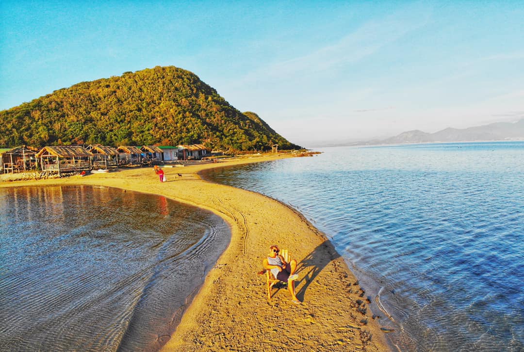 Nay đi chơi. Gặp con em đang bầu. 
Nó kêu "em bầu xấu quá.."
Xời.! Làm sao mà xấu bằng chị mày lúc bầu hả e.?
Cho nó xem ảnh. Nó tí ngất :(((
May mà đẻ xong đứa đầu nó trở về hình dạng ban đầu :))). Mới tự tin để cưới các mày ạ. 
Khoe với các mày hành trình từ lúc bầu tập 1 - cưới - bầu tập 2 - hp gia đình 4 ng - để các mày tự tin hơn khi bầu bí nhé.!!!
Edit 1 : nhiều người thắc mắc là sao đẻ xong mới cưới. Đơn giản là vì cả 2 vợ chồng tao đều ko muốn ba mẹ phải lo cho đám cưới. Nên 2vc tự tích cóp tiền mua nhà, mua xe rồi mới làm đám cưới. Đám cưới của mình mà, dùng tiền của mình nó mới thoải mái. Heee
Edit 2 : Cái ảnh gia đình tao đi con đờ rem. Các mày chê là tao dùng như phá - ý là chê chồng tao tã hả.?? Làm lão buồn, khóc mấy chậu nước mắt. Nên xin phép bổ sung thêm ảnh lão lúc bình thường nhé. Ảnh kia là nhà tao đi xuyên việt tận 26 ngày nên ko cắt tóc cắt tai gì, lại gió biển thổi nên nhìn hơi kinh tí thôi :))))

Nguồn: Trang Phạm