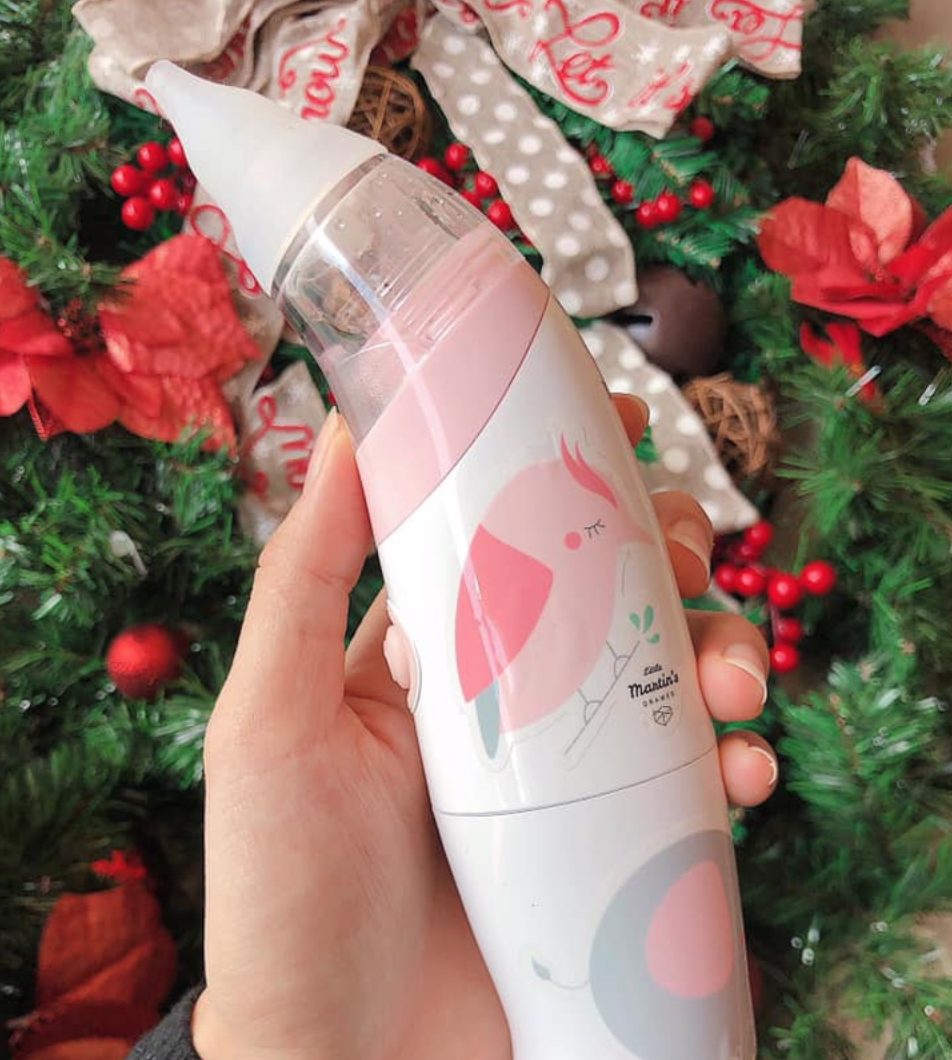 REVIEW MÁY HÚT MŨI TỰ ĐỘNG SỊN XÒ LITTLE MARTIN’S US: 

Trước đây, khi chia sẻ phương pháp trị sổ mũi/ngạt mũi cho bé từ sơ sinh tới lớn mình đã từng nhắc tới chiếc máy hút mũi tự động xinh xắn Little Martin thường dùng cho bạn Sâu, hnay mình sẽ review chi tiết hơn về chiếc máy này cho các mẹ quan tâm nhé. 

Trong list vật dụng chuẩn bị sẵn cho bé hẳn mẹ nào cũng sắm một chiếc máy hút mũi, bằng tay hoặc tự động đúng không? Dụng cụ hút mũi mình dùng cho 2 bạn Sâu Seed là chiếc máy hút mũi tự động của Little Martin’s- 1 trong những brand đồ baby cao cấp, phát triển theo hướng giải pháp và tập trung vào chất lượng rất được các mẹ Mỹ ưa chuộng. Giá 1triệu2 (rất đáng đầu tư vì chất liệu cao cấp, bền dùng mấy bé cũng được, dễ vệ sinh, dùng thích, êm, nhẹ, bạn Sâu tự đòi hút chứ không cần bắt ép)

Vì sao mình lựa chọn máy hút mũi tự động Little Martin cho 2 bạn Sâu Seed giữa khá nhiều hãng sxuat máy hút mũi ?

1. LỰC HÚT MẠNH NHƯNG KHÔNG HỀ GÂY ẢNH HƯỞNG NIÊM MẠC MŨI BÉ TỪ SƠ SINH: Thứ nhất, chiếc máy hút mũi này đã được FDA chứng nhận an toàn 100% cho bé từ sơ sinh. Đầu hút rất mềm làm từ silicon y tế, không gây hại, không ảnh hưởng đến niêm mạc mũi của bé, lực hút tự động với 2 size đầu hút vừa với mũi của tất cả các bé.

2. SỬ DỤNG DỄ DÀNG, BÉ NÀO CŨNG THÍCH: So với những dòng máy hút mũi khác, Little Martins có thiết kế gọn nhẹ, nhỏ nhắn nằm gọn trong lòng bàn tay, giúp cả mẹ và bé dễ cầm nắm, điều khiển vô cùng đơn giản, chỉ bằng cách ấn nút đơn giản và sử dụng với 1 tay. Mẹ nào đã dùng Little Martin’s có thể nhận ra ngay, dòng hút mũi này có ưu điểm tiết chế được tiếng ồn khá tốt, hạn chế khiến bé bị giật mình, hoảng sợ. Như bạn Sâu bây giờ, chỉ thích tự cầm tay hút mũi, thỉnh thoảng mới cần tới sự hỗ trợ của mẹ thui.

3. CHẤT LIỆU CAO CẤP BỀN BỈ, DỄ DÀNG SỬ DỤNG VÀ VỆ SINH: Tiếp đó, vỏ ngoài của Little Martins có khả năng chống thấm tốt, dễ tháo lắp. Điều này giúp các mẹ có thể dễ dàng vệ sinh cả bên ngoài thân máy lẫn cốc đựng dung dịch mũi và vòi hút silicon. Độ bền và động cơ của dòng hút mũi cao cấp này rất tốt, điều này cũng dễ hiểu vì những sp được lưu hành tại Mỹ liên quan đến sức khoẻ được kiểm định rất gắt gao. 

4. THIẾT KẾ HIỆN ĐẠI, XINH XẮN: Cuối cùng, mẹ nào là tín đồ Pastel giống mình thì sẽ mê mệt ngay màu hồng baby hoặc xanh ngọc kết hợp với sticker chú voi nhỏ, con chim gõ kiến, con cá heo vô cùng đáng iu luôn được hãng tặng kèm trong bộ sản phẩm. Có lẽ chính vì cái máy hút mũi xinh quá nên hầu như bé nào cũng thích, bạn Sâu luôn nghĩ đây là đồ chơi của bạn, chỉ cần có mũi sẽ tự động lấy và hút 1 cách vui vẻ.

5. ĐỒ TẶNG KÈM CHẤT LƯỢNG: 1 điểm thú vị khi mua máy hút mũi này đó là bạn được tặng kèm 01 chiếc bấm móng tay đựng trọng hộp. Thường đồ tặng kèm của các hãng khác chất lượng mình thấy cũng bình thường, nhưng chiếc bấm móng tay này sịn xò lắm các mẹ ạ, đã đẹp, chất liệu cao cấp lại dùng rất thích nữa. Vote 5 sao cho Little Martin’s vì chi tiết đáng giá này ^^ 

Nói chung là gói gọn trong mấy từ: hiệu quả- chất lượng- đẹp xuất sắc xứng đáng giá tiền ! 

✔️ Giá: 1,2 triệu/máy, có 2 màu xanh & hồng pastel