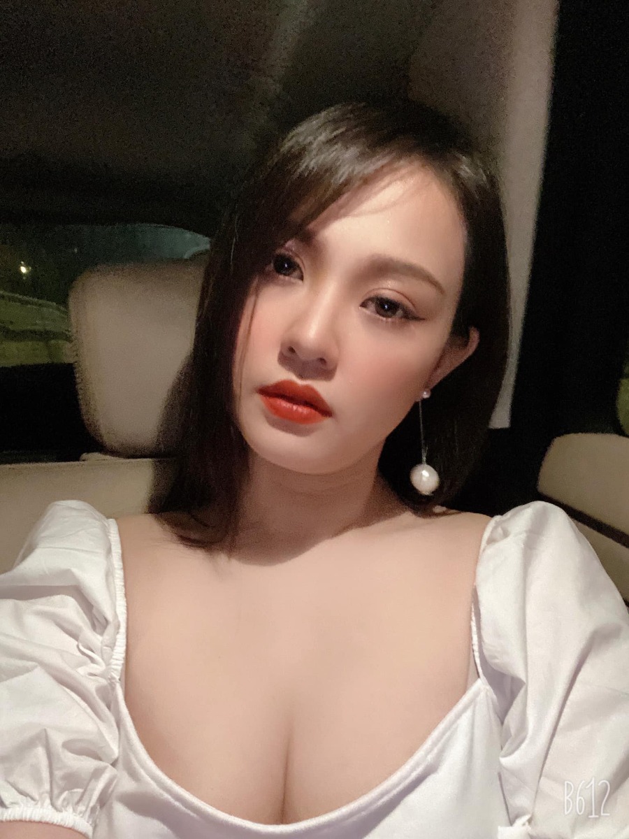 HÀNH TRÌNH LÀM MẸ, HÀNH TRÌNH LẤY LẠI VÓC DÁNG 🍀🍀🍀
Hôm nay con trai ngủ sớm, ngồi chia sẻ với các mẹ cảm xúc của bà mẹ 30 tuổi mới sinh con lần đầu 💕
Ngắm con trai 18 tháng ngủ ngoan, trải qua cùng con 18 tháng đầy cảm xúc, thấy lúc này bình yên thực sự.
Trước khi sinh bé mình là nhân viên ngân hàng khá bận rộn, ngoài kiến thức các cụ thân sinh truyền lại thì cũng vội dắt lưng vài quyển sách sinh sản và cóp nhặt kiến thức trên mạng. Tậm trạng vừa hồi hộp mong chờ, vừa lo lắng, bỡ ngỡ! 
Lúc lên bàn đẻ mình nặng 85kg, tăng 20kg so với trước khi mang bầu, mình cũng ăn uống có kiểm soát lắm nhưng do cơ thể hấp thụ tốt lại ko nghén nên tăng cân quá mức, bị tiểu đường thai kỳ!
Mình ko có cơn co nên đến ngày dự sinh bác sĩ chỉ định mổ. Trvia con nặng 3,93kg, khoẻ mạnh. Sau 4 ngày trong viện thì mình có sữa về, mình chịu khó ăn uống, vắt sữa đều nên sữa nhiều, tích trữ tủ lạnh con dùng đến 6 tháng.  
Vì chế độ ăn nhiều dinh dưỡng nên sau sinh mình cũng ko giảm cân được nhiều, béo xấu mà chồng lại trẻ nên mình quyết tâm thay đổi bản thân. Hiện giờ mình đã giảm đc 25kg 🥰
Hnay hứng chí chia sẻ với các mẹ sau sinh giảm cân hiệu quả mà nếu cho con bú vẫn ko ảnh hưởng đến sữa! 
🍀 Sau 1,5 tháng với mẹ đẻ thường, 3 tháng với mẹ đẻ mổ là có thể tập thể dục nhẹ nhàng, đi bộ, chạy chậm, tập động tác yoga đơn giản (trên youtube), tăng dần cường độ tập.
🍀 Tập Kegel ngày 2 lần: vừa đào thải sản dịch, thu hẹp cửa mình (mẹ nào chưa bít search google)
🍀 Uống trà vằng: vừa lợi sữa, vừa giảm cân
🍀 Chế độ ăn: tăng rau xanh, hoa quả, giảm tinh bột, chỉ uống sữa tươi ko đường nóng sau 8h tối (vừa kích sữa về vừa đỡ đói)
🍀 Sử dụng hỗ trợ của thuốc giảm cân thảo dược: loại ko ảnh hưởng đến sữa, chỉ làm giảm cảm giác thèm ăn (vì mẹ sau sinh luôn đói, ăn rất ngon miệng)
🍀 Bôi kem tan mỡ, đeo gen bụng ít nhất 8h/ngày (vết thương lành, hết sản dịch mới đeo gen nha)
🍀 Uống đủ nước, ngủ đủ giấc, nhờ sự trợ giúp của các thành viên trong gia đình trong việc chăm bé để tránh bị stress vì khi căng thẳng sẽ làm tăng cân!
Đó là tip cơ bản mình đã áp dụng thành công trong việc giảm cân 💕
Chúc các mom nuôi con khoẻ, dạy con ngoan, và đặc biệt phải luôn xinh đẹp nha 💕

Nguồn: Nguyễn Ngọc Tuyết