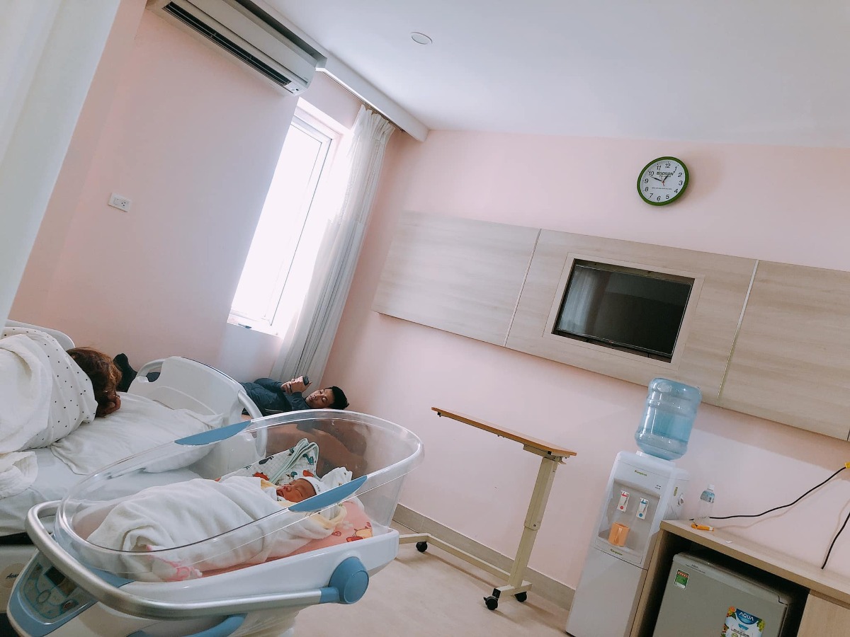 REVIEW ĐẺ TẠI BỆNH VIỆN BẢO SƠN

Vậy là đã 1 tháng trôi qua, kể từ ngày 2 mẹ con mình vượt cạn cùng các Y Bác Sỹ tại Bệnh viện Bảo Sơn.🌼
Khi vào nhóm chắc chắn cũng nhiều ng muốn tìm hiểu về dvu ở BS như e lúc đang tìm hiểu nên e sẽ chia sẻ chút vs mng.
 Hôm nay có time rảnh rỗi để ngồi viết chút review cho chị e tham khảo!
- Đứa đầu e chọn Phụ Sản HN vì tuyến đầu ngành cho yên tâm. E đẻ dịch vụ mà nghĩ đến h vẫn sợ, quá đông ạ, mở hết 10p r mà con e lại quậy quá nên bsy chỉ định mổ. Mổ xong 2 ngày thì về, chuyên môn khỏi phải bàn nhg dịch vụ thì chắc ai đi rồi sẽ hiểu.
- Đứa thứ 2 e quyết định mổ chủ động bvien tư. Vì đúng đợt dịch, phụ sản sẽ rất đông e cũng lo, mà cũng muốn vượt cạn dịch vụ tốt xíu. Sau khi tìm hiểu thì quyết định mổ lần 2 tại Bệnh Viện Đa Khoa Bảo Sơn.
👐🏻 Lần này, đi đẻ nhàn quá các bác ạ! E đến khám tuần thứ 36, thủ tục lm hồ sơ có nhân viên tư vấn lm hết, mih cũng k phải lz. Khám xét nghiệm trước sinh e thấy kỹ, nhiệt tình, có bạn tư vấn viên đưa đi khám từng khâu rất nhanh chóng, ko lo bỡ ngỡ. Khám xong sang ăn sáng tại Bảo Sơn Hotel rồi quay về lấy kết quả.
- Có những mức giá theo tuần đky tư lúc mới bầu cho tới lúc đẻ. E chọn gói 38w đẻ mổ lần 2. Đúng đợt này đang đc giảm giá. Đẻ xong lú quá e hay quên, mà cũng ck trả viện phí nên k nhớ chi tiết.
- Đi đẻ đúng nhàn tênh, các bác chỉ cần mang bộ quần áo của mẹ và bé hôm xuất viện thôi nhé. Đồ ở bệnh viện cbi cho đầy đủ hết rồi.
- Tiếp đến là hôm đi mổ chủ động. Cứ thế đi đến lên thẳng vào lm các bước trước mổ, xong xuôi chuyển vào phòng mổ. Lần này, cảm giác còn sợ hơn lần 1. Lần đầu đau đẻ e ko khóc đâu, bsy bảo mổ cái nước mắt chảy ròng ròng, cơ thể yếu ớt tn mổ xong tiếp xúc da với con xong ngất luôn nên thiếp đi khoảng 2,3 tiếng tỉnh dậy rồi mới đc chuyển về hậu phẫu. Nên mổ l2 e vẫn sợ lắm. Mà các bác sỹ, hộ sinh cứ cổ vũ, khích lệ tinh thần nên e cũng bớt lo. Nói chuyện đc vài câu thì thấy cu con oe oe ra chào mẹ roi. Lúc này cả ê kíp mổ lại tiếp tục nchuyen vs e rất vui và rôm rả. Lần mổ 2 này e ko ngất cơ mà cũng bị nôn 2 lần ở phòng hậu phẫu, xong phải tiêm chống nôn ms hết. Nchug cả 2 lần mổ e đều bị tác dụng của gây tê tuỷ sống.
- Chuyển về phòng thì e book phòng up lên phòng riêng là 1tr4/ngày. E ở viện 4 ngày.
Gói mình đky ở viện là phòng sẽ ở 2 sản phụ, e up lên thì ở 1 mình nên phát sinh thêm khoản này. Ở phòng thường thì có đủ 4 bữa cho sản phụ và 1 bữa sáng cho ng nhà sang khách sạn ăn. E up lên phòng dịch vụ thì cả ng nhà cũng đc mang 3 bữa tại phòng và phiếu ăn sáng bên khách sạn.
- Về phòng sau sinh, bác sỹ Cốc ( mổ chính) cho mình về hỏi han rất chu đáo và bác tiêm mũi giảm đau sau sinh cho mình cũng xuống hỏi han liên tục xem có đau ko, rồi kiểm tra ống giảm đau thg xuyên.
+ Đêm đầu tiên sau khi mổ xong các y bác sỹ vào hỏi han thường xuyên, cứ 1,2 tiếng lại có điều dưỡng vào ktra, thay dịch, tiêm kháng sinh. 
+ Hết giảm đau 48h lúc này e đau quá, thì mỗi ngày đc đặt 2 viên giảm đau nữa ko thì chắc xỉu qá.(mổ l2 đau hơn l1 gấp trăm lần ce ạ 🤣)
+ Tối có điều dưỡng trực phòng kế bên nếu cần gì cứ gọi họ sẽ thay bỉm, pha sữa,.... cho. Nhg mẹ vs ck e làm hết roi cũng ko gọi. Chỉ lúc nào e đau ms gọi, nhg tối họ cũng thi thoảng vào ktra rồi.
+ Bị tắc tia sữa lúc nửa đêm gọi điều dưỡng sang massage tay cho ko thì chắc hôm sau e là e bị nặng lun mất.
+ Dịch vụ tốt quá, nhiều sự quan tâm quá nên e ko nhớ hết mà kể chi tiết với mọi ng luôn. Nhiệt tình từ lao công vào dọn vệ sinh ngày 2 lần rất cẩn thận và niềm nở cho đến nhân viên bên khách sạn mang đồ ăn sang cũng rất nhiệt tình. 
+ Đồ ăn ngon, thay đổi menu mỗi ngày cho sản phụ lưah chọn đa dạng, ko bị ngán.
- Ngày nào bác sỹ cũng qua hỏi han. Hôm cuối xuất viện ra thanh toán thêm những khoản phát sinh và lấy giấy tờ rất nhanh.
- Bvien còn đặt thuốc đây dịch cho ra nhanh nên ve nhà e chỉ còn xíu dịch vài hôm là sạch, chứ ko như lần đầu về cả tháng ms sạch.
- Ngày nào cũng tiêm co dạ con nên sau mấy hôm ở viện về bụng e xẹp lép luôn, chứ ko như lần đầu về bung như cái rổ, da con co mấy tháng mới nhỏ lại.
- Chiếu tia laser giúp khô vết mổ nhanh. Tvia vết mổ đẹp lm ạ.
- Bệnh viện tặng quà sau sinh. Mẹ và bé sẽ đc care trong vòng 1 thánh sau sinh có vấn đề gì cứ xuống viện ktra ạ. Bsi Thắm nổi tiếng chữa tắc tia sữa tại bvien nói cứ tắc là xg gặp bác ko cần phải đi đâu chữa cả.
- À! Và khoản đo chỉ số BMI là e thích nhất. Bác Sỹ lên thực đơn bữa ăn dinh dưỡng đảm bảo sữa cho con mà mẹ lại về cân nặng lý tưởng với chiều cao.
+Trước bầu  e 53kg( vì đẻ đứa đầu xog khó giảm về dáng lúc con gái qá) lên bàn đẻ 69kg. 
Đẻ xong hôm về nhà cân là 62kg, Sau 10 ngày cân lại h còn 58kg. Đấy là e còn thèm quá nên ăn dư chỉ tiêu chút xíu, nếu ko chắc giảm nhanh nữa. Bác Sỹ đg lên chỉ tiêu cho e xg 48. Hy vọng thành công hihi 😋
- Bệnh viện còn tặng gói chụp ảnh newborn cho bé nữa ạ.
❤️❤️❤️ Nói chung e rất hài lòng về mọi dịch vụ ở bệnh viện. Tính ra e thấy rẻ chứ ko hề đắt chút nào so với chất lượng nhận đc.
Riêng tiền phòng ở chất lượng, thuốc thang chu đáo, mọi thứ bvien lo tất chi việc đi ng ko. Còn lần đầu e đi đẻ dịch vụ mà nghĩ thấy ngán thật sự.
💸Đợt này đang đc giảm giá khoảng 10triệu nên xong tất e hết khoảng 35tr.
Các chị cứ ib hỏi e khỏi phải lăn tăn ạ.
À mổ đắt hơn chứ đẻ thường thì rẻ 1 nửa đấy ạ. Đẻ thường còn ko phải mất 3trieu mũi giảm đau 48h sau mổ nữa.
👉🏻👉🏻👉🏻Đây là chút chia sẻ của e về quá trình đi đẻ, và chút review về Bệnh viện đa khoa Bảo Sơn cho chị e tham khảo ạ. Mong giúp ích đc cho chị e.