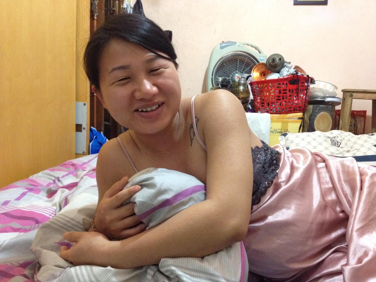 Nay đi chơi. Gặp con em đang bầu. 
Nó kêu "em bầu xấu quá.."
Xời.! Làm sao mà xấu bằng chị mày lúc bầu hả e.?
Cho nó xem ảnh. Nó tí ngất :(((
May mà đẻ xong đứa đầu nó trở về hình dạng ban đầu :))). Mới tự tin để cưới các mày ạ. 
Khoe với các mày hành trình từ lúc bầu tập 1 - cưới - bầu tập 2 - hp gia đình 4 ng - để các mày tự tin hơn khi bầu bí nhé.!!!
Edit 1 : nhiều người thắc mắc là sao đẻ xong mới cưới. Đơn giản là vì cả 2 vợ chồng tao đều ko muốn ba mẹ phải lo cho đám cưới. Nên 2vc tự tích cóp tiền mua nhà, mua xe rồi mới làm đám cưới. Đám cưới của mình mà, dùng tiền của mình nó mới thoải mái. Heee
Edit 2 : Cái ảnh gia đình tao đi con đờ rem. Các mày chê là tao dùng như phá - ý là chê chồng tao tã hả.?? Làm lão buồn, khóc mấy chậu nước mắt. Nên xin phép bổ sung thêm ảnh lão lúc bình thường nhé. Ảnh kia là nhà tao đi xuyên việt tận 26 ngày nên ko cắt tóc cắt tai gì, lại gió biển thổi nên nhìn hơi kinh tí thôi :))))

Nguồn: Trang Phạm