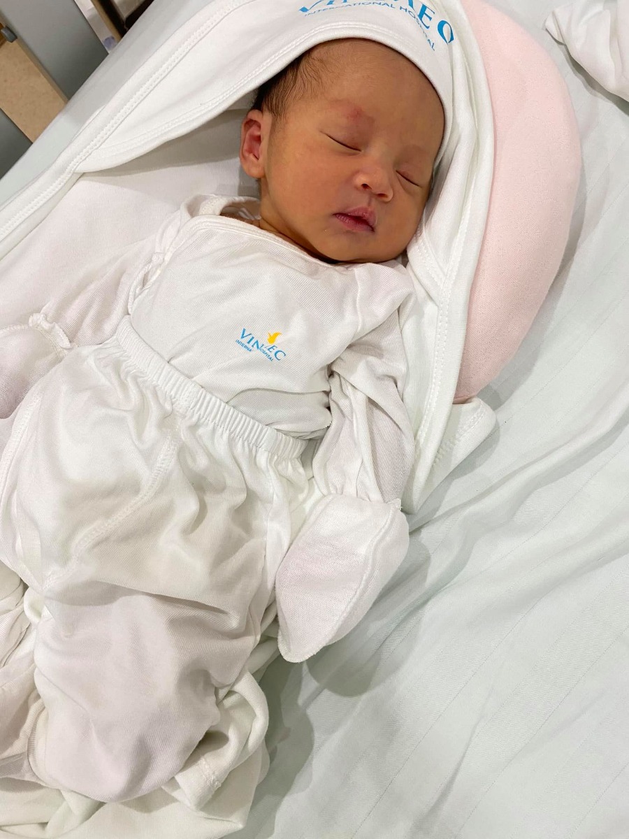 ▪Review về Vinmec Central Park. Thấy nhiều mom lăn tăn vs cả nghe chê nhưng e trải nghiệm thì cảm thấy 10 điểm cho dịch vụ. Mom nào có kinh tế tí thì lựa chọn bv này theo e là hợp lí nếu thai kì k có j qá nhìu bất thường.
▪E dự tính sinh ở vinmec ĐN nhưng có việc nên huỷ gói ở ĐN vào Sg mua lại gói từ tuần 36, ở ĐN thì rẻ hơn nhiều, e mua từ 12 tuần là 33tr, cơ sở vật chất hiện đại 3D 4D j có hết ( cái này ở SG k có ) , ph khám ở ĐN rất to và đẹp, SG cũng k to bằng. E vào SG ở tuần 36 và mua ở Vin gói 36 là 37200k cho đẻ thường ( gồm 4 lần khám , xét nghiệm , ... ) + chuyển dạ . 
▪Nếu k mua gói thì khám khá mắc, 1200k k đặt lịch vs tiền khám nữa thì mỗi lần khám tầm 2tr hơn, còn có đặt lịch thì giá 700k + tiền khám e nhớ v k nhớ chính xác lắm. Ph khám thì sạch sẽ yên tĩnh, bác sĩ nhẹ nhàng cực kì và tư vấn từng giai đoạn , vẫn khuyến khích sinh thường , k việc j phải mổ, trừ tr hợp nào lợi cho mẹ hơn thì làm 
✔️ Nói đi đẻ ở Vin k cần đem theo j là 9 xác 100% nha, có khi các mom k cần mua j sơ sinh luôn cũng có vì Bv cho e 2 xách đồ to trong đó có 8 bộ đồ áo qần ,tất ,chân ,tay ,mủ và cả khăn choàng luôn, bỉm merries đủ xài về tới nhà còn xài đc thêm tuần. Đồ mẹ thì miếng lót, bỉm mẹ, qần giấy, áo bv đem vào thay mỗi ngày. Bv cho cả sữa tắm e bé chai bự vs 3 bịch giấy ướt nhật , khăn sữa ,ncl k cần đem j ngoài đồ mag về của mẹ. Thích nhất là đồ xịn vl, tất cả là của NOUS , mềm mịn mát, khăn choàng thì đẹp dày. Tới h vẫn dư 4 bộ đồ 4 khăn choàng vì xài k hết còn y trong bọc 😂😂
▪️Hành trình đi sinh khá vui , e sinh trúng ngày cách li xã hội, sáng sớm ra nc ối 2vc e đi xe máy ung dung ngắm phố xá mát mẻ r tới bv bsi sau 2 lần khám thấy e nhìu cơn gò mà e k hề đau ( trômk vía e may mắn sao gò mà e k thấy đau ) bsi bảo vỡ ối nếu muốn sinh thường thì trong vòng 6t nữa sẽ sinh, nhưng tỉ lệ thành công chỉ 30% còn 70% là mổ, nghe v ck e đki mổ luôn. Gói mổ 36 tuần là 52xxx nha, thế là vào mổ. Ph ốc thì như ksan ấy, y tá phát đồ và hướng dẫn tắm dùng gạc chùi bụng cho sạch sẽ r lên giường đi mổ. 
Ph mổ to và hiện đại cực kì, luôn có y tá túc trực nc vs mình cho đỡ hoang mag. Rồi e gặp bsi gây mê, nc qa lại hỏi han zui zẻ xong e đc đưa vào ph mổ. Đầu tiên là gây tê màng cứng, k đau tí nào chỉ lạnh lạnh. Xong là quay ng e mổ luôn. Ekip mổ e nhớ gần 10 ng . 2 bsi nhi , 2 bsi chính , 2 gây tê , rồi vài y tá phụ. Lúc mổ e vs a bsi gây mê liên tục nc vui vẻ bt k sợ j cả, y tá bsi luôn hỏi han nên k sợ thật, rồi đang nc bsi bảo e bé ra rồi nha mẹ, lúc đó mới b là xong. Trong khj bsi may thì e bé đc khám ngay dưới máy sưởi trong ph có thể nhìn thấy. Nói chung e đi đẻ nó nhanh như cơn gió xong xuôi. Vết mổ may ai cũng khen đẹp
Xuống bàn mổ tới ph hồi sức, đọc trên mạng thấy lạnh rồi ghê sợ đủ thứ nhưng e thấy ở vin họ cho cả máy sưởi thổi vào mền nên k lạnh mấy ngoài hơi răng va vào nhau do tdung phụ của thuốc tê thôi 🤣 bsi luôn túc trực cần j có đó, à lúc này ng nhà đc vào r nha. E bé sau khi đc khám sàn lọc thì đc vào ph này vs mẹ luôn để gặp ng nhà. Xong xuôi khi nào về ph thì e bé đc về. À qên tr lúc về ph sẽ đc tiêm 2 mũi ở gần hông để giảm cơn đau gò tử cung, thế là chả đau gì luôn 🥰 xuống ph thì truyền giảm đau 1 ngày còn các ngày sau thì 8t đặt thuốc giảm đau 1 lần nên lúc này tranh thủ đứng dậy tập đi nha
▪️E chỉ thấy đau sau vết mổ là hơi thốn, cảm giác như đứt 10 ngón tay 1 lúc, rát rát v đó nói chung là vẫn trong giới hạn cho phép ( e là đứa nhát cấy sợ đau ) nằm 1 ngày là đứng dậy đi tắm đc r 🤪 ngày đầu chưa đứng dậy đc thì các cô vào vệ sinh 
▪️Sau 24h e bé đc các cô đẩy đi tắm và tắm mỗi ngày sau đó luôn. Ph đc dọn mỗi ngày, thay ga, gối, đồ của mẹ. Lau dọn sạch sẽ thơm tho. Đồ ăn thì đúng h đem vào, menu từng ngày các mẹ tuỳ chọn. Toàn đồ ăn xịn như cá hồi, thịt bò mỹ ola pla. Ngoài ra bữa xế bánh trái vs sữa thì phát mỗi ngày 3 lần 😂, do dịch k ra vào đc nên đồ ăn ng nhà 120k 1 suất ăn mỗi buổi, ngày 3 buổi nhân lên 🤣 cần j cứ bấm nút y tá chạy vào ngay lập tức
▪️Tới ngày cuối e bé mình có dấu hiệu vàng da nên nằm nôi đèn 3tr 1 ngày xịn xò. Tr khi ra viện đc lấy máu để sàn lọc nhóm máu vs các món bị dị ứng pla pla .... bsi thăm khám vết mổ mỗi ngày, bsi nhi cũng vậy. Ở đây đầy đủ mọi thứ, ngay cả khi chưa có sữa thì cũng có máy pha sữa công thức, máy hâm sữa, y tá sẽ làm giúp bạn hết
▪️ ra viện đóng thêm gần 6tr phát sinh là nằm nôi đèn vs tiền ăn j j đó thôi
✔️ Tóm laii nếu có lần 2 thì e cũng chọn Vin. Tr khi đẻ đọc thấy ghê qá nhưng trải nghiệm ở Vin về thì e k sợ lần 2 nữa đâu ạ 😂 sau đây là vài hình ảnh minh hoạ . À e có tham khảo hạnh phúc nhưng xa qá ở tận bình dương, AIH nghe bảo cũng đẹp nhưng chưa qa , còn SIH thì e có ghé khám lần đầu tiên khi tới Sg thông qa lời rw các mom trên đây, khám xong k đợi kq e bỏ về luôn vì thấy ph khám bé hẹp lại tối, vs cả ngày đó e đi gặp trúng mấy bác k ân cần nên ấn tượng k tốt j hết, cá nhân e thấy máy móc cơ sở vật chất khá tệ 😢 khá làm tiền nữa, bắt e mua gần 1tr tiền thuốc tới h còn y, ở vinmec hỏi e ún thuốc bầu j, e tloi prenatal thì bác bảo v đủ r viên đó đầy đủ ( giống bsi bên mỹ, ng nhà e ở bênh đó cũng bảo chỉ cần ún 1v này là đủ )