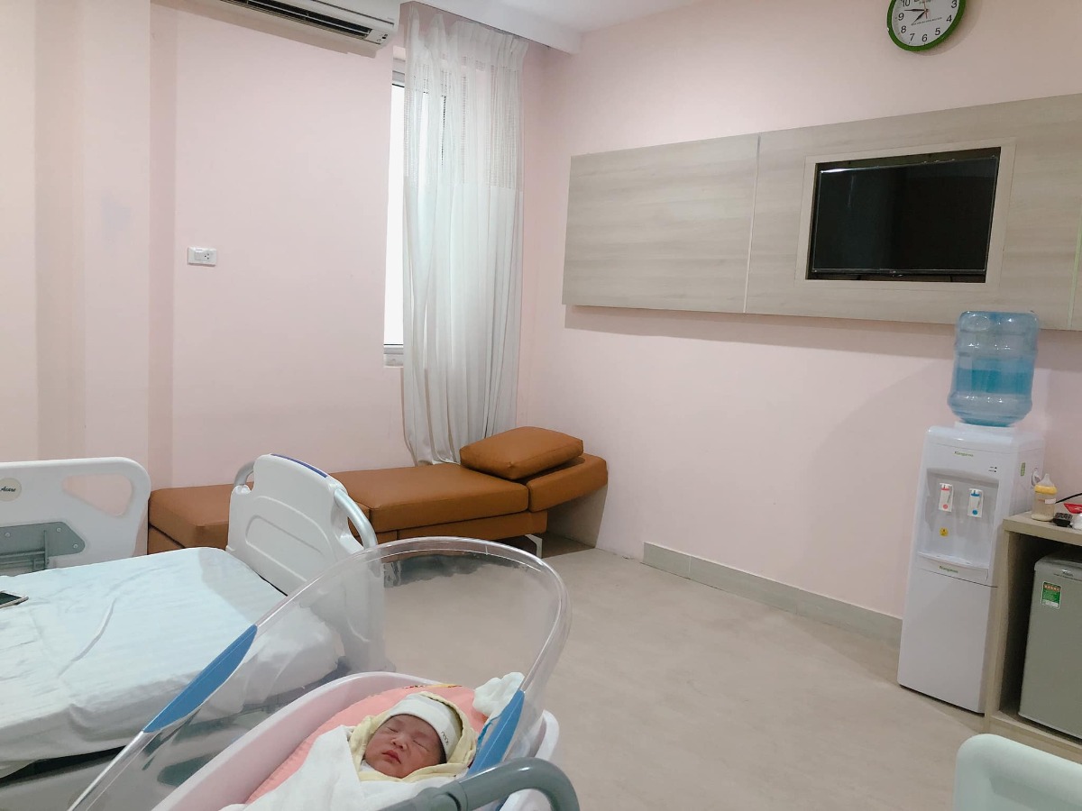REVIEW ĐẺ TẠI BỆNH VIỆN BẢO SƠN

Vậy là đã 1 tháng trôi qua, kể từ ngày 2 mẹ con mình vượt cạn cùng các Y Bác Sỹ tại Bệnh viện Bảo Sơn.🌼
Khi vào nhóm chắc chắn cũng nhiều ng muốn tìm hiểu về dvu ở BS như e lúc đang tìm hiểu nên e sẽ chia sẻ chút vs mng.
 Hôm nay có time rảnh rỗi để ngồi viết chút review cho chị e tham khảo!
- Đứa đầu e chọn Phụ Sản HN vì tuyến đầu ngành cho yên tâm. E đẻ dịch vụ mà nghĩ đến h vẫn sợ, quá đông ạ, mở hết 10p r mà con e lại quậy quá nên bsy chỉ định mổ. Mổ xong 2 ngày thì về, chuyên môn khỏi phải bàn nhg dịch vụ thì chắc ai đi rồi sẽ hiểu.
- Đứa thứ 2 e quyết định mổ chủ động bvien tư. Vì đúng đợt dịch, phụ sản sẽ rất đông e cũng lo, mà cũng muốn vượt cạn dịch vụ tốt xíu. Sau khi tìm hiểu thì quyết định mổ lần 2 tại Bệnh Viện Đa Khoa Bảo Sơn.
👐🏻 Lần này, đi đẻ nhàn quá các bác ạ! E đến khám tuần thứ 36, thủ tục lm hồ sơ có nhân viên tư vấn lm hết, mih cũng k phải lz. Khám xét nghiệm trước sinh e thấy kỹ, nhiệt tình, có bạn tư vấn viên đưa đi khám từng khâu rất nhanh chóng, ko lo bỡ ngỡ. Khám xong sang ăn sáng tại Bảo Sơn Hotel rồi quay về lấy kết quả.
- Có những mức giá theo tuần đky tư lúc mới bầu cho tới lúc đẻ. E chọn gói 38w đẻ mổ lần 2. Đúng đợt này đang đc giảm giá. Đẻ xong lú quá e hay quên, mà cũng ck trả viện phí nên k nhớ chi tiết.
- Đi đẻ đúng nhàn tênh, các bác chỉ cần mang bộ quần áo của mẹ và bé hôm xuất viện thôi nhé. Đồ ở bệnh viện cbi cho đầy đủ hết rồi.
- Tiếp đến là hôm đi mổ chủ động. Cứ thế đi đến lên thẳng vào lm các bước trước mổ, xong xuôi chuyển vào phòng mổ. Lần này, cảm giác còn sợ hơn lần 1. Lần đầu đau đẻ e ko khóc đâu, bsy bảo mổ cái nước mắt chảy ròng ròng, cơ thể yếu ớt tn mổ xong tiếp xúc da với con xong ngất luôn nên thiếp đi khoảng 2,3 tiếng tỉnh dậy rồi mới đc chuyển về hậu phẫu. Nên mổ l2 e vẫn sợ lắm. Mà các bác sỹ, hộ sinh cứ cổ vũ, khích lệ tinh thần nên e cũng bớt lo. Nói chuyện đc vài câu thì thấy cu con oe oe ra chào mẹ roi. Lúc này cả ê kíp mổ lại tiếp tục nchuyen vs e rất vui và rôm rả. Lần mổ 2 này e ko ngất cơ mà cũng bị nôn 2 lần ở phòng hậu phẫu, xong phải tiêm chống nôn ms hết. Nchug cả 2 lần mổ e đều bị tác dụng của gây tê tuỷ sống.
- Chuyển về phòng thì e book phòng up lên phòng riêng là 1tr4/ngày. E ở viện 4 ngày.
Gói mình đky ở viện là phòng sẽ ở 2 sản phụ, e up lên thì ở 1 mình nên phát sinh thêm khoản này. Ở phòng thường thì có đủ 4 bữa cho sản phụ và 1 bữa sáng cho ng nhà sang khách sạn ăn. E up lên phòng dịch vụ thì cả ng nhà cũng đc mang 3 bữa tại phòng và phiếu ăn sáng bên khách sạn.
- Về phòng sau sinh, bác sỹ Cốc ( mổ chính) cho mình về hỏi han rất chu đáo và bác tiêm mũi giảm đau sau sinh cho mình cũng xuống hỏi han liên tục xem có đau ko, rồi kiểm tra ống giảm đau thg xuyên.
+ Đêm đầu tiên sau khi mổ xong các y bác sỹ vào hỏi han thường xuyên, cứ 1,2 tiếng lại có điều dưỡng vào ktra, thay dịch, tiêm kháng sinh. 
+ Hết giảm đau 48h lúc này e đau quá, thì mỗi ngày đc đặt 2 viên giảm đau nữa ko thì chắc xỉu qá.(mổ l2 đau hơn l1 gấp trăm lần ce ạ 🤣)
+ Tối có điều dưỡng trực phòng kế bên nếu cần gì cứ gọi họ sẽ thay bỉm, pha sữa,.... cho. Nhg mẹ vs ck e làm hết roi cũng ko gọi. Chỉ lúc nào e đau ms gọi, nhg tối họ cũng thi thoảng vào ktra rồi.
+ Bị tắc tia sữa lúc nửa đêm gọi điều dưỡng sang massage tay cho ko thì chắc hôm sau e là e bị nặng lun mất.
+ Dịch vụ tốt quá, nhiều sự quan tâm quá nên e ko nhớ hết mà kể chi tiết với mọi ng luôn. Nhiệt tình từ lao công vào dọn vệ sinh ngày 2 lần rất cẩn thận và niềm nở cho đến nhân viên bên khách sạn mang đồ ăn sang cũng rất nhiệt tình. 
+ Đồ ăn ngon, thay đổi menu mỗi ngày cho sản phụ lưah chọn đa dạng, ko bị ngán.
- Ngày nào bác sỹ cũng qua hỏi han. Hôm cuối xuất viện ra thanh toán thêm những khoản phát sinh và lấy giấy tờ rất nhanh.
- Bvien còn đặt thuốc đây dịch cho ra nhanh nên ve nhà e chỉ còn xíu dịch vài hôm là sạch, chứ ko như lần đầu về cả tháng ms sạch.
- Ngày nào cũng tiêm co dạ con nên sau mấy hôm ở viện về bụng e xẹp lép luôn, chứ ko như lần đầu về bung như cái rổ, da con co mấy tháng mới nhỏ lại.
- Chiếu tia laser giúp khô vết mổ nhanh. Tvia vết mổ đẹp lm ạ.
- Bệnh viện tặng quà sau sinh. Mẹ và bé sẽ đc care trong vòng 1 thánh sau sinh có vấn đề gì cứ xuống viện ktra ạ. Bsi Thắm nổi tiếng chữa tắc tia sữa tại bvien nói cứ tắc là xg gặp bác ko cần phải đi đâu chữa cả.
- À! Và khoản đo chỉ số BMI là e thích nhất. Bác Sỹ lên thực đơn bữa ăn dinh dưỡng đảm bảo sữa cho con mà mẹ lại về cân nặng lý tưởng với chiều cao.
+Trước bầu  e 53kg( vì đẻ đứa đầu xog khó giảm về dáng lúc con gái qá) lên bàn đẻ 69kg. 
Đẻ xong hôm về nhà cân là 62kg, Sau 10 ngày cân lại h còn 58kg. Đấy là e còn thèm quá nên ăn dư chỉ tiêu chút xíu, nếu ko chắc giảm nhanh nữa. Bác Sỹ đg lên chỉ tiêu cho e xg 48. Hy vọng thành công hihi 😋
- Bệnh viện còn tặng gói chụp ảnh newborn cho bé nữa ạ.
❤️❤️❤️ Nói chung e rất hài lòng về mọi dịch vụ ở bệnh viện. Tính ra e thấy rẻ chứ ko hề đắt chút nào so với chất lượng nhận đc.
Riêng tiền phòng ở chất lượng, thuốc thang chu đáo, mọi thứ bvien lo tất chi việc đi ng ko. Còn lần đầu e đi đẻ dịch vụ mà nghĩ thấy ngán thật sự.
💸Đợt này đang đc giảm giá khoảng 10triệu nên xong tất e hết khoảng 35tr.
Các chị cứ ib hỏi e khỏi phải lăn tăn ạ.
À mổ đắt hơn chứ đẻ thường thì rẻ 1 nửa đấy ạ. Đẻ thường còn ko phải mất 3trieu mũi giảm đau 48h sau mổ nữa.
👉🏻👉🏻👉🏻Đây là chút chia sẻ của e về quá trình đi đẻ, và chút review về Bệnh viện đa khoa Bảo Sơn cho chị e tham khảo ạ. Mong giúp ích đc cho chị e.